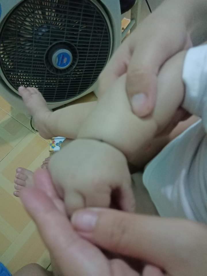 Muỗi chưa kịp cắn đã bị em kẹp chết :))
Cute dã man