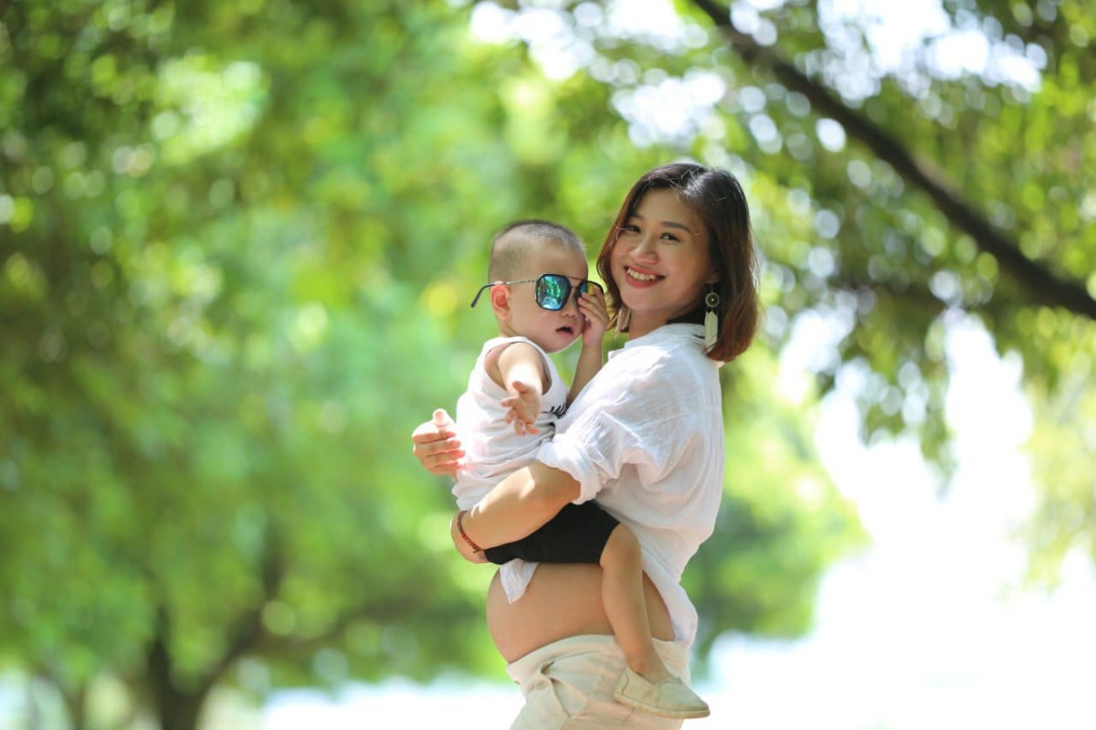 Nay đi chơi. Gặp con em đang bầu. 
Nó kêu "em bầu xấu quá.."
Xời.! Làm sao mà xấu bằng chị mày lúc bầu hả e.?
Cho nó xem ảnh. Nó tí ngất :(((
May mà đẻ xong đứa đầu nó trở về hình dạng ban đầu :))). Mới tự tin để cưới các mày ạ. 
Khoe với các mày hành trình từ lúc bầu tập 1 - cưới - bầu tập 2 - hp gia đình 4 ng - để các mày tự tin hơn khi bầu bí nhé.!!!
Edit 1 : nhiều người thắc mắc là sao đẻ xong mới cưới. Đơn giản là vì cả 2 vợ chồng tao đều ko muốn ba mẹ phải lo cho đám cưới. Nên 2vc tự tích cóp tiền mua nhà, mua xe rồi mới làm đám cưới. Đám cưới của mình mà, dùng tiền của mình nó mới thoải mái. Heee
Edit 2 : Cái ảnh gia đình tao đi con đờ rem. Các mày chê là tao dùng như phá - ý là chê chồng tao tã hả.?? Làm lão buồn, khóc mấy chậu nước mắt. Nên xin phép bổ sung thêm ảnh lão lúc bình thường nhé. Ảnh kia là nhà tao đi xuyên việt tận 26 ngày nên ko cắt tóc cắt tai gì, lại gió biển thổi nên nhìn hơi kinh tí thôi :))))

Nguồn: Trang Phạm