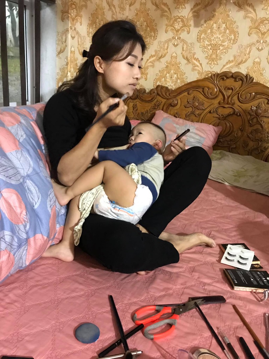 Nay đi chơi. Gặp con em đang bầu. 
Nó kêu "em bầu xấu quá.."
Xời.! Làm sao mà xấu bằng chị mày lúc bầu hả e.?
Cho nó xem ảnh. Nó tí ngất :(((
May mà đẻ xong đứa đầu nó trở về hình dạng ban đầu :))). Mới tự tin để cưới các mày ạ. 
Khoe với các mày hành trình từ lúc bầu tập 1 - cưới - bầu tập 2 - hp gia đình 4 ng - để các mày tự tin hơn khi bầu bí nhé.!!!
Edit 1 : nhiều người thắc mắc là sao đẻ xong mới cưới. Đơn giản là vì cả 2 vợ chồng tao đều ko muốn ba mẹ phải lo cho đám cưới. Nên 2vc tự tích cóp tiền mua nhà, mua xe rồi mới làm đám cưới. Đám cưới của mình mà, dùng tiền của mình nó mới thoải mái. Heee
Edit 2 : Cái ảnh gia đình tao đi con đờ rem. Các mày chê là tao dùng như phá - ý là chê chồng tao tã hả.?? Làm lão buồn, khóc mấy chậu nước mắt. Nên xin phép bổ sung thêm ảnh lão lúc bình thường nhé. Ảnh kia là nhà tao đi xuyên việt tận 26 ngày nên ko cắt tóc cắt tai gì, lại gió biển thổi nên nhìn hơi kinh tí thôi :))))

Nguồn: Trang Phạm