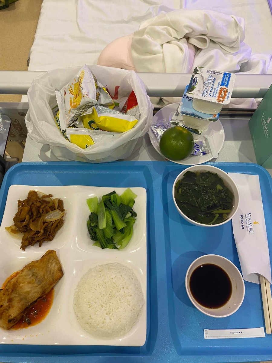 ▪Review về Vinmec Central Park. Thấy nhiều mom lăn tăn vs cả nghe chê nhưng e trải nghiệm thì cảm thấy 10 điểm cho dịch vụ. Mom nào có kinh tế tí thì lựa chọn bv này theo e là hợp lí nếu thai kì k có j qá nhìu bất thường.
▪E dự tính sinh ở vinmec ĐN nhưng có việc nên huỷ gói ở ĐN vào Sg mua lại gói từ tuần 36, ở ĐN thì rẻ hơn nhiều, e mua từ 12 tuần là 33tr, cơ sở vật chất hiện đại 3D 4D j có hết ( cái này ở SG k có ) , ph khám ở ĐN rất to và đẹp, SG cũng k to bằng. E vào SG ở tuần 36 và mua ở Vin gói 36 là 37200k cho đẻ thường ( gồm 4 lần khám , xét nghiệm , ... ) + chuyển dạ . 
▪Nếu k mua gói thì khám khá mắc, 1200k k đặt lịch vs tiền khám nữa thì mỗi lần khám tầm 2tr hơn, còn có đặt lịch thì giá 700k + tiền khám e nhớ v k nhớ chính xác lắm. Ph khám thì sạch sẽ yên tĩnh, bác sĩ nhẹ nhàng cực kì và tư vấn từng giai đoạn , vẫn khuyến khích sinh thường , k việc j phải mổ, trừ tr hợp nào lợi cho mẹ hơn thì làm 
✔️ Nói đi đẻ ở Vin k cần đem theo j là 9 xác 100% nha, có khi các mom k cần mua j sơ sinh luôn cũng có vì Bv cho e 2 xách đồ to trong đó có 8 bộ đồ áo qần ,tất ,chân ,tay ,mủ và cả khăn choàng luôn, bỉm merries đủ xài về tới nhà còn xài đc thêm tuần. Đồ mẹ thì miếng lót, bỉm mẹ, qần giấy, áo bv đem vào thay mỗi ngày. Bv cho cả sữa tắm e bé chai bự vs 3 bịch giấy ướt nhật , khăn sữa ,ncl k cần đem j ngoài đồ mag về của mẹ. Thích nhất là đồ xịn vl, tất cả là của NOUS , mềm mịn mát, khăn choàng thì đẹp dày. Tới h vẫn dư 4 bộ đồ 4 khăn choàng vì xài k hết còn y trong bọc 😂😂
▪️Hành trình đi sinh khá vui , e sinh trúng ngày cách li xã hội, sáng sớm ra nc ối 2vc e đi xe máy ung dung ngắm phố xá mát mẻ r tới bv bsi sau 2 lần khám thấy e nhìu cơn gò mà e k hề đau ( trômk vía e may mắn sao gò mà e k thấy đau ) bsi bảo vỡ ối nếu muốn sinh thường thì trong vòng 6t nữa sẽ sinh, nhưng tỉ lệ thành công chỉ 30% còn 70% là mổ, nghe v ck e đki mổ luôn. Gói mổ 36 tuần là 52xxx nha, thế là vào mổ. Ph ốc thì như ksan ấy, y tá phát đồ và hướng dẫn tắm dùng gạc chùi bụng cho sạch sẽ r lên giường đi mổ. 
Ph mổ to và hiện đại cực kì, luôn có y tá túc trực nc vs mình cho đỡ hoang mag. Rồi e gặp bsi gây mê, nc qa lại hỏi han zui zẻ xong e đc đưa vào ph mổ. Đầu tiên là gây tê màng cứng, k đau tí nào chỉ lạnh lạnh. Xong là quay ng e mổ luôn. Ekip mổ e nhớ gần 10 ng . 2 bsi nhi , 2 bsi chính , 2 gây tê , rồi vài y tá phụ. Lúc mổ e vs a bsi gây mê liên tục nc vui vẻ bt k sợ j cả, y tá bsi luôn hỏi han nên k sợ thật, rồi đang nc bsi bảo e bé ra rồi nha mẹ, lúc đó mới b là xong. Trong khj bsi may thì e bé đc khám ngay dưới máy sưởi trong ph có thể nhìn thấy. Nói chung e đi đẻ nó nhanh như cơn gió xong xuôi. Vết mổ may ai cũng khen đẹp
Xuống bàn mổ tới ph hồi sức, đọc trên mạng thấy lạnh rồi ghê sợ đủ thứ nhưng e thấy ở vin họ cho cả máy sưởi thổi vào mền nên k lạnh mấy ngoài hơi răng va vào nhau do tdung phụ của thuốc tê thôi 🤣 bsi luôn túc trực cần j có đó, à lúc này ng nhà đc vào r nha. E bé sau khi đc khám sàn lọc thì đc vào ph này vs mẹ luôn để gặp ng nhà. Xong xuôi khi nào về ph thì e bé đc về. À qên tr lúc về ph sẽ đc tiêm 2 mũi ở gần hông để giảm cơn đau gò tử cung, thế là chả đau gì luôn 🥰 xuống ph thì truyền giảm đau 1 ngày còn các ngày sau thì 8t đặt thuốc giảm đau 1 lần nên lúc này tranh thủ đứng dậy tập đi nha
▪️E chỉ thấy đau sau vết mổ là hơi thốn, cảm giác như đứt 10 ngón tay 1 lúc, rát rát v đó nói chung là vẫn trong giới hạn cho phép ( e là đứa nhát cấy sợ đau ) nằm 1 ngày là đứng dậy đi tắm đc r 🤪 ngày đầu chưa đứng dậy đc thì các cô vào vệ sinh 
▪️Sau 24h e bé đc các cô đẩy đi tắm và tắm mỗi ngày sau đó luôn. Ph đc dọn mỗi ngày, thay ga, gối, đồ của mẹ. Lau dọn sạch sẽ thơm tho. Đồ ăn thì đúng h đem vào, menu từng ngày các mẹ tuỳ chọn. Toàn đồ ăn xịn như cá hồi, thịt bò mỹ ola pla. Ngoài ra bữa xế bánh trái vs sữa thì phát mỗi ngày 3 lần 😂, do dịch k ra vào đc nên đồ ăn ng nhà 120k 1 suất ăn mỗi buổi, ngày 3 buổi nhân lên 🤣 cần j cứ bấm nút y tá chạy vào ngay lập tức
▪️Tới ngày cuối e bé mình có dấu hiệu vàng da nên nằm nôi đèn 3tr 1 ngày xịn xò. Tr khi ra viện đc lấy máu để sàn lọc nhóm máu vs các món bị dị ứng pla pla .... bsi thăm khám vết mổ mỗi ngày, bsi nhi cũng vậy. Ở đây đầy đủ mọi thứ, ngay cả khi chưa có sữa thì cũng có máy pha sữa công thức, máy hâm sữa, y tá sẽ làm giúp bạn hết
▪️ ra viện đóng thêm gần 6tr phát sinh là nằm nôi đèn vs tiền ăn j j đó thôi
✔️ Tóm laii nếu có lần 2 thì e cũng chọn Vin. Tr khi đẻ đọc thấy ghê qá nhưng trải nghiệm ở Vin về thì e k sợ lần 2 nữa đâu ạ 😂 sau đây là vài hình ảnh minh hoạ . À e có tham khảo hạnh phúc nhưng xa qá ở tận bình dương, AIH nghe bảo cũng đẹp nhưng chưa qa , còn SIH thì e có ghé khám lần đầu tiên khi tới Sg thông qa lời rw các mom trên đây, khám xong k đợi kq e bỏ về luôn vì thấy ph khám bé hẹp lại tối, vs cả ngày đó e đi gặp trúng mấy bác k ân cần nên ấn tượng k tốt j hết, cá nhân e thấy máy móc cơ sở vật chất khá tệ 😢 khá làm tiền nữa, bắt e mua gần 1tr tiền thuốc tới h còn y, ở vinmec hỏi e ún thuốc bầu j, e tloi prenatal thì bác bảo v đủ r viên đó đầy đủ ( giống bsi bên mỹ, ng nhà e ở bênh đó cũng bảo chỉ cần ún 1v này là đủ )