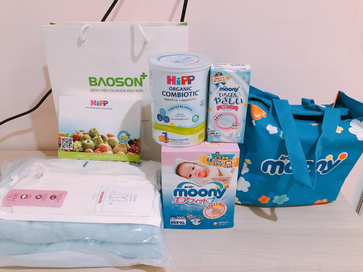 REVIEW ĐẺ TẠI BỆNH VIỆN BẢO SƠN

Vậy là đã 1 tháng trôi qua, kể từ ngày 2 mẹ con mình vượt cạn cùng các Y Bác Sỹ tại Bệnh viện Bảo Sơn.🌼
Khi vào nhóm chắc chắn cũng nhiều ng muốn tìm hiểu về dvu ở BS như e lúc đang tìm hiểu nên e sẽ chia sẻ chút vs mng.
 Hôm nay có time rảnh rỗi để ngồi viết chút review cho chị e tham khảo!
- Đứa đầu e chọn Phụ Sản HN vì tuyến đầu ngành cho yên tâm. E đẻ dịch vụ mà nghĩ đến h vẫn sợ, quá đông ạ, mở hết 10p r mà con e lại quậy quá nên bsy chỉ định mổ. Mổ xong 2 ngày thì về, chuyên môn khỏi phải bàn nhg dịch vụ thì chắc ai đi rồi sẽ hiểu.
- Đứa thứ 2 e quyết định mổ chủ động bvien tư. Vì đúng đợt dịch, phụ sản sẽ rất đông e cũng lo, mà cũng muốn vượt cạn dịch vụ tốt xíu. Sau khi tìm hiểu thì quyết định mổ lần 2 tại Bệnh Viện Đa Khoa Bảo Sơn.
👐🏻 Lần này, đi đẻ nhàn quá các bác ạ! E đến khám tuần thứ 36, thủ tục lm hồ sơ có nhân viên tư vấn lm hết, mih cũng k phải lz. Khám xét nghiệm trước sinh e thấy kỹ, nhiệt tình, có bạn tư vấn viên đưa đi khám từng khâu rất nhanh chóng, ko lo bỡ ngỡ. Khám xong sang ăn sáng tại Bảo Sơn Hotel rồi quay về lấy kết quả.
- Có những mức giá theo tuần đky tư lúc mới bầu cho tới lúc đẻ. E chọn gói 38w đẻ mổ lần 2. Đúng đợt này đang đc giảm giá. Đẻ xong lú quá e hay quên, mà cũng ck trả viện phí nên k nhớ chi tiết.
- Đi đẻ đúng nhàn tênh, các bác chỉ cần mang bộ quần áo của mẹ và bé hôm xuất viện thôi nhé. Đồ ở bệnh viện cbi cho đầy đủ hết rồi.
- Tiếp đến là hôm đi mổ chủ động. Cứ thế đi đến lên thẳng vào lm các bước trước mổ, xong xuôi chuyển vào phòng mổ. Lần này, cảm giác còn sợ hơn lần 1. Lần đầu đau đẻ e ko khóc đâu, bsy bảo mổ cái nước mắt chảy ròng ròng, cơ thể yếu ớt tn mổ xong tiếp xúc da với con xong ngất luôn nên thiếp đi khoảng 2,3 tiếng tỉnh dậy rồi mới đc chuyển về hậu phẫu. Nên mổ l2 e vẫn sợ lắm. Mà các bác sỹ, hộ sinh cứ cổ vũ, khích lệ tinh thần nên e cũng bớt lo. Nói chuyện đc vài câu thì thấy cu con oe oe ra chào mẹ roi. Lúc này cả ê kíp mổ lại tiếp tục nchuyen vs e rất vui và rôm rả. Lần mổ 2 này e ko ngất cơ mà cũng bị nôn 2 lần ở phòng hậu phẫu, xong phải tiêm chống nôn ms hết. Nchug cả 2 lần mổ e đều bị tác dụng của gây tê tuỷ sống.
- Chuyển về phòng thì e book phòng up lên phòng riêng là 1tr4/ngày. E ở viện 4 ngày.
Gói mình đky ở viện là phòng sẽ ở 2 sản phụ, e up lên thì ở 1 mình nên phát sinh thêm khoản này. Ở phòng thường thì có đủ 4 bữa cho sản phụ và 1 bữa sáng cho ng nhà sang khách sạn ăn. E up lên phòng dịch vụ thì cả ng nhà cũng đc mang 3 bữa tại phòng và phiếu ăn sáng bên khách sạn.
- Về phòng sau sinh, bác sỹ Cốc ( mổ chính) cho mình về hỏi han rất chu đáo và bác tiêm mũi giảm đau sau sinh cho mình cũng xuống hỏi han liên tục xem có đau ko, rồi kiểm tra ống giảm đau thg xuyên.
+ Đêm đầu tiên sau khi mổ xong các y bác sỹ vào hỏi han thường xuyên, cứ 1,2 tiếng lại có điều dưỡng vào ktra, thay dịch, tiêm kháng sinh. 
+ Hết giảm đau 48h lúc này e đau quá, thì mỗi ngày đc đặt 2 viên giảm đau nữa ko thì chắc xỉu qá.(mổ l2 đau hơn l1 gấp trăm lần ce ạ 🤣)
+ Tối có điều dưỡng trực phòng kế bên nếu cần gì cứ gọi họ sẽ thay bỉm, pha sữa,.... cho. Nhg mẹ vs ck e làm hết roi cũng ko gọi. Chỉ lúc nào e đau ms gọi, nhg tối họ cũng thi thoảng vào ktra rồi.
+ Bị tắc tia sữa lúc nửa đêm gọi điều dưỡng sang massage tay cho ko thì chắc hôm sau e là e bị nặng lun mất.
+ Dịch vụ tốt quá, nhiều sự quan tâm quá nên e ko nhớ hết mà kể chi tiết với mọi ng luôn. Nhiệt tình từ lao công vào dọn vệ sinh ngày 2 lần rất cẩn thận và niềm nở cho đến nhân viên bên khách sạn mang đồ ăn sang cũng rất nhiệt tình. 
+ Đồ ăn ngon, thay đổi menu mỗi ngày cho sản phụ lưah chọn đa dạng, ko bị ngán.
- Ngày nào bác sỹ cũng qua hỏi han. Hôm cuối xuất viện ra thanh toán thêm những khoản phát sinh và lấy giấy tờ rất nhanh.
- Bvien còn đặt thuốc đây dịch cho ra nhanh nên ve nhà e chỉ còn xíu dịch vài hôm là sạch, chứ ko như lần đầu về cả tháng ms sạch.
- Ngày nào cũng tiêm co dạ con nên sau mấy hôm ở viện về bụng e xẹp lép luôn, chứ ko như lần đầu về bung như cái rổ, da con co mấy tháng mới nhỏ lại.
- Chiếu tia laser giúp khô vết mổ nhanh. Tvia vết mổ đẹp lm ạ.
- Bệnh viện tặng quà sau sinh. Mẹ và bé sẽ đc care trong vòng 1 thánh sau sinh có vấn đề gì cứ xuống viện ktra ạ. Bsi Thắm nổi tiếng chữa tắc tia sữa tại bvien nói cứ tắc là xg gặp bác ko cần phải đi đâu chữa cả.
- À! Và khoản đo chỉ số BMI là e thích nhất. Bác Sỹ lên thực đơn bữa ăn dinh dưỡng đảm bảo sữa cho con mà mẹ lại về cân nặng lý tưởng với chiều cao.
+Trước bầu  e 53kg( vì đẻ đứa đầu xog khó giảm về dáng lúc con gái qá) lên bàn đẻ 69kg. 
Đẻ xong hôm về nhà cân là 62kg, Sau 10 ngày cân lại h còn 58kg. Đấy là e còn thèm quá nên ăn dư chỉ tiêu chút xíu, nếu ko chắc giảm nhanh nữa. Bác Sỹ đg lên chỉ tiêu cho e xg 48. Hy vọng thành công hihi 😋
- Bệnh viện còn tặng gói chụp ảnh newborn cho bé nữa ạ.
❤️❤️❤️ Nói chung e rất hài lòng về mọi dịch vụ ở bệnh viện. Tính ra e thấy rẻ chứ ko hề đắt chút nào so với chất lượng nhận đc.
Riêng tiền phòng ở chất lượng, thuốc thang chu đáo, mọi thứ bvien lo tất chi việc đi ng ko. Còn lần đầu e đi đẻ dịch vụ mà nghĩ thấy ngán thật sự.
💸Đợt này đang đc giảm giá khoảng 10triệu nên xong tất e hết khoảng 35tr.
Các chị cứ ib hỏi e khỏi phải lăn tăn ạ.
À mổ đắt hơn chứ đẻ thường thì rẻ 1 nửa đấy ạ. Đẻ thường còn ko phải mất 3trieu mũi giảm đau 48h sau mổ nữa.
👉🏻👉🏻👉🏻Đây là chút chia sẻ của e về quá trình đi đẻ, và chút review về Bệnh viện đa khoa Bảo Sơn cho chị e tham khảo ạ. Mong giúp ích đc cho chị e.