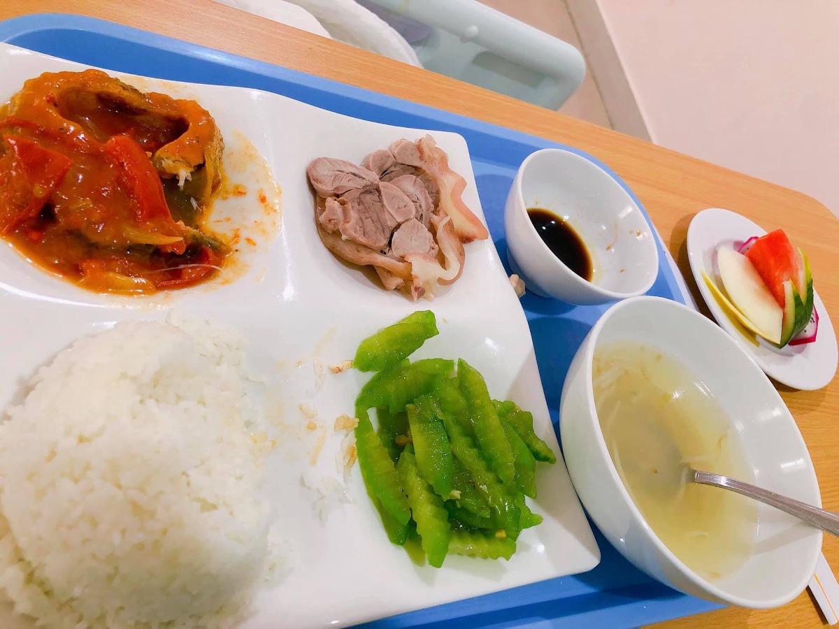 REVIEW ĐẺ TẠI BỆNH VIỆN BẢO SƠN

Vậy là đã 1 tháng trôi qua, kể từ ngày 2 mẹ con mình vượt cạn cùng các Y Bác Sỹ tại Bệnh viện Bảo Sơn.🌼
Khi vào nhóm chắc chắn cũng nhiều ng muốn tìm hiểu về dvu ở BS như e lúc đang tìm hiểu nên e sẽ chia sẻ chút vs mng.
 Hôm nay có time rảnh rỗi để ngồi viết chút review cho chị e tham khảo!
- Đứa đầu e chọn Phụ Sản HN vì tuyến đầu ngành cho yên tâm. E đẻ dịch vụ mà nghĩ đến h vẫn sợ, quá đông ạ, mở hết 10p r mà con e lại quậy quá nên bsy chỉ định mổ. Mổ xong 2 ngày thì về, chuyên môn khỏi phải bàn nhg dịch vụ thì chắc ai đi rồi sẽ hiểu.
- Đứa thứ 2 e quyết định mổ chủ động bvien tư. Vì đúng đợt dịch, phụ sản sẽ rất đông e cũng lo, mà cũng muốn vượt cạn dịch vụ tốt xíu. Sau khi tìm hiểu thì quyết định mổ lần 2 tại Bệnh Viện Đa Khoa Bảo Sơn.
👐🏻 Lần này, đi đẻ nhàn quá các bác ạ! E đến khám tuần thứ 36, thủ tục lm hồ sơ có nhân viên tư vấn lm hết, mih cũng k phải lz. Khám xét nghiệm trước sinh e thấy kỹ, nhiệt tình, có bạn tư vấn viên đưa đi khám từng khâu rất nhanh chóng, ko lo bỡ ngỡ. Khám xong sang ăn sáng tại Bảo Sơn Hotel rồi quay về lấy kết quả.
- Có những mức giá theo tuần đky tư lúc mới bầu cho tới lúc đẻ. E chọn gói 38w đẻ mổ lần 2. Đúng đợt này đang đc giảm giá. Đẻ xong lú quá e hay quên, mà cũng ck trả viện phí nên k nhớ chi tiết.
- Đi đẻ đúng nhàn tênh, các bác chỉ cần mang bộ quần áo của mẹ và bé hôm xuất viện thôi nhé. Đồ ở bệnh viện cbi cho đầy đủ hết rồi.
- Tiếp đến là hôm đi mổ chủ động. Cứ thế đi đến lên thẳng vào lm các bước trước mổ, xong xuôi chuyển vào phòng mổ. Lần này, cảm giác còn sợ hơn lần 1. Lần đầu đau đẻ e ko khóc đâu, bsy bảo mổ cái nước mắt chảy ròng ròng, cơ thể yếu ớt tn mổ xong tiếp xúc da với con xong ngất luôn nên thiếp đi khoảng 2,3 tiếng tỉnh dậy rồi mới đc chuyển về hậu phẫu. Nên mổ l2 e vẫn sợ lắm. Mà các bác sỹ, hộ sinh cứ cổ vũ, khích lệ tinh thần nên e cũng bớt lo. Nói chuyện đc vài câu thì thấy cu con oe oe ra chào mẹ roi. Lúc này cả ê kíp mổ lại tiếp tục nchuyen vs e rất vui và rôm rả. Lần mổ 2 này e ko ngất cơ mà cũng bị nôn 2 lần ở phòng hậu phẫu, xong phải tiêm chống nôn ms hết. Nchug cả 2 lần mổ e đều bị tác dụng của gây tê tuỷ sống.
- Chuyển về phòng thì e book phòng up lên phòng riêng là 1tr4/ngày. E ở viện 4 ngày.
Gói mình đky ở viện là phòng sẽ ở 2 sản phụ, e up lên thì ở 1 mình nên phát sinh thêm khoản này. Ở phòng thường thì có đủ 4 bữa cho sản phụ và 1 bữa sáng cho ng nhà sang khách sạn ăn. E up lên phòng dịch vụ thì cả ng nhà cũng đc mang 3 bữa tại phòng và phiếu ăn sáng bên khách sạn.
- Về phòng sau sinh, bác sỹ Cốc ( mổ chính) cho mình về hỏi han rất chu đáo và bác tiêm mũi giảm đau sau sinh cho mình cũng xuống hỏi han liên tục xem có đau ko, rồi kiểm tra ống giảm đau thg xuyên.
+ Đêm đầu tiên sau khi mổ xong các y bác sỹ vào hỏi han thường xuyên, cứ 1,2 tiếng lại có điều dưỡng vào ktra, thay dịch, tiêm kháng sinh. 
+ Hết giảm đau 48h lúc này e đau quá, thì mỗi ngày đc đặt 2 viên giảm đau nữa ko thì chắc xỉu qá.(mổ l2 đau hơn l1 gấp trăm lần ce ạ 🤣)
+ Tối có điều dưỡng trực phòng kế bên nếu cần gì cứ gọi họ sẽ thay bỉm, pha sữa,.... cho. Nhg mẹ vs ck e làm hết roi cũng ko gọi. Chỉ lúc nào e đau ms gọi, nhg tối họ cũng thi thoảng vào ktra rồi.
+ Bị tắc tia sữa lúc nửa đêm gọi điều dưỡng sang massage tay cho ko thì chắc hôm sau e là e bị nặng lun mất.
+ Dịch vụ tốt quá, nhiều sự quan tâm quá nên e ko nhớ hết mà kể chi tiết với mọi ng luôn. Nhiệt tình từ lao công vào dọn vệ sinh ngày 2 lần rất cẩn thận và niềm nở cho đến nhân viên bên khách sạn mang đồ ăn sang cũng rất nhiệt tình. 
+ Đồ ăn ngon, thay đổi menu mỗi ngày cho sản phụ lưah chọn đa dạng, ko bị ngán.
- Ngày nào bác sỹ cũng qua hỏi han. Hôm cuối xuất viện ra thanh toán thêm những khoản phát sinh và lấy giấy tờ rất nhanh.
- Bvien còn đặt thuốc đây dịch cho ra nhanh nên ve nhà e chỉ còn xíu dịch vài hôm là sạch, chứ ko như lần đầu về cả tháng ms sạch.
- Ngày nào cũng tiêm co dạ con nên sau mấy hôm ở viện về bụng e xẹp lép luôn, chứ ko như lần đầu về bung như cái rổ, da con co mấy tháng mới nhỏ lại.
- Chiếu tia laser giúp khô vết mổ nhanh. Tvia vết mổ đẹp lm ạ.
- Bệnh viện tặng quà sau sinh. Mẹ và bé sẽ đc care trong vòng 1 thánh sau sinh có vấn đề gì cứ xuống viện ktra ạ. Bsi Thắm nổi tiếng chữa tắc tia sữa tại bvien nói cứ tắc là xg gặp bác ko cần phải đi đâu chữa cả.
- À! Và khoản đo chỉ số BMI là e thích nhất. Bác Sỹ lên thực đơn bữa ăn dinh dưỡng đảm bảo sữa cho con mà mẹ lại về cân nặng lý tưởng với chiều cao.
+Trước bầu  e 53kg( vì đẻ đứa đầu xog khó giảm về dáng lúc con gái qá) lên bàn đẻ 69kg. 
Đẻ xong hôm về nhà cân là 62kg, Sau 10 ngày cân lại h còn 58kg. Đấy là e còn thèm quá nên ăn dư chỉ tiêu chút xíu, nếu ko chắc giảm nhanh nữa. Bác Sỹ đg lên chỉ tiêu cho e xg 48. Hy vọng thành công hihi 😋
- Bệnh viện còn tặng gói chụp ảnh newborn cho bé nữa ạ.
❤️❤️❤️ Nói chung e rất hài lòng về mọi dịch vụ ở bệnh viện. Tính ra e thấy rẻ chứ ko hề đắt chút nào so với chất lượng nhận đc.
Riêng tiền phòng ở chất lượng, thuốc thang chu đáo, mọi thứ bvien lo tất chi việc đi ng ko. Còn lần đầu e đi đẻ dịch vụ mà nghĩ thấy ngán thật sự.
💸Đợt này đang đc giảm giá khoảng 10triệu nên xong tất e hết khoảng 35tr.
Các chị cứ ib hỏi e khỏi phải lăn tăn ạ.
À mổ đắt hơn chứ đẻ thường thì rẻ 1 nửa đấy ạ. Đẻ thường còn ko phải mất 3trieu mũi giảm đau 48h sau mổ nữa.
👉🏻👉🏻👉🏻Đây là chút chia sẻ của e về quá trình đi đẻ, và chút review về Bệnh viện đa khoa Bảo Sơn cho chị e tham khảo ạ. Mong giúp ích đc cho chị e.