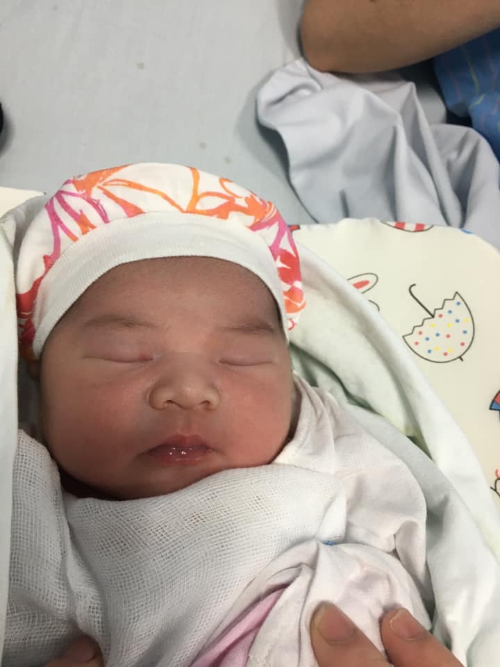 Review đẻ mổ bv Bưu Điện
Bé nhà mình ra đời lúc 15h15p, 17/03/2020, nặng 3,7kg (ban đầu siêu âm 3,95kg)
Về dịch vụ: Mình đăng ký mổ bs Hoa (mình thích sự thẳng thắn và nhiệt tình của bs ấy). Mình nằm phòng 5 giường, không đặt gì đâu họ xếp ở đâu thì mình đến đó thôi. Các bác sĩ, y tá khá nhiệt tình, k đòi hỏi.
Về chi phí. Tổng thiệt hại lấy máu gót chân, phí đã trừ bh trái tuyến 48% là 9,3tr. Cảm ơn bs 3tr. Tất khoảng 13tr.
Đây là lần đầu tiên mình mổ, quả thực lo lắng vô cùng. Đi vào buồng mổ tim đập thình thịch luôn. Ui lên thấy cái bàn mổ phát hoảng. Nhưng nghĩ đến con lại cố gắng vì đã bước vào đây rồi thì k ra dc.
Trước đó mình nghe nói mũi gây tê khá đau và buốt nên chị gái mình dặn nhờ bs giữ chắc để tránh lệch ven. Nhưng có vẻ như mình k đau với mũi này.
Cơ mà lúc lấy bé ra bs lôi giật đủ kiểu khiến mình xoay đầu liên tục, đau đầu, buồn nôn luôn. Cảm giác lấy bé ra nhẹ hẳn người.
K biết các mom có như mình k, lúc khâu xong xuôi 4 người cầm 4 góc lôi bịch sang giường bên cạnh để đẩy ra mà thốn vô cùng k khác gì mình là con lợn😂😂😂 cơ mà cũng hay. Nghĩ cũng buồn cười lắm.
Ra phòng chờ để gặp con, k hiểu sao rét run bần bật. Mn bảo đó là tác dụng phụ của thuốc gây tê. Thế nhưng, tất cả mn vào cùng lúc đó đều hết rét và đưa ra ngoài riêng mình thì vẫn còn nổi da gà, phải nhờ bs đắp thêm 3 cái chăn. Cuối cùng họ tiêm một tí thuốc gì đó và bảo là sẽ bị đau đầu, buồn nôn một tí. Trời đất tổ tiên tí sửu gì nó đau điên luôn, nôn k nôn dc, người thì cảm giác cứng đơ. Giải thích về lý do này bs bảo lúc mổ lôi bé ra mình quay đâu lắc lư nhiều nên thế. Mà khổ bé nó mông to giống bố quá, lôi mãi quả mông mới lên😅😅
Xong xuôi, về phòng vẫn thấy tê tê. Đến tối dc tiêm 1 mũi hình như giúp giảm đau co bóp tử cung thì phải, tiêm đến đâu biết đến đó, vừa đau vừa buốt chảy nước mắt luôn chứ chẳng đùa.
Đến sáng hôm sau, đây cuộc chiến tập đi😫😫 A chồng thì đâu biết mình đau cỡ nào chứ. Lúc bắt đầu ngồi dậy trời ơi đau thấu trời, cứ lên 1 tí là đau như cắt. Em cố k nhét thuốc giảm đau vào hậu môn vì sợ con lâu k có sữa nên cố chịu. Đến khi ngồi dạy rồi bước xg giường còn đau đớn hơn. Nươc mắt dòng dã, đau đớn. Thế rồi lại tập đi từng bước, mãi ngày hôm sau mới đi lại nhanh hơn chút. Giờ về đến nhà rồi mà lúc nằm xg đứng lên còn đau luôn😟😟😟
Đẻ ở đâu mổ 3 ngày là về rồi, đẻ thường htrc hôm sau về luôn. Vết mổ nhanh khô vì dc chiếu 2 lần cái ánh sáng gì gì tên Plassma hay sao ý em k nhớ rõ😂😂 Mà công nhận nhanh khô thật.
Thôi nói chung đẻ xong một đứa k dám nghĩ đẻ đứa thứ 2, giờ thì vẫn cương sữa đau đớn. Con thì khóc k chịu ti mẹ do k có sữa. 
Đấy đẻ xong rồi giờ nó giống y chang bố nó, chả giống mình cái gì. Nết xấu gắt thì bảo giống mình😭😭😭