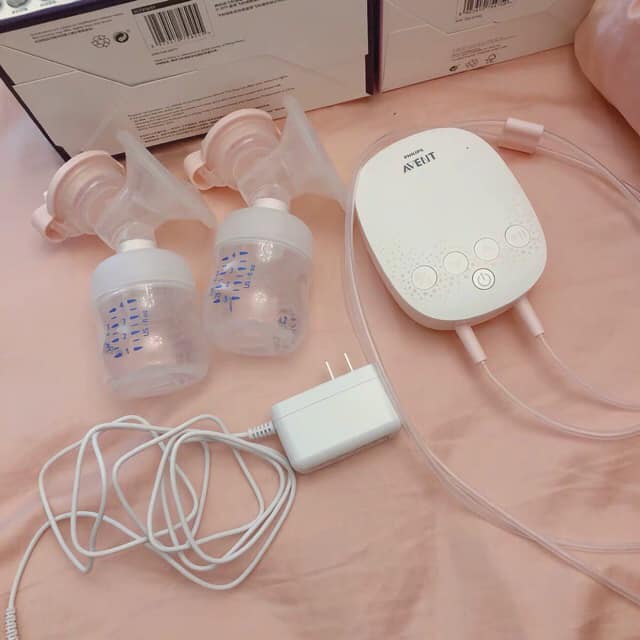 ••• [ REVIEW ] Đánh giá Avent hoa anh đào và các máy hút sữa hot nhất 2020 •••
Bài viết này em xin được review máy hút sữa Avent hoa anh đào, Medela, CM- Bear và một số máy khác. Các mẹ đừng tiếc tiền đầu tư một chiếc máy hút sữa xịn xò nhé. Vì nó sẽ theo mẹ cả quá trình dài, quyết định lượng sữa và cả tinh thần của mẹ nữa. Đừng tiếc tiền mua máy rẻ rồi mua về không hút được, hút đau quá , đâm sợ lại bỏ bê hút sữa. Rốt cục chả có sữa nên con phải ăn sữa công thức thì quá tội
Rồi nhiều mẹ bảo với em là không biết có sữa không, sợ ko có mua về phí. Càng nghĩ vậy thì càng không bao giờ có sữa vì càng ít sữa lại càng cần làm bạn với máy hút.
Các mẹ nên nhớ những giai đoạn đầu sau sinh là giai đoạn vàng. Nếu con chưa bú đc mẹ thì nhất định phải có máy hút sữa. Đừng để mãi mới hút rồi hỏi sao sữa ít thế, kích kiểu gì hả em?…thì em cũng xin chịu. Hãy luôn chuẩn bị những điều tốt đẹp nhất cho con yêu
🦜Review máy hút sữa Avent hoa tuyết (Avent Snow)
Ưu điểm
Ấn tượng đầu tiên là: Ôi đẹp lắm ấy, nhỏ gọn với thiết kế màu trắng trông rất sang chảnh luôn
Về lực hút: Máy hút sữa Avent Snow hút sâu và cạn sữa, nhẹ nhàng kinh khủng. Thậm chí nhẹ hơn lực mút của bé nhà em nữa ý, ko hề cảm giác đau luôn.
Đệm massage hình cánh hoa, không hề kéo hay hằn như medela pump nhưng vẫn hơi đau ạ
Màn hình sáng thuận tiện, hút ban đêm không cần bật điện hay phải rọi đèn. Có cả hiển thị phút hút, tạm dừng, hút/massage chỉnh tuỳ ý.
Dây hút được bịt 2 đầu ko lo bụi bẩn như dòng Medela
Nhược điểm
Vệ sinh em này theo mình là quá lỉnh kỉnh. Vì mỗi lần mình hút sữa xong cữ nào lại lách cách đi rửa và tiệt trùng đôi lúc phát ngại lên í
Bình sữa hơi bé, mỗi bình hút được 125ml.  Mỗi cữ em hút mỗi bên khoảng 150-160ml nếu bình to xíu thì hoàn hảo luôn ấy vì mua bình to quá cũng bất tiện. Hút cứ phải vừa hút vừa đổ ra túi
Phễu hút hơi to, mỗi lần sử dùng với áo hút sữa rảnh tay có phần bất tiện, không ôm sát, khó sử dụng. Nhiều khi hút xong đặt bình xuống phễu nặng quá đổ bình đổ cả sữa ra ngoài.
Nếu đầu ti hơi to thì không nên dùng em này vì sẽ bị chật ních. Em cũng thuộc dạng nhỏ mà còn thấy vừa khít
Sau 2 ngày dùng em này. Em đã cảm nhận quá là nản vì quá mệt mõi, nhiều phụ kiện lắt nhắt
🦜 Review máy hút sữa Medela Pump
Dòng Medela quá hot và thân quen rồi ạ. Tuổi đời siêu lâu trong làng hút sữa.
Ưu điểm
Giá thành của máy hút sữa Medela Pump ổn hơn Avent, phù hợp với nhiều mẹ.
Lực hút của Medela Pump mạnh, mẹ nào ti không nhạy cảm, ưa bạo lực thì dùng em này hợp lí.
Dòng này nổi về việc kích sữa, tăng lượng sữa
Máy cũng có chế độ massage và 7 cấp độ lực hút tuỳ chỉnh
Vệ sinh đồ hút siêu dễ, không lỉnh kỉnh mất thời gian
Có nhiều size phễu cho các mẹ lựa chọn, phù hợp với mẹ nào đầu ti to
Nhược điểm
Nếu mẹ nào ti nhạy cảm như em thì dùng máy hút sữa Medela Pump sẽ thấy cực đau và rát và dễ gây viêm tắc tuyến sữa
Chế độ massage chỉ 2p tự đổi sang chế độ hút. Ví dụ như mình ti nhạy cảm chỉ hút mức 1 thì thích dùng nấc massage hơn nhưng cứ được 2 phút nó lại nhảy sang chế độ hút.
Về độ ồn của máy thì em thấy ồn kinh khủng cũng đỡ hơn Hoa Tuyết tí thôi
🦜 Review máy hút sữa CMBEAR KICHILACHI REAL BUBEE
Ưu điểm
Giá thành rẻ, tầm 550k-850k tuỳ nơi
Lực hút mạnh
Nhỏ gọn xinh xắn
Dây sạc có đầu USB có thể cắm vào sạc dự phòng hoặc máy tính để sử dụng
Chạy êm, rung nhẹ không ồn lắm. Em dùng đợt nằm viện bị áp xe, kì cạch vắt liên tục chỉ sợ máy nào kêu to mọi người xung quanh không ngủ được.
Nhược điểm
Vệ sinh lỉnh kỉnh ngang máy hút sữa Avent, mỗi lần hút xong đi rửa là một cực hình. Em ở trong viện còn không có máy sấy đồ. Rửa xong ngồi lau lau cũng đủ hết ngày, lại còn phải hút liên tục.
Quảng cáo dành cho người hay bị tắc sữa mà mình thấy hút xong vẫn cảm giác như chưa kiệt hết ý. Nằm viện tắc sữa, chớm áp xe 1 tuần dùng máy này hút cả ngày cả đêm liên tục. Lúc nào bác sĩ kiểm tra cũng bắt hút tiếp vì ngực vẫn cứng. Cuối cùng lại phải xách máy khác vào hút, 2 hôm sau cục sưng giảm rõ rệt => ra viện
Đệm massage mình ko biết do có phải mình đang quen dùng Medela từ đầu không. Nhưng lắp vào thì vướng khó hút, bỏ ra thì ko hút được mấy
Không có màn hình led hay gì để nhìn cấp độ hút. Nhiều khi mình hút mình đang dùng chế độ gì, cấp độ nào mình cũng ko biết luôn.
Mạnh nhưng gây ĐAU đầu ti và KHÔNG KIỆT
🦜 Review máy hút sữa Cimilre
Đây là máy hút sữa hiện tại em đang dùng và rất rất hài lòng
Ưu điểm
Thân máy nhỏ gọn,
Tiếng máy khi hút là KHÔNG CÓ ĐỘ ỒN, nhẹ nhàng hơn Avent nhiều luôn. Đặt 2 máy cạnh nhau bật lên mà em giật mình vì độ rung nhẹ nhàng của em ý mọi người ạ. Ngồi trong chăn hút thoải mái mà không sợ bé tỉnh giấc
Mỗi lần sạc dùng được khoảng 3-4 lần hút (2 tiếng). Tiện lợi lắm luôn, em vừa hút vừa tha khắp nhà
Máy có thể nói nhịp hút êm như Avent nên nếu mẹ chọn để kích hút sữa thì quá ổn.
Nhịp hút như em bé ti, máy thiên về massage nên lượng sữa tiết ra rất nhanh, kiệt sữa hoàn toàn và không làm đầu ti bị bong rát hay đau, sướng cực (Điểm này cực giống Avent)
Là chiếc máy duy nhất hiện nay sử dụng 2 động cơ riêng biệt trong 1 chiếc máy. Các mẹ có thể sử dụng 2 chế độ khác nhau cho 2 bên ngực, 1 chiếc máy mà dùng như 2 máy bình thường lun ạ tiện lợi vô cùng. Thích hợp cho những mẹ lượng sữa 2 bên không đều
Em đã đo lực hút, Cimilre hút mạnh hơn cả Avent và Medela luôn. Avent và Medela chỉ tầm 200-250mmHg thôi. Cimilre tận 320-350mmHg cơ
Phụ kiện ít, mỗi lần vệ sinh rất nhẹ nhàng thoải mái. Mình mỗi lần hút chỉ cần tháo phễu, van trắng và bình đi rửa là ok, sướng
Vì phụ kiện nhẹ nên áo rảnh tay có thể hoàn thành tốt nhiệm vụ, ko cần giữ mỏi tay như Avent, vừa hút vừa làm việc vẫn ok
Đệm massage lắp vào hút nhẹ như không, tháo ra vẫn hút rất kiệt luôn nhé
Máy auto 30p là tự ngắn, không sợ các mẹ quên mà hút quá lâu gây tổn thương đầu ti.
Nhược điểm
Phễu chỉ có 1size duy nhất là size 28mm trong bộ máy (Thật ra em lấy máy chuẩn công ty nên nhân viên vẫn chăm sóc tận chân răng lấy nhỏ nhất là sz 24 của bộ đời đầu cho em). Nhưng các mẹ có vòng 1 khiêm tốn không lo nhé vì như e là dùng size 19 của medela nên phễu to lắp đệm massage là vừa khít hút đã lắm luôn. Tháo ra cũng vô tư hút không sợ đau đâu ạ
Máy nhỏ gọn nhưng vẫn không bỏ túi được nên vẫn phải cầm. Mẹ nào muốn vừa hút vừa quét nhà, nấu cơm thì vẫn phải cầm tay hoặc có máy hút sữa Cimilre F1 lực hút tương tự, cực nhỏ gọn chỉ có không hút 2 bên 2 chế độ riêng được thôi.
Van trắng phải rửa cẩn thận không sẽ bị rách
Tạm thời chỉ có vậy vì thực sự ưng lắm nên không biết chê gì cả
🦜 Review máy hút sữa Avent hoa anh đào
Ưu điểm
Về thiết kế: Máy hút sữa Avent hoa anh đào đẹp lắm lắm lắm các mẹ ơi, vẫn giữ nguyên thiết kế sang chảnh của máy hút sữa Avent Hoa Tuyết nhưng thay vào đó là màu hồng bánh bèo siêu cưng.
Về lực hút: Máy hút sữa Avent Snow hút sâu và nhưng vẫn có hiện tượng không kiệt sữa nhưng với Avent Hoa Đào lực hút khoẻ hơn, sâu hơn mà vẫn nhẹ nhàng kinh khủng. Thậm chí nhẹ hơn lực mút của Avent Hoa Tuyết nhưng vẫn siêu kiệt
Đệm massage máy hút sữa Avent hoa anh đào thiết kế đặc biệt, đệm dày nên hút cực êm, hút như không hút , không hề kéo hay hằn, không đau đầu ti như Avent Hoa Tuyết đâu ạ
Màn hình thiết kế y hệt Avent Hoa Tuyết, ánh sáng thuận tiện hút ban đêm không cần bật điện hay phải rọi đèn. Có cả hiển thị phút hút, tạm dừng, hút/massage chỉnh tuỳ ý
Dây hút được bịt 2 đầu không lo bụi bẩn hay nước vào máy như dòng Medela.
Vệ sinh dễ hơn máy hút sữa Avent Hoa Tuyết nhiều ạ, phễu Hoa Đào cổ ngắn nên vệ sinh dễ dàng hơn rất nhiều, số lượng phụ kiện thì vẫn như Hoa Tuyết nhưng rửa dễ hơn nên cũng đỡ mệt hơn ạ.
Phễu hút cổ ngắn hơn nên dễ sử dụng với áo hút sữa rảnh tay hơn Hoa Tuyết. Khi hút xong đặt bình xuống cũng KHÔNG bị đổ bình và sữa ra ngoài như Hoa Tuyết. MỘT SỰ CẢI TIẾN QUÁ TUYỆT VỜI
Nếu đầu ti hơi to không dùng được phiên bản Hoa Tuyết thì với Hoa Anh Đào THOẢI MÁI BON CHEN nhé các mẹ
ĐẶC BIỆT, CÓ THỂ NẰM NGẢ HÚT SỮA cực thoải mái, phụ hợp cho những mẹ sinh mổ hay bị đau lưng ạ. Ước mơ nằm hút đã trở thành hiện thực các mẹ ơi
Tiếng kêu của Avent Hoa Anh Đào cũng nhẹ nhành hơn Avent Hoa Tuyết nhiều đó ạ
Nhược điểm
Bình sữa vẫn giữ nguyên bình cũ 125ml như Hoa Tuyết nên vẫn hơi nhỏ, mỗi cữ em hút mỗi bên khoảng 150-160ml nên bình to xíu thì hoàn hảo luôn ạ. Điểm này khắc phục được nhé các mẹ, có thể thay bằng bình 260ml là ok tha hồ hút ạ
Giá thành HƠI chát, đắt gấp đôi so với Avent Hoa Tuyết đó ạ
Mong rằng chút ít kinh nghiệm chia sẻ sẽ giúp ích các mẹ trong vấn đề chọn máy hút sữa ạ
Nguồn : #mẹbắpcải