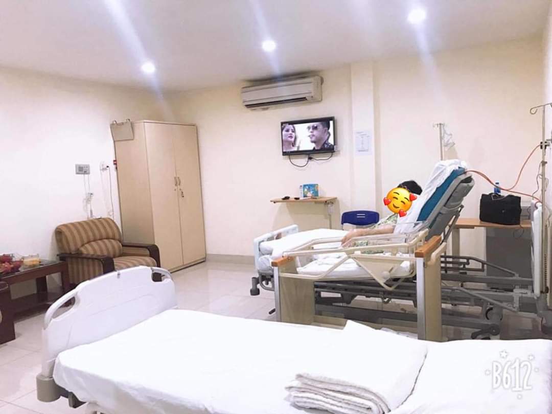 CHỒNG NHÀ NGƯỜI TA !!!

Chị vợ đẻ xong nhưng vẫn phải nằm trong phòng đẻ, đến tận đêm anh chồng vẫn ở ngoài chờ, nóng ruột quá ảnh mon men xin phép: "Anh ơi, cho em ngó vợ một tý nhớ".

Anh chị bác sĩ trực cùng kip mình mới bảo: "Muộn rồi anh cứ về trông em bé đi (em bé đã được trao cho gia đình về hậu sản rồi), mẹ bé còn phải nằm đây theo dõi".

Anh chồng rep: "Con có ông bà em chăm, em muốn ở đây bón cháo cho vợ". Eo ơi câu này đủ khiến các chị gục chưa huhu, chứ em nghe mà trái tim mềm nhũn ý, mà chưa hết nhaaaa. Xin mãi hỏng được ngó vợ miếng nào, cái, anh thập thò ngoài cửa nói vọng vô:

VỢ ƠI, ANH KHÔNG ĐƯỢC VÀO VỢ Ạ...

Share: Nguyễn Thị Hồng Hạnh- Cháo hành miễn phí
Ảnh minh họa***