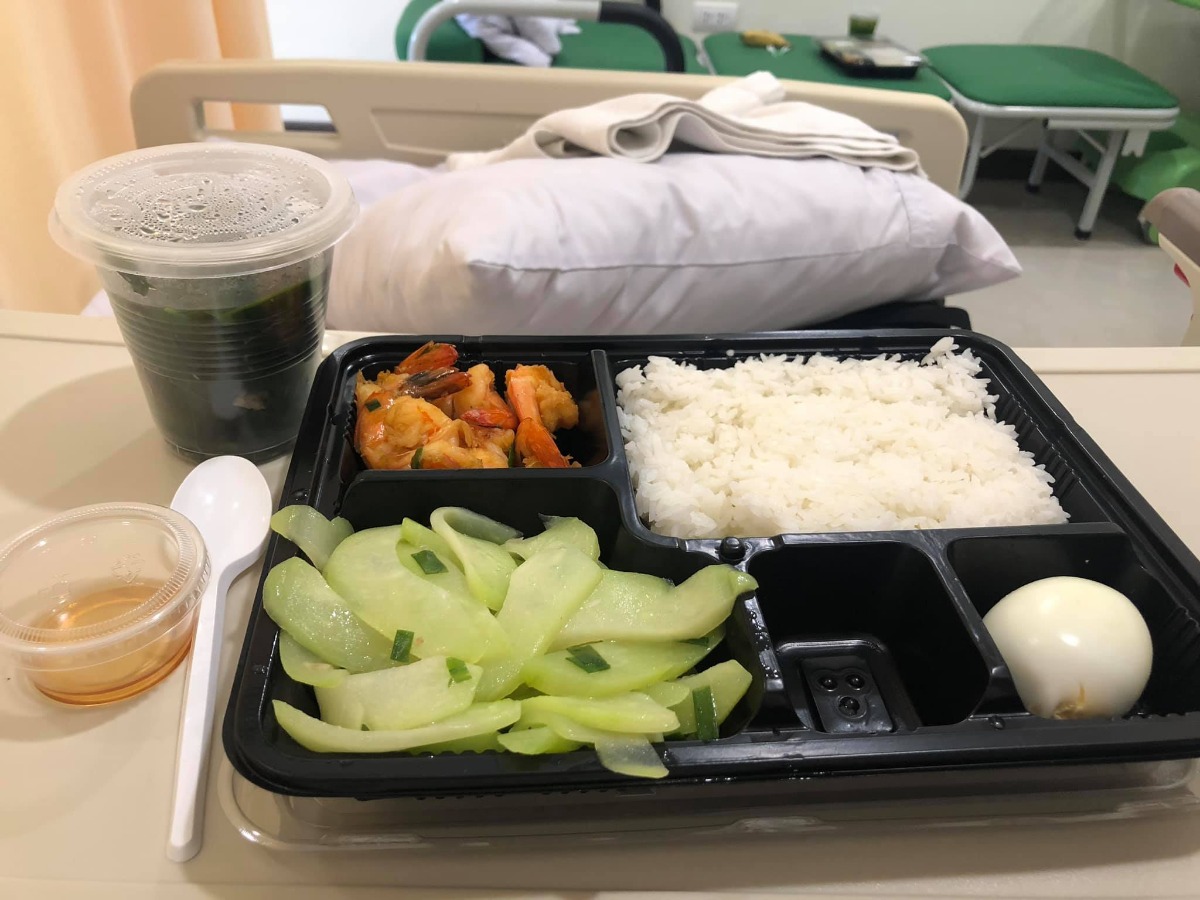 Review đi đẻ THU CÚC cho các mẹ đang lăn tăn nhé ạ
Trước khi chọn TC mình cũng phân vân nhiều nơi. Loại trừ Vin vs cả VP ra vì chi phí cao quá thì còn lại Hồng Ngọc, Thu Cúc, Bảo Sơn, Phương Đông... Nhìn chung cũng nhiều các bệnh viện TSTG tầm 30-40 trẹo, và bệnh viện nào cũng có Feeback tốt lẫn xấu cả, vì là kiểu gì cũng sẽ có người này người kia vì thế nên là chủ yếu mình thích đâu thì mình đăng kia đó thui.
Sau khi tham khảo các gói thì mình quyết định đăng kí TSTG từ 36w, đẻ mổ lần 2. Được khuyến mãi 35% mùa dịch khi đóng hết 1 cục còn 25.610K
Gói 36w gồm những gì?
- Gồm 3 lần khám thai (36w, 38w, trước sinh- cái này do mình chủ động lịch, nếu khám lần thứ 4 sẽ phát sinh theo giá của bệnh viện)
- Mổ lấy thai, gây tê cột sống, tiền lưu viện 72h (phòng cơ bản 2 giường vs mức giá 1,6tr/ngày)
- CP bỉm mẹ, bỉm con khi lưu viện
- Tắm bé, khám sơ sinh, khám mẹ trong quá trình lưu viện
- Vật tư y tế thuốc thang, quần áo, các chai truyền trong quá trình lưu viện
Chi phí có thể phát sinh ngoài gói bao gồm
1. Giảm đau 48h sau sinh (3,5triệu)
2. Up phòng vip 1 giường 2,4tr. Phòng vip 2 giường 2,9 triệu
3. Chọn bác sĩ 3-5triệu
4. Chọn giờ sinh 3-5tr (3tr đối vs giờ hành chính, 5tr đối vs giờ ngoài giờ hành chính)
5. Tiền xét nghiệm sàng lọc máu gót chân cho bé ( có gói 3 bệnh 600 vs gói 60 bệnh 3,6tr)
6. Tiền chiếu plasma vết mổ 250k/ lần
Về dịch vụ khám trc sinh
Đợt này dịch nên có vẻ các mẹ đổ về Thu Cúc khá nhiều, nên Rất Đông. Thời gian chờ đợi hơi nhiều nên khá mệt mỏi. Siêu âm tuỳ bác sĩ mà kĩ hay ko kĩ. Mình siêu âm lần đầu bác sĩ nào đó khá trẻ chỉ nói qua qua, 2 lần sau đều bác nghị SÂ mình thấy hài lòng. Siêu âm cân nặng chuẩn. Bác siêu âm 3080g, thì đẻ bạn Sumi 3000g. Nhiều ng bảo siêu âm cân nặng ko chuẩn thì mình cũng ko biết giải thích sao, nhưng mn p biết 1 điều là sâ lúc nào cũng có sai số
Đi đẻ
Mình đki mổ chủ động lúc 38w hơn (dựa theo dự kiến sinh 12w đầu mình siêu âm chỗ khác) 
Đki chọn giờ 3h30-4h30 chiều ngày 4/5. Thì đến khám và đki hoàn thiện hồ sơ ngày 3/5. Các y tá, bác sĩ nhiệt tình, nhẹ nhàng, được nâng như nâng trứng, hứng như hứng hoa. Các bạn lễ tân thì 1 câu dạ, hai câu vâng, nchung là cảm giác được làm thượng đế ce ạ. Khác hẳn vs cách phục vụ ở các viện công, kể cả khoa dịch vụ sản HN
 Chiều ngày 4/5 hai vk ck dắt díu nhau đi đẻ. Bệnh viện hẹn đến trc 2h để vệ sinh vs làm các thủ tục trc sinh mà 2 vk ck hóng quá đi trc hẳn 3,5h nên chờ hơi lâu. Đến nơi thì mình sẽ hoàn thiện 1 số cái 
-Bảo hiểm y tế
-Bảo hiểm bảo lãnh
-Thụt
- Tắm rửa sạch sẽ, nằm khô ráo nước
- Sát trùng khu vực mổ trc sinh lần 1( phòng chờ)
- Sát trùng khu vực mổ trc sinh lần 2 ( phòng mổ)
- Chờ được gọi vào phòng mổ
- Gây tê và mổ lấy thai
Trong quá trình mổ lấy thai, nhất cử nhất động của bác sĩ sẽ được y tá/ hộ lý nói lại vs mình. Các chị tươi như hoa như ngọc, thái độ cử chỉ nhẹ nhàng sẽ khiến các mẹ bớt sợ hãi và thoải mái hơn. Mình ko chọn bác sĩ vì mình nghĩ bv sẽ p chủ động sx người mổ phù hợp do lỡ có chuyện gì xảy ra, phía bv là ng bị ảnh hưởng đầu tiên. Vs cả mình tin tưởng các bsi =))) cuối cùng mình đc bsi Hằng phó khoa mổ cho, vết mổ rất đẹp. Kíp mổ đông lắm, có bsi gây tê, bsi mổ r y tá, hộ lý, cả ekip chụp ảnh chắc p hơn chục người. Ai cũng nhã nhặn lịch sự cả.
Con sinh ra sẽ được áp da mẹ, nếu ko vđ gì thì sau khi áp da mẹ sẽ được đi áp cả da bố
Bác sĩ lấy thai xong, y tá sẽ lau e bé, mặc quần áo và đi cân r thông báo cân nặng cho mẹ
Sau khi mổ xong các mẹ đc đưa về phòng hồi sức, chờ hết thuốc tê ( khoảng 2-3h tuỳ người)
Trong tg này cứ khoảng 15’ y tá lại đến đo huyết áp và kiểm tra vết mổ cho mẹ cẩn thận
Sau đó được chuyển về phòng lưu viện, lúc này sẽ được gặp người nhà và em bé ( nếu em bé bthg, ko gặp vấn đề gì)
Phòng lưu viện sạch sẽ, và khá đẹp, gọn gàng, tuy nhiên mình thấy hơi chật nếu để 2 sản phụ cùng ng nhà nằm. Bài trí cũng ko hợp lý cho lắm.
Mỗi ngày có 3-5 lượt vào thăm khám, truyền/ tiêm thuốc, vệ sinh cho mẹ
Trong phòng đầu giường mỗi sản phụ có 1 cái bấm chuông. Chỉ cần bấm 1 cái là các y tá, nữ hộ sinh xuất hiện ngay và luôn. Mẹ đau hay em bé tè, ị, khóc, đói chỉ cần bấm 1 cái tầm 30s sau các cô có mặt hỗ trợ r nên là bố mẹ nhàn lắm ko phải làm gì cả. Ck mình đi chăm vk ngủ tít mù lun
Lưu viện thì cơm ăn ngày 3 bữa, bữa sáng của sản phụ chủ yếu là cháo. Cháo trắng ăn ngay khi mổ về phòng, cháo thịt băm, cháo gà, cháo chân giò, cháo tim. Mình khuyên mn nên ăn chân giò vs tim vì các món còn lại ko ngon, mỗi hai món kia ngon thôi ạ
Cơm trưa, tối thì có sườn, tôm, bò, cá, thịt kho tàu ..... khá nhiều món khác nhau. Từ kinh nghiệm ăn thử của mình thấy có tôm, bò kho, vs sườn chua ngọt là ngon hơn cả, còn lại thì bình thường đến không ngon.
Cơm của sản phụ thì free, còn ng nhà thì giao động từ 65-95k ( mn nên chọn cho sản phụ món đắt và chọn cho ng nhà món rẻ để tiết kiệm chi phí ạ)
Ở viện 4 ngày 3 đêm thì xuất viện. Sẽ có y tá/ nữ hộ sinh đẩy mẹ và con xuống tầng 1. Bố xách đồ theo thôi. 
Ai có bhiem bảo lãnh, hoặc bhyt thì sẽ được lấy lại tiền ngay tại quầy luôn, rất tiện
Bệnh viện tặng mẹ bé 1 túi quà gồm 2 bộ quần áo, bỉm của moony, và 1 hộp lót sữa nhỏ của moony.
Đó, nchung là mình khá hài lòng. Các mẹ có thể update thêm TC như 1 đc đi đẻ hợp lí và sướng nhé ạ ^^

Nguồn: Mẹ Phạm Phương