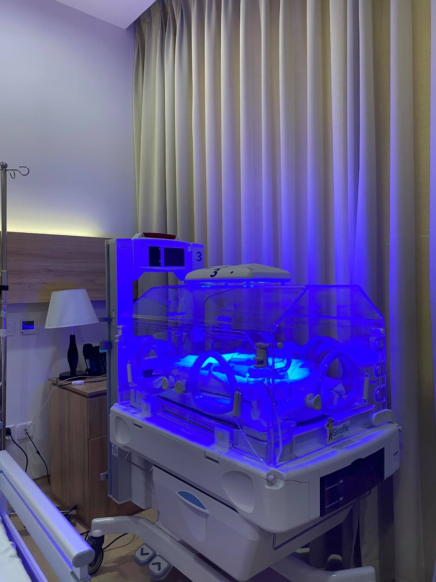 ▪Review về Vinmec Central Park. Thấy nhiều mom lăn tăn vs cả nghe chê nhưng e trải nghiệm thì cảm thấy 10 điểm cho dịch vụ. Mom nào có kinh tế tí thì lựa chọn bv này theo e là hợp lí nếu thai kì k có j qá nhìu bất thường.
▪E dự tính sinh ở vinmec ĐN nhưng có việc nên huỷ gói ở ĐN vào Sg mua lại gói từ tuần 36, ở ĐN thì rẻ hơn nhiều, e mua từ 12 tuần là 33tr, cơ sở vật chất hiện đại 3D 4D j có hết ( cái này ở SG k có ) , ph khám ở ĐN rất to và đẹp, SG cũng k to bằng. E vào SG ở tuần 36 và mua ở Vin gói 36 là 37200k cho đẻ thường ( gồm 4 lần khám , xét nghiệm , ... ) + chuyển dạ . 
▪Nếu k mua gói thì khám khá mắc, 1200k k đặt lịch vs tiền khám nữa thì mỗi lần khám tầm 2tr hơn, còn có đặt lịch thì giá 700k + tiền khám e nhớ v k nhớ chính xác lắm. Ph khám thì sạch sẽ yên tĩnh, bác sĩ nhẹ nhàng cực kì và tư vấn từng giai đoạn , vẫn khuyến khích sinh thường , k việc j phải mổ, trừ tr hợp nào lợi cho mẹ hơn thì làm 
✔️ Nói đi đẻ ở Vin k cần đem theo j là 9 xác 100% nha, có khi các mom k cần mua j sơ sinh luôn cũng có vì Bv cho e 2 xách đồ to trong đó có 8 bộ đồ áo qần ,tất ,chân ,tay ,mủ và cả khăn choàng luôn, bỉm merries đủ xài về tới nhà còn xài đc thêm tuần. Đồ mẹ thì miếng lót, bỉm mẹ, qần giấy, áo bv đem vào thay mỗi ngày. Bv cho cả sữa tắm e bé chai bự vs 3 bịch giấy ướt nhật , khăn sữa ,ncl k cần đem j ngoài đồ mag về của mẹ. Thích nhất là đồ xịn vl, tất cả là của NOUS , mềm mịn mát, khăn choàng thì đẹp dày. Tới h vẫn dư 4 bộ đồ 4 khăn choàng vì xài k hết còn y trong bọc 😂😂
▪️Hành trình đi sinh khá vui , e sinh trúng ngày cách li xã hội, sáng sớm ra nc ối 2vc e đi xe máy ung dung ngắm phố xá mát mẻ r tới bv bsi sau 2 lần khám thấy e nhìu cơn gò mà e k hề đau ( trômk vía e may mắn sao gò mà e k thấy đau ) bsi bảo vỡ ối nếu muốn sinh thường thì trong vòng 6t nữa sẽ sinh, nhưng tỉ lệ thành công chỉ 30% còn 70% là mổ, nghe v ck e đki mổ luôn. Gói mổ 36 tuần là 52xxx nha, thế là vào mổ. Ph ốc thì như ksan ấy, y tá phát đồ và hướng dẫn tắm dùng gạc chùi bụng cho sạch sẽ r lên giường đi mổ. 
Ph mổ to và hiện đại cực kì, luôn có y tá túc trực nc vs mình cho đỡ hoang mag. Rồi e gặp bsi gây mê, nc qa lại hỏi han zui zẻ xong e đc đưa vào ph mổ. Đầu tiên là gây tê màng cứng, k đau tí nào chỉ lạnh lạnh. Xong là quay ng e mổ luôn. Ekip mổ e nhớ gần 10 ng . 2 bsi nhi , 2 bsi chính , 2 gây tê , rồi vài y tá phụ. Lúc mổ e vs a bsi gây mê liên tục nc vui vẻ bt k sợ j cả, y tá bsi luôn hỏi han nên k sợ thật, rồi đang nc bsi bảo e bé ra rồi nha mẹ, lúc đó mới b là xong. Trong khj bsi may thì e bé đc khám ngay dưới máy sưởi trong ph có thể nhìn thấy. Nói chung e đi đẻ nó nhanh như cơn gió xong xuôi. Vết mổ may ai cũng khen đẹp
Xuống bàn mổ tới ph hồi sức, đọc trên mạng thấy lạnh rồi ghê sợ đủ thứ nhưng e thấy ở vin họ cho cả máy sưởi thổi vào mền nên k lạnh mấy ngoài hơi răng va vào nhau do tdung phụ của thuốc tê thôi 🤣 bsi luôn túc trực cần j có đó, à lúc này ng nhà đc vào r nha. E bé sau khi đc khám sàn lọc thì đc vào ph này vs mẹ luôn để gặp ng nhà. Xong xuôi khi nào về ph thì e bé đc về. À qên tr lúc về ph sẽ đc tiêm 2 mũi ở gần hông để giảm cơn đau gò tử cung, thế là chả đau gì luôn 🥰 xuống ph thì truyền giảm đau 1 ngày còn các ngày sau thì 8t đặt thuốc giảm đau 1 lần nên lúc này tranh thủ đứng dậy tập đi nha
▪️E chỉ thấy đau sau vết mổ là hơi thốn, cảm giác như đứt 10 ngón tay 1 lúc, rát rát v đó nói chung là vẫn trong giới hạn cho phép ( e là đứa nhát cấy sợ đau ) nằm 1 ngày là đứng dậy đi tắm đc r 🤪 ngày đầu chưa đứng dậy đc thì các cô vào vệ sinh 
▪️Sau 24h e bé đc các cô đẩy đi tắm và tắm mỗi ngày sau đó luôn. Ph đc dọn mỗi ngày, thay ga, gối, đồ của mẹ. Lau dọn sạch sẽ thơm tho. Đồ ăn thì đúng h đem vào, menu từng ngày các mẹ tuỳ chọn. Toàn đồ ăn xịn như cá hồi, thịt bò mỹ ola pla. Ngoài ra bữa xế bánh trái vs sữa thì phát mỗi ngày 3 lần 😂, do dịch k ra vào đc nên đồ ăn ng nhà 120k 1 suất ăn mỗi buổi, ngày 3 buổi nhân lên 🤣 cần j cứ bấm nút y tá chạy vào ngay lập tức
▪️Tới ngày cuối e bé mình có dấu hiệu vàng da nên nằm nôi đèn 3tr 1 ngày xịn xò. Tr khi ra viện đc lấy máu để sàn lọc nhóm máu vs các món bị dị ứng pla pla .... bsi thăm khám vết mổ mỗi ngày, bsi nhi cũng vậy. Ở đây đầy đủ mọi thứ, ngay cả khi chưa có sữa thì cũng có máy pha sữa công thức, máy hâm sữa, y tá sẽ làm giúp bạn hết
▪️ ra viện đóng thêm gần 6tr phát sinh là nằm nôi đèn vs tiền ăn j j đó thôi
✔️ Tóm laii nếu có lần 2 thì e cũng chọn Vin. Tr khi đẻ đọc thấy ghê qá nhưng trải nghiệm ở Vin về thì e k sợ lần 2 nữa đâu ạ 😂 sau đây là vài hình ảnh minh hoạ . À e có tham khảo hạnh phúc nhưng xa qá ở tận bình dương, AIH nghe bảo cũng đẹp nhưng chưa qa , còn SIH thì e có ghé khám lần đầu tiên khi tới Sg thông qa lời rw các mom trên đây, khám xong k đợi kq e bỏ về luôn vì thấy ph khám bé hẹp lại tối, vs cả ngày đó e đi gặp trúng mấy bác k ân cần nên ấn tượng k tốt j hết, cá nhân e thấy máy móc cơ sở vật chất khá tệ 😢 khá làm tiền nữa, bắt e mua gần 1tr tiền thuốc tới h còn y, ở vinmec hỏi e ún thuốc bầu j, e tloi prenatal thì bác bảo v đủ r viên đó đầy đủ ( giống bsi bên mỹ, ng nhà e ở bênh đó cũng bảo chỉ cần ún 1v này là đủ )