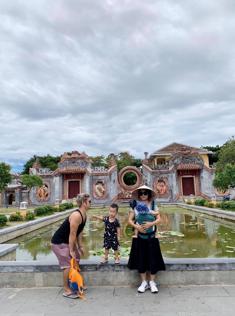 Nay đi chơi. Gặp con em đang bầu. 
Nó kêu "em bầu xấu quá.."
Xời.! Làm sao mà xấu bằng chị mày lúc bầu hả e.?
Cho nó xem ảnh. Nó tí ngất :(((
May mà đẻ xong đứa đầu nó trở về hình dạng ban đầu :))). Mới tự tin để cưới các mày ạ. 
Khoe với các mày hành trình từ lúc bầu tập 1 - cưới - bầu tập 2 - hp gia đình 4 ng - để các mày tự tin hơn khi bầu bí nhé.!!!
Edit 1 : nhiều người thắc mắc là sao đẻ xong mới cưới. Đơn giản là vì cả 2 vợ chồng tao đều ko muốn ba mẹ phải lo cho đám cưới. Nên 2vc tự tích cóp tiền mua nhà, mua xe rồi mới làm đám cưới. Đám cưới của mình mà, dùng tiền của mình nó mới thoải mái. Heee
Edit 2 : Cái ảnh gia đình tao đi con đờ rem. Các mày chê là tao dùng như phá - ý là chê chồng tao tã hả.?? Làm lão buồn, khóc mấy chậu nước mắt. Nên xin phép bổ sung thêm ảnh lão lúc bình thường nhé. Ảnh kia là nhà tao đi xuyên việt tận 26 ngày nên ko cắt tóc cắt tai gì, lại gió biển thổi nên nhìn hơi kinh tí thôi :))))

Nguồn: Trang Phạm