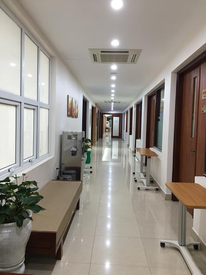 REVIEW QUẢ ĐI ĐẺ CỦA EM Ở VIỆN 108 - ĐI ĐẺ NHƯ ĐI NGHỈ DƯỠNG👍🏻
Đẻ xong em Cá cũng đã gần được tháng 🤗 nay em sẽ viết review về bên viện 108 cho các mẹ bầu có ý định đk sinh ở đây khỏi bỡ ngỡ hihi 🥰
Ở viện 108 thì có 2 khu : khu nhân dân ( khoa sản khu 9 tầng) và khu sinh con trọn gói. Bên nhân dân thì tập 1 em có sinh ở bên đó , nhưng vì có người nhà là bs của viện nên không khám xét gì nhiều ở viện, vào phát là ưu tiên xin mổ chủ động luôn vì thai to quá ngày. Nhưng note cho các chị em muốn đẻ bên khu nhân dân là bắt buộc phải làm hss trước tuần thứ 28 , lúc đi khám buộc phải mang phiếu sâ tuần thứ 12 và các xét nghiệm ( đã làm ) đi . Để tránh TH xếp hàng lâu mà vẫn phải về nhà lấy nhé :3 
🌹 Tập 2 em chọn đẻ bên khu sinh con trọn gói ( SCTG) . Thứ nhất vì ngại nhờ người nhà 😹 thứ 2 vì thôi mình xác định đẻ đây để được phục vụ từ A =>Z . Đời đẻ được mấy lần , tội gì phải khổ đúng không các chị em 😹 Trước đó em cũng đã tham khảo bên bv ĐK Bảo Sơn , rồi Thu Cúc , thực ra chi phí nó same same nhau, nhưng dù sao 108 là bv đầu ngành trang thiết bị hiện đại ( ôi tập 1 đẻ mổ ở khu công nghệ cao, phòng mổ xịn như trong phim Mỹ ý) cũng như bs rất giỏi nên một đứa sợ chết như em vẫn quyết chọn 108 dù đi từ nhà đến viện là hơn chục cây số 😹
•Chi phí đẻ ở khu SCTG : mổ lần 1 35tr , lần 2 38tr ( đối với thai đơn , thai đôi chi phí sẽ cao hơn) . Sinh thường đồng giá 20tr . Các mẹ nên làm hồ sơ sinh từ mốc 32w trở đi là được . Sẽ có 3 lần thăm khám miễn phí trước khi đẻ , các xét nghiệm bs chỉ định thì mình phải bỏ tiền túi ra nhé 😹k có trong gói đâu ạ. ( tổng bộ chi phí làm hss e làm hết 2tr5) ở đây thì sẽ khám bên khu khám theo yêu cầu. Trước khi khám , các mẹ nên vào quầy SCTG để đóng dấu , sau đó lên tầng 3 , khu B đóng tiền và vào phòng 18 ( bs Yên) để khám nhé. Vào siêu âm , xn hay đo doppler tim thì cứ vào thẳng phòng và đưa tờ giấy có dấu SCTG ra là auto ưu tiên khám trước , k cần xếp số chờ đâu ạ. 
•Về dịch vụ: đi đẻ chả phải mang gì ngoài tiền và bộ hồ sơ sinh nhé ( lúc về cbi 1 khăn quấn bé là được ạ), ở viện có tất tần tật từ quần áo cho bé , đồ cho mẹ , bỉm , khăn giấy , khăn quấn bé , thậm chí khỏi cần mang bình sữa vì ở viện các cô sẽ cho bé ăn khi sữa mẹ chưa về kịp. Y tá điều dưỡng túc trực 24/24 nên chỉ cần bấm cái nút trên đầu giường , 10s sau các cô sẽ xuất hiện như một thiên thần , bế bé đi thay tã và cho ăn . Đẻ đây tiện cái người nhà cũng nhàn , chả cần chăm gì nhiều vì y tá bs chăm cả mẹ cả con rồi. Người nhà chỉ có việc đến cổ vũ tinh thần thôi. Người nhà sẽ được phát luôn bàn chải kem đánh răng , khăn mặt và 1 cái ghế kéo ra làm giường để nằm nhé các mẹ. Cơm thì viện lo. Nhưng cơm cho người nhà sẽ tính chi phí 50k/ xuất nhé ( k có trong gói đâu ạ) và muốn ăn phải báo cơm trước ( cái này yên tâm , các cô buổi sáng sẽ vào đọc thực đơn để chọn , người nhà muốn ăn thì báo cô luôn để các cô sắp xếp) . Bệnh nhân thì ngày đc ăn 5 bữa ( kèm tráng miệng) . Người nhà ngày báo 3 bữa thôi ạ :3 vì 2 bữa phụ đều là cháo thịt 😹 với khẩu vị của em thì thấy cơm viện ăn cũng tàm tạm, không được ngon như lời đồn , nhưng thôi chấm điểm 6/10 .
🏆 Điểm cộng : dịch vụ , thái độ bác sĩ y tá điều dưỡng rất nhẹ nhàng , chăm sóc chu đáo , nhiệt tình . Giảm đau sau sinh hoàn toàn free. Đi đẻ k đau đâu. Đau đã có các cô điều dưỡng y tá lo. Các chị em đừng sợ. Bên viện 108 dùng thuốc khác hoàn toàn với các viện khác. Bt ở viện sản HN hay sản C sẽ có gói truyền giảm đau sau sinh 48h . 108 k có gói này , lúc đầu nghĩ k có gói này e cũng hơi rén, vì lần đầu đẻ Mèo đau lắm , khóc một dòng sông, em đã nghĩ thôi thì cố chịu đựng. Nhưng thực tế em đã nhầm 😹nếu chọn đẻ bên SCTG, khi mổ sẽ được truyền kháng sinh dự phòng. Lúc gây tê tuỷ sống các mẹ sẽ được tiêm 1 liều gọi là giảm đau dự phòng sau sinh 24h ( bên khu nhân dân là không có tiết mục này đâu nhé😹nên đẻ bên đó ráng chịu đau ạ) nên bảo sao em đẻ lúc 12h trưa mà tối 7h em ngồi dậy được rồi, sáng hôm sau là tự đứng dậy đi lại phăm phăm k thấy đau gì nữa. Em bé ngày 1 đc kẹp dây rốn, ngày 2 cắt rốn laze 2 thì , về rốn khô luôn k cần chờ rụng, cuống rốn các cô sẽ trao lại cho mẹ nhé 😹 các bé đc tiêm mũi VGB và vitamin K sau sinh. Đẻ lần 2 nhẹ nhàng sung sướng vãi chưởng 😹 xuất viện về em bé sẽ đc bs nhi của viện PSTW sang thăm khám, mẹ được bs khám lại vết mổ tình trạng sk các thứ rồi đc xuất viện nha. À , e rất thích một điều nữa là các cô ở đây rất nhiệt tình và luôn ưu tiên cho con bú mẹ. Em mổ đến tối ngồi dậy được là các cô đã hướng dẫn massage ngực và khuyến khích cho bé bú mẹ luôn để bé tập phản xạ bú mẹ chứ k như thằng Mèo ngày xưa về mất 1 tháng đánh vật cả nó nó mới chịu ti mẹ. Em Cá thì trộm vía hợp tác luôn. Ngày thứ 2 thì mẹ đã có sữa , sữa về luôn rồi. Trong viện cũng có máy hút sữa cho mẹ mượn luôn. Cố gắng các mẹ cho bé bú sớm để con nhanh đi đc hết phân su , sẽ k bị nôn trớ và đầy bụng, trào ngược nhé.
♨️ Nhưng nói đi cũng phải nói lại , dù ok nhưng vẫn có điểm trừ :
- Các mẹ đẻ thường có dịch vụ gây tê màng cứng ( đẻ không đau) nhưng phải đóng phí ngoài 3tr. Và chỉ nhận dịch vụ này trong thời gian 7h sáng => 7h tối. Ngoài giờ này nếu có đẻ thì sẽ k có bác sĩ gây tê ngoài màng cứng đâu ạ. Cái này e hóng đc , và đó là thực tế
- Nếu mổ : được chọn giờ và bs mổ ( em chọn Bác Hoa - bác đỡ rất mát tay ạ) nhưng nếu chọn giờ mổ và bs ngoài 5h chiều k nhờ kíp trực ( tầm 5h chiều đến 5h sáng) thì sẽ thêm chi phí 5tr nha các mẹ .  
- Khu SCTG hôm em đẻ đang sửa nên hơi ồn và bụi. Chắc giờ cũng sửa xong rồi 
- Wifi free phủ sóng , mạng ngon, mỗi tội phòng số 6 và số 7 không có mạng vào phòng, muốn xài mạng thì ra hành lang 😹 ( em đen đc xếp phòng số 7) 
----
👍🏻Nhìn chung thì em chấm về dịch vụ và mọi thứ 7/10 điểm:3 tất nhiên là với mức giá đó thì cũng khá ok, thuốc tốt bs giỏi, phòng ốc sạch đẹp. 2 người 1 phòng đầy đủ tủ lạnh điều hoà ti vi bình nóng lạnh . Các mẹ có ý định đẻ ở đây thì có thể tham gia lớp tiền sản để săn voucher giảm giá ( 5tr đối với đẻ mổ và 3tr đối với sinh thường) chơi mini game mà may mắn như bạn Linh thì đc giảm tận 7tr =)) thế là tính ra Linh đi đẻ hết có 31tr , thêm chi phí phát sinh 200k. Quá rẻ cho một cuộc đi đẻ mát mẻ :)) ở đây có nhận cả bhyt ( hình như đc giảm 1tr5 gì đó) em k có BH nên k biết 😹 
📜Em khoá sổ rồi, k đẻ nữa nên review đôi điều để ce tham khảo nhé :3 chúc các mẹ đi đẻ mà như đi nghỉ dưỡng giống em nha hihi 👍🏻

Nguồn: Mẹ Bùi Linh