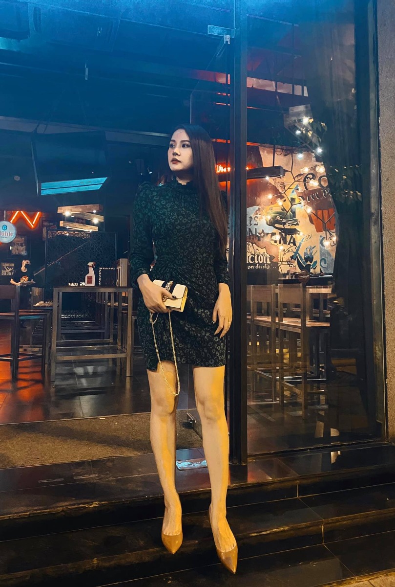 HÀNH TRÌNH LÀM MẸ, HÀNH TRÌNH LẤY LẠI VÓC DÁNG 🍀🍀🍀
Hôm nay con trai ngủ sớm, ngồi chia sẻ với các mẹ cảm xúc của bà mẹ 30 tuổi mới sinh con lần đầu 💕
Ngắm con trai 18 tháng ngủ ngoan, trải qua cùng con 18 tháng đầy cảm xúc, thấy lúc này bình yên thực sự.
Trước khi sinh bé mình là nhân viên ngân hàng khá bận rộn, ngoài kiến thức các cụ thân sinh truyền lại thì cũng vội dắt lưng vài quyển sách sinh sản và cóp nhặt kiến thức trên mạng. Tậm trạng vừa hồi hộp mong chờ, vừa lo lắng, bỡ ngỡ! 
Lúc lên bàn đẻ mình nặng 85kg, tăng 20kg so với trước khi mang bầu, mình cũng ăn uống có kiểm soát lắm nhưng do cơ thể hấp thụ tốt lại ko nghén nên tăng cân quá mức, bị tiểu đường thai kỳ!
Mình ko có cơn co nên đến ngày dự sinh bác sĩ chỉ định mổ. Trvia con nặng 3,93kg, khoẻ mạnh. Sau 4 ngày trong viện thì mình có sữa về, mình chịu khó ăn uống, vắt sữa đều nên sữa nhiều, tích trữ tủ lạnh con dùng đến 6 tháng.  
Vì chế độ ăn nhiều dinh dưỡng nên sau sinh mình cũng ko giảm cân được nhiều, béo xấu mà chồng lại trẻ nên mình quyết tâm thay đổi bản thân. Hiện giờ mình đã giảm đc 25kg 🥰
Hnay hứng chí chia sẻ với các mẹ sau sinh giảm cân hiệu quả mà nếu cho con bú vẫn ko ảnh hưởng đến sữa! 
🍀 Sau 1,5 tháng với mẹ đẻ thường, 3 tháng với mẹ đẻ mổ là có thể tập thể dục nhẹ nhàng, đi bộ, chạy chậm, tập động tác yoga đơn giản (trên youtube), tăng dần cường độ tập.
🍀 Tập Kegel ngày 2 lần: vừa đào thải sản dịch, thu hẹp cửa mình (mẹ nào chưa bít search google)
🍀 Uống trà vằng: vừa lợi sữa, vừa giảm cân
🍀 Chế độ ăn: tăng rau xanh, hoa quả, giảm tinh bột, chỉ uống sữa tươi ko đường nóng sau 8h tối (vừa kích sữa về vừa đỡ đói)
🍀 Sử dụng hỗ trợ của thuốc giảm cân thảo dược: loại ko ảnh hưởng đến sữa, chỉ làm giảm cảm giác thèm ăn (vì mẹ sau sinh luôn đói, ăn rất ngon miệng)
🍀 Bôi kem tan mỡ, đeo gen bụng ít nhất 8h/ngày (vết thương lành, hết sản dịch mới đeo gen nha)
🍀 Uống đủ nước, ngủ đủ giấc, nhờ sự trợ giúp của các thành viên trong gia đình trong việc chăm bé để tránh bị stress vì khi căng thẳng sẽ làm tăng cân!
Đó là tip cơ bản mình đã áp dụng thành công trong việc giảm cân 💕
Chúc các mom nuôi con khoẻ, dạy con ngoan, và đặc biệt phải luôn xinh đẹp nha 💕

Nguồn: Nguyễn Ngọc Tuyết