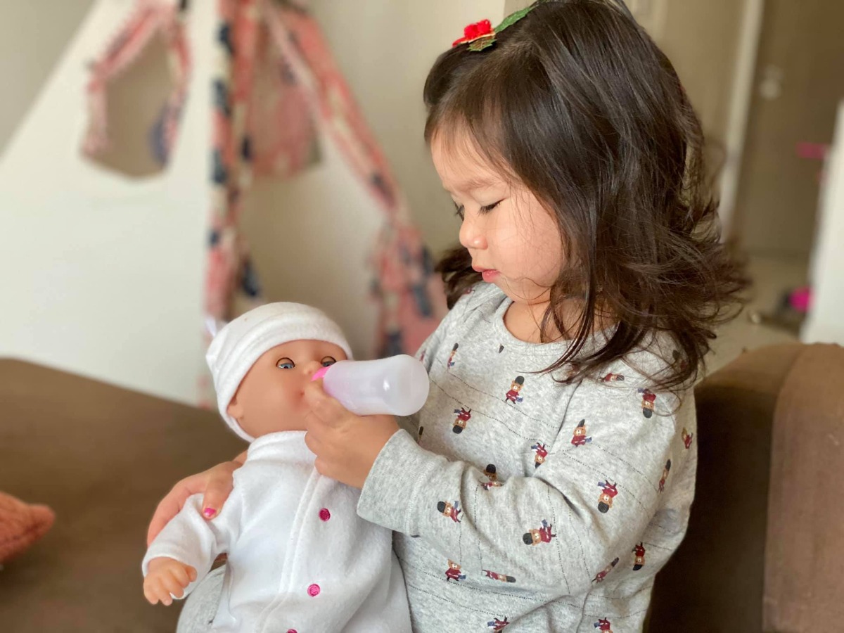 A-Z LUYỆN NGỦ CHO CON

♥️ Luyện Ngủ Là Gì?

Là cho con thời gian và cơ hội học được kỹ năng tự ru mình chìm vào giấc ngủ - thay vì phải bú mẹ, ngậm ti giả, bú bình, đu đưa, rung lắc… để ru bé vào giấc ngủ.

Hãy hình dung như chúng ta hiện tại khi trưởng thành, chúng ta có thể nằm lên giường và chờ cho giấc ngủ ập tới, ru chúng ta vào giấc ngủ. Nửa đêm chúng ta có thể thức giấc bởi cơn ác mộng, hay dậy đi toilet… rồi chúng ta quay trở lại giường, nằm xuống và dần dần tự chúng ta quay lại giấc ngủ của mình.

Nhưng đối với trẻ nhỏ, chúng chưa có kỹ năng này nên chúng cần đến những sự hỗ trợ trên của mẹ và bố để chìm vào giấc ngủ.

♥️ Vì Sao Lại Cần Luyện Ngủ

Chỉ cần luyện ngủ cho bé nếu thực sự thói quen, nếp ngủ của bé làm ảnh hưởng quá nhiều đến  sức khoẻ, nếp sống gia đình bạn. Bé bị thức dậy thường xuyên giấc ngủ không đầy và mỗi lần dậy mệt mỏi không ngủ tiếp được nên quấy khóc.

Tôi quyết tâm luyện ngủ cho Myla ở tháng 11 (là khá muộn so với thời điểm lý tưởng luyện ngủ cho bé 5-7 tháng). Đó là bởi vì trước đó tôi rất yêu sự bồng bế con, cùng cho con bú rồi ngắm con chìm vào giấc ngủ an lành. Tôi cảm thấy ở những thời điểm trước đó thực sự vất vả với việc cho con ngủ nhưng mình vẫn chịu đựng được, không nỡ để con phải “cry it out” - khóc đến khi tự chìm vào giấc ngủ. Chính vì vậy mà chỉ đến khi Myla 11 tháng rồi, bé nặng 12,13 cân, tôi và ngay cả bố bé cũng không thể tiếp tục vác bé trên tay, trên vai để đu qua đu lại quá 10 phút. Vai và lưng tôi lúc nào cũng mỏi nhức, Myla không ngủ được xuyên qua đêm, đêm nào cũng lục sục dậy bú để ngủ nên mẹ cũng mệt nhoài mà bé cũng mệt nhoài. Sáng nào bé cũng dậy lúc 4,30 sáng, cả mẹ và bé lại lôi nhau ra phòng khách ngồi khi trời con tối mịt. Mẹ mệt mỏi vô cùng vì thiếu giấc ngủ. Và thế là một buổi tối nọ mẹ quyết định thả Myla nằm xuống cũi, tắt đèn và bước ra khỏi phòng.
Công cuộc luyện ngủ bắt đầu từ đây.

♥️ Bao giờ là thời điểm phù hợp để luyện ngủ

Theo sách "7 Ngày thiết lập nếp ngủ cho bé" - cẩm nang chính của tôi và tổng hợp thông tin từ nhiều nguồn tham khảo trên internet, và quan điểm bản thân tôi, 5-7 tháng là thời điểm lý tưởng để luyện ngủ. Tôi nghĩ lý tưởng nhất là tầm 5 tháng. 

Vì sao?

Thời điểm từ 1-3,4 tháng đầu đời, trong quan điểm và trải nghiệm của tôi là quãng thời gian tập thích nghi với cuộc sống bên ngoài của bé.
Các bạn cứ tưởng tượng xem, bé nằm trong bụng mẹ 9 tháng 10 ngày, ở nơi tối, bó chặt cơ thể, nằm ngủ rất yên tâm… bỗng nhiên bị lôi ra ngoài đầy ánh sáng, âm thanh hỗn tạp, tay chân đạp tứ tung… thật khác biệt làm sao. Tôi cảm thấy vai trò của người mẹ lúc này là ôm ấp con, cho con bú, nhẹ nhàng ve vuốt trò chuyện với con, trao cho con tình yêu, cho con biết rằng con an toàn khi ở bên mẹ. Cùng lúc đó, những tháng đầu bú mẹ thật kỳ diệu, mẹ và con có thể kết nối thật tình cảm, cùng nằm cạnh nhau, mẹ đưa con vào giấc ngủ…

Đối với cá nhân tôi, đây là trải nghiệm thực sự tuyệt vời nên tôi sẽ không dễ dàng từ bỏ để thay vào đó tự luyện cho con ngủ độc lập.
Mọi người vẫn lo “con bén hơi mẹ”. Tôi nghĩ bén là tốt. Đứa trẻ sơ sinh mới ra đời, lẽ tự nhiên là nó cần ở bên mẹ. Loài vật cũng vậy, con người cũng vậy. Đôi khi việc lạm dụng science quá, có thể mang lại hiệu quả, nhưng lấy đi tình cảm, sự gần gũi vốn dĩ rất tự nhiên giữa con và mẹ.

Chưa kể, những đứa trẻ khác thì tôi không biết sao, chứ Myla nhà tôi rất hay ọc sữa sau bú, có lần trong 3 tháng đầu buổi đêm em bị nghẹt thở, không hiểu lý do gì, may mà có mẹ và ba bên cạnh. Mẹ dùng miệng giúp em hút mũi ra, em mới thở lại bình thường. Sau này ba mẹ đọc nghiên cứu thì thấy trẻ con sơ sinh có thể tự bị sặc/ nghẹn vì fluid chất lỏng, có thể là sữa mẹ, nước bọt, đờm, nước mũi của chúng. vì vậy thực sự nếu bảo tôi lúc đó tầm 2,3 tháng luyện cho con tự ngủ thì tôi sẽ không làm được đâu. 

Nếu có em bé nữa, tôi sẽ tập cho em ngủ lúc tầm 5-7 tháng, tuỳ thể chất con và cảm xúc của bản thân mẹ.

♥️ Bao giờ là quá muộn để luyện ngủ

Càng để lâu thì luyện cho bé càng khó hơn bởi bé đã biết đứng lên (như lúc MYla 11 tháng), bé biết đi, bé nhận thức rõ ràng hơn, nên không dễ dàng như việc bé  chưa chủ động di chuyển, bé nằm đó sẽ thư giãn hơn, có khóc đòi có lẽ cũng sẽ ít hơn rồi có thể tự chìm vào giấc ngủ.

Tuy nhiên sách báo nói rằng, kể cả khi bé 2,3 tuổi cũng vẫn có thể luyện ngủ, để bé có được giấc ngủ dài và sâu hơn.

♥️ Luyện Ngủ Thế Nào

Nhìn chung có 2 phương pháp. Một phương pháp là “dứt hẳn”. Mẹ chờ cho đến khi bé buồn ngủ (chứ không phải đang yên đang lành tỉnh táo bình thường), cho bé vào cũi, nói với bé hiệu lệnh (cái này tuỳ mẹ) “Myla đi ngủ nhé! Yêu con!” rồi bước ra khỏi phòng.

Phương pháp dứt hẳn là bố mẹ cứ để cho bé khóc, đòi đến khi chán, không chịu nổi khi cơn buồn ngủ qúa thể ập đến, thế là bé ngủ. Một vài đêm như vậy, bé sẽ tự tập được cách ru mình vào giấc ngủ rồi đó. Chúc mừng bạn! 

Nhưng nói thì nghe rất dễ nhưng sự thực rất khó vì nghe con khóc rất là xót ruột, như ai đấm vào bụng mình, cào cấu mình ấy. Chẳng bố mẹ nào nghe tiếng con khóc thảm thiết mà cảm thấy thoải mái cả. Tuy nhiên,, phải vững lòng lên. Nếu chúng ta đầu hàng, lại vào bế bé lên đung đưa, vỗ về, là bao công lại thành công cốc. Sự khóc lóc bấy giờ của bé trở nên vô nghĩa.

Khi tôi luyện ngủ cho Myla, ông xã gợi ý hai vợ chồng mở phim xem (ông ý cũng bị luyện và chứng kiến em bị luyện nên đối với ông ý là bình thường). Còn đối với tôi không bình thường chút nào. Tôi gây luôn “Sao anh có thể nhẫn tâm xem phim giải trí trong khi con chúng ta đang khổ thế!?”

Thế là hai vợ chồng ngồi trong im lặng nghe tiếng khóc của con. Tôi mở sách luyện ngủ cho con ra đọc, đọc để được trấn an trong khi lòng như lửa đốt.

Tôi cũng có thử phương pháp 2 đó là “Khi con khóc, không bào luôn, chờ 5 phút sau, vào xoa con nhè nhẹ vỗ về an ủi, không bế lên rồi lại đi ra. Khoảng 10 phút sau con mà còn khóc lại đi vào lặp lại an ủi vỗ về”. Mục đích của phương pháp này là để cho bé biết mẹ vẫn ở gần bên cho bé yên tâm… Nhưng nói thực mỗi lần tôi vào tôi thấy còn tệ hơn, Myla tưởng được mẹ vào bế lên, thấy mẹ đi ra càng khóc tợn. Lúc này còn xen lẫn sự hờn giận vì đánh lừa bé. Vậy nên tôi quyết là dứt hẳn luôn, việc tôi thập thò ra vào chỉ tổ làm bé mệt mỏi hơn mà thôi dù nó làm mẹ bớt xót con hơn một chút. Nhưng tính về hiệu quả thực sự thì tôi nghĩ cách này không phải là cách hay, đã luyện phải quyết tâm.
Kể cả khi bác Thư xót cháu, đứng nhìn cháu hoặc vỗ cháu nhè nhẹ để cháu ngủ (khi tôi đi vắng) bởi những hành động này vẫn gửi đến bé tín hiệu không rõ ràng, làm cho quá trình luyện ngủ của bé còn bị kéo dài hơn.

Cách hiệu quả nhất đối với bé đó là tín hiệu rõ ràng, đơn giản, lặp lại giống nhau “bé chuẩn bị các bước trước khi ngủ, thay đồ, đọc sách nhẹ nhàng, bé buồn ngủ thả vào cũi, phòng tối, mẹ chào bé và đi ra!”

♥️ Luyện Ngủ Có Làm Bé Sợ, Tổn Thương Tinh Thần Hay Không?
Không, bé khóc khi đòi mẹ, khi mệt chưa biết cách chìm vào giấc ngủ. Ban đầu lúc mới luyện tôi cũng lo lắm. Bé khóc 2 tiếng dai dẳng, khản cả giọng, toát cả mồ hôi, có hôm còn ị đùn. Nếu bé ị, hoặc trớ, mẹ có thể nhanh chóng lau, thay tã/quần áo cho bé, không trò chuyện, mở đèn to, rồi lại thả bé vào cũ, lặp lại thông điệp “Ngủ ngon nhé!”.
Sáng ra Myla ngủ dậy, cực kỳ tươi vui nhanh nhẹn, khoẻ khoắn bình thường, tôi mới hết lo là bé tổn thương tinh thần. Giờ nay Myla ngủ cực kỳ ngoan, cực kỳ dễ và đãng yêu (Như thế này từ hồi luyện ngủ thành công), cho bé vào phòng đóng cửa lai, bé xoay người ôm bạn gà bông nằm chờ đến khi chìm vào giấc ngủ. Dù có lúc xoay qua xoay lại đên 15,20 phút giấc ngủ mới ập tới bé cũng không đòi, mà nằm rất ngoan thư giãn. Khi bé ngủ dậy cũng rất ngoan, vui vẻ không khóc quấy gì, tự nằm chơi khoảng 20 phút mới gọi mẹ bế ra.

♥️ Luyện ngủ trong bao lâu?

Tuỳ bé, có bé 2,3 hôm, có bé 7 hôm. Myla do mẹ và bác Thư không dứt khoát từ đầu nên kéo dài 8,9 ngày.

♥️ Khó nhất khi luyện ngủ là gì?

Là lúc bé dậy giữa đêm khóc đòi mà bạn vẫn phải kiên quyết để cho bé tự chìm vào giấc ngủ lại. Điều này các tài liệu không đề cập hoặc đề cập rất ngắn gọn. Chính vì vậy ban đầu tôi rất bối rối không biết xử trí ra sao khi bé dậy bạn đêm.

Thời điểm luyện bé ngủ lại giữa lần dậy ban đêm khó nhất vì lúc đó bố mẹ cũng mệt lắm. Nghe tiếng khóc giữa đêm vừa không ngủ được, vừa lo thức hàng xóm láng giềng..

Thú thực một đôi lần tôi không chịu nổi phải ra đứng vỗ vỗ bé. Mà vỗ thì bé im mà dừng lại bé lại thức giấc và khóc. Mình lại càng mệt hơn khi đứng cạnh cũi bé vào giữa đêm.

Chính vì vậy, khi bé thức dậy giữa đêm và khóc, bạn phải xác định tư tưởng và kiên quyết, không chạy lại luôn vỗ về bé, để bé tự khóc 5,10 phút, bé sẽ tự quay về giấc ngủ. Chỉ qua 2,3 đêm thế naỳ, bé sẽ có kỹ năng tự ru ngủ vĩnh viễn, cả nhà sẽ khoẻ re!

♥️ Việc bú đêm khi luyện ngủ thế nào?

Ở thời điểm Myla 11 tháng này, Myla đã cai bú mẹ nhưng vẫn bú bình ban đêm. Một cữ lúc 12 giờ đêm, một cữ 2 giờ sáng… xong 4.30 sùng sục dậy chơi, chơi chán đến 6.30 sáng lại bú rồi ngủ. Nói chung rất mệt và em rất là to béo.

Lúc này thực sự mẹ muốn cai cho em bú đêm nhưng lại lo em to béo thế này em không ăn sẽ đói không chịu được.

Đang trăn trở thì luyện ngủ. Kỳ diệu thay sau vài ngày luyện ngủ, giấc em ngủ sâu hơn, em bỏ cữ 12 giờ đêm, mẹ vẫn cho em bú cữ 2 giờ sáng, nhưng thấy em không mặn mà (mẹ cho ít ml dần), được vài ngày mẹ cho em dừng hẳn.

Dừng hẳn em ngủ ngon đến sáng, ban đầu là 6 giờ sáng, mẹ mừng húm. Ra là không phải em đói đòi ăn sữa đêm, mà là vì em cần bú để ngủ. Tự ngủ được rồi em tự bỏ sưã luôn.

Giờ em ngủ từ 7.30-8 giờ tối đến 6.30-7 giờ sáng, mẹ hân hoan lắm. Em ngủ ngon ngoan và vui vẻ, mẹ ngủ ngon cũng khoẻ mạnh, da dẻ đẹp hẳn lên và tươi trẻ trở lại.

Nghĩ thời quần quật bú biếc ru ngủ đêm hôm với em suốt 11 tháng trời thật sợ chứ! Mẹ cứ chặc lưỡi
 “Biết vậy luyện sớm hơn!”. 

♥️ Khi đi du lịch thì sao?

Đi du lịch mình cũng cố giữ nếp đó chỉ điều chỉnh theo múi giờ. Bé buồn ngủ do lệch múi giờ cố gắng cho bé ra ngoài hoạt động, có ngủ chỉ chợp mắt 30 phút đừng cho ngủ lâu để tối đúng giờ ngủ. Nhiều khi đi du lịch du di ngủ muộn 1, 2 tiếng không sao cả! 
Về nhà luyện lại không khóc lâu đâu vì bé đã có kỹ năng rồi, 1,2 hôm là về nếp.

Nguồn: Siêu mẫu Hà Anh