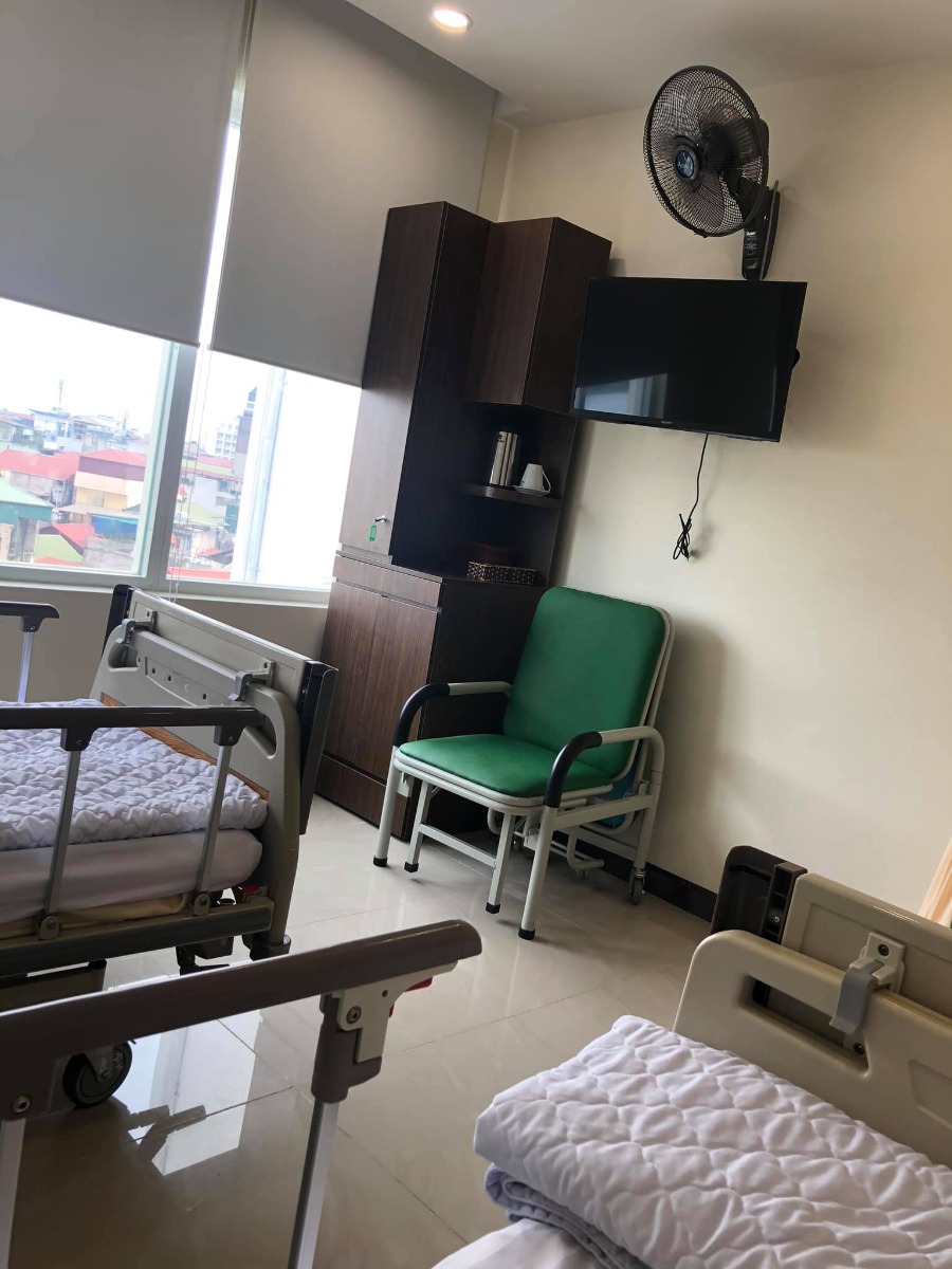 Review đi đẻ THU CÚC cho các mẹ đang lăn tăn nhé ạ
Trước khi chọn TC mình cũng phân vân nhiều nơi. Loại trừ Vin vs cả VP ra vì chi phí cao quá thì còn lại Hồng Ngọc, Thu Cúc, Bảo Sơn, Phương Đông... Nhìn chung cũng nhiều các bệnh viện TSTG tầm 30-40 trẹo, và bệnh viện nào cũng có Feeback tốt lẫn xấu cả, vì là kiểu gì cũng sẽ có người này người kia vì thế nên là chủ yếu mình thích đâu thì mình đăng kia đó thui.
Sau khi tham khảo các gói thì mình quyết định đăng kí TSTG từ 36w, đẻ mổ lần 2. Được khuyến mãi 35% mùa dịch khi đóng hết 1 cục còn 25.610K
Gói 36w gồm những gì?
- Gồm 3 lần khám thai (36w, 38w, trước sinh- cái này do mình chủ động lịch, nếu khám lần thứ 4 sẽ phát sinh theo giá của bệnh viện)
- Mổ lấy thai, gây tê cột sống, tiền lưu viện 72h (phòng cơ bản 2 giường vs mức giá 1,6tr/ngày)
- CP bỉm mẹ, bỉm con khi lưu viện
- Tắm bé, khám sơ sinh, khám mẹ trong quá trình lưu viện
- Vật tư y tế thuốc thang, quần áo, các chai truyền trong quá trình lưu viện
Chi phí có thể phát sinh ngoài gói bao gồm
1. Giảm đau 48h sau sinh (3,5triệu)
2. Up phòng vip 1 giường 2,4tr. Phòng vip 2 giường 2,9 triệu
3. Chọn bác sĩ 3-5triệu
4. Chọn giờ sinh 3-5tr (3tr đối vs giờ hành chính, 5tr đối vs giờ ngoài giờ hành chính)
5. Tiền xét nghiệm sàng lọc máu gót chân cho bé ( có gói 3 bệnh 600 vs gói 60 bệnh 3,6tr)
6. Tiền chiếu plasma vết mổ 250k/ lần
Về dịch vụ khám trc sinh
Đợt này dịch nên có vẻ các mẹ đổ về Thu Cúc khá nhiều, nên Rất Đông. Thời gian chờ đợi hơi nhiều nên khá mệt mỏi. Siêu âm tuỳ bác sĩ mà kĩ hay ko kĩ. Mình siêu âm lần đầu bác sĩ nào đó khá trẻ chỉ nói qua qua, 2 lần sau đều bác nghị SÂ mình thấy hài lòng. Siêu âm cân nặng chuẩn. Bác siêu âm 3080g, thì đẻ bạn Sumi 3000g. Nhiều ng bảo siêu âm cân nặng ko chuẩn thì mình cũng ko biết giải thích sao, nhưng mn p biết 1 điều là sâ lúc nào cũng có sai số
Đi đẻ
Mình đki mổ chủ động lúc 38w hơn (dựa theo dự kiến sinh 12w đầu mình siêu âm chỗ khác) 
Đki chọn giờ 3h30-4h30 chiều ngày 4/5. Thì đến khám và đki hoàn thiện hồ sơ ngày 3/5. Các y tá, bác sĩ nhiệt tình, nhẹ nhàng, được nâng như nâng trứng, hứng như hứng hoa. Các bạn lễ tân thì 1 câu dạ, hai câu vâng, nchung là cảm giác được làm thượng đế ce ạ. Khác hẳn vs cách phục vụ ở các viện công, kể cả khoa dịch vụ sản HN
 Chiều ngày 4/5 hai vk ck dắt díu nhau đi đẻ. Bệnh viện hẹn đến trc 2h để vệ sinh vs làm các thủ tục trc sinh mà 2 vk ck hóng quá đi trc hẳn 3,5h nên chờ hơi lâu. Đến nơi thì mình sẽ hoàn thiện 1 số cái 
-Bảo hiểm y tế
-Bảo hiểm bảo lãnh
-Thụt
- Tắm rửa sạch sẽ, nằm khô ráo nước
- Sát trùng khu vực mổ trc sinh lần 1( phòng chờ)
- Sát trùng khu vực mổ trc sinh lần 2 ( phòng mổ)
- Chờ được gọi vào phòng mổ
- Gây tê và mổ lấy thai
Trong quá trình mổ lấy thai, nhất cử nhất động của bác sĩ sẽ được y tá/ hộ lý nói lại vs mình. Các chị tươi như hoa như ngọc, thái độ cử chỉ nhẹ nhàng sẽ khiến các mẹ bớt sợ hãi và thoải mái hơn. Mình ko chọn bác sĩ vì mình nghĩ bv sẽ p chủ động sx người mổ phù hợp do lỡ có chuyện gì xảy ra, phía bv là ng bị ảnh hưởng đầu tiên. Vs cả mình tin tưởng các bsi =))) cuối cùng mình đc bsi Hằng phó khoa mổ cho, vết mổ rất đẹp. Kíp mổ đông lắm, có bsi gây tê, bsi mổ r y tá, hộ lý, cả ekip chụp ảnh chắc p hơn chục người. Ai cũng nhã nhặn lịch sự cả.
Con sinh ra sẽ được áp da mẹ, nếu ko vđ gì thì sau khi áp da mẹ sẽ được đi áp cả da bố
Bác sĩ lấy thai xong, y tá sẽ lau e bé, mặc quần áo và đi cân r thông báo cân nặng cho mẹ
Sau khi mổ xong các mẹ đc đưa về phòng hồi sức, chờ hết thuốc tê ( khoảng 2-3h tuỳ người)
Trong tg này cứ khoảng 15’ y tá lại đến đo huyết áp và kiểm tra vết mổ cho mẹ cẩn thận
Sau đó được chuyển về phòng lưu viện, lúc này sẽ được gặp người nhà và em bé ( nếu em bé bthg, ko gặp vấn đề gì)
Phòng lưu viện sạch sẽ, và khá đẹp, gọn gàng, tuy nhiên mình thấy hơi chật nếu để 2 sản phụ cùng ng nhà nằm. Bài trí cũng ko hợp lý cho lắm.
Mỗi ngày có 3-5 lượt vào thăm khám, truyền/ tiêm thuốc, vệ sinh cho mẹ
Trong phòng đầu giường mỗi sản phụ có 1 cái bấm chuông. Chỉ cần bấm 1 cái là các y tá, nữ hộ sinh xuất hiện ngay và luôn. Mẹ đau hay em bé tè, ị, khóc, đói chỉ cần bấm 1 cái tầm 30s sau các cô có mặt hỗ trợ r nên là bố mẹ nhàn lắm ko phải làm gì cả. Ck mình đi chăm vk ngủ tít mù lun
Lưu viện thì cơm ăn ngày 3 bữa, bữa sáng của sản phụ chủ yếu là cháo. Cháo trắng ăn ngay khi mổ về phòng, cháo thịt băm, cháo gà, cháo chân giò, cháo tim. Mình khuyên mn nên ăn chân giò vs tim vì các món còn lại ko ngon, mỗi hai món kia ngon thôi ạ
Cơm trưa, tối thì có sườn, tôm, bò, cá, thịt kho tàu ..... khá nhiều món khác nhau. Từ kinh nghiệm ăn thử của mình thấy có tôm, bò kho, vs sườn chua ngọt là ngon hơn cả, còn lại thì bình thường đến không ngon.
Cơm của sản phụ thì free, còn ng nhà thì giao động từ 65-95k ( mn nên chọn cho sản phụ món đắt và chọn cho ng nhà món rẻ để tiết kiệm chi phí ạ)
Ở viện 4 ngày 3 đêm thì xuất viện. Sẽ có y tá/ nữ hộ sinh đẩy mẹ và con xuống tầng 1. Bố xách đồ theo thôi. 
Ai có bhiem bảo lãnh, hoặc bhyt thì sẽ được lấy lại tiền ngay tại quầy luôn, rất tiện
Bệnh viện tặng mẹ bé 1 túi quà gồm 2 bộ quần áo, bỉm của moony, và 1 hộp lót sữa nhỏ của moony.
Đó, nchung là mình khá hài lòng. Các mẹ có thể update thêm TC như 1 đc đi đẻ hợp lí và sướng nhé ạ ^^

Nguồn: Mẹ Phạm Phương