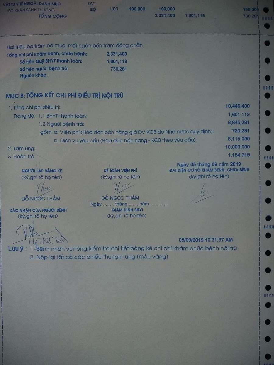 Review nhẹ chi phí sanh ngã âm đạo dịch vụ ở bệnh viện Từ Dũ. (Ko mắc bệnh lý j hết).
Phòng sanh dịch vụ 2 sản phụ.
Chọn bác sĩ đỡ sanh.
Chích gây tê màn cứng (đẻ ko đau)
Giác hút sản khoa (rặn ko nổi phải vừa hút vừa rặn)
Phòng dịch vụ 1 giường sản phụ và 1 giường người thân.
Các chi phí ngoài hóa đơn.
Có bảo hiểm y tế bắt buộc và nhập viện cấp cứu nên được trả 1 phần theo trách nhiệm của bảo hiểm.
Tổng phải trả cho bệnh viện gần 10 triệu (trên hóa đơn này và mấy hóa đơn linh tinh khác)
Chưa tính ăn uống j nha các mẹ bầu.
Cảm nhận cá nhân: lần đầu đẻ và cũng là lần đầu tiên nhập viện, bị truyền nước, bị gắn tùm lum các thiết bị đo tim thai, đo cơn gò, gây tê màn cứng với dây ống lum la lên người... Chưa trãi nghiệm sanh đẻ ở 1 nơi khác. Nên 5 thấy mọi thứ ổn. Chi phí dịch vụ cho 1 bệnh viện phụ sản công lớn như Từ Dũ như vậy là 5 thấy hợp lý. Nếu các mẹ đăng ký sanh thường theo bảo hiểm y tế bắt buộc thì còn rẻ hơn nhiều. Các mẹ sanh thường nên đăng ký luôn khâu thẩm mỹ tầng sinh môn (nếu sau này muốn khâu thẩm mỹ thì lại chịu đau thêm lần nữa nên thôi khâu luôn). Vì bác sĩ của 5 ổng chuyên khâu thẩm mỹ rồi, nên ổng khâu đẹp luôn mà ko phải trả thêm phí (sau khi xuất viện hết thuốc giảm đau thì có đau hơn bình thường vì có nhiều chỉ khâu hơn khâu thường đó, như 5 lếch hơn 10 ngày, chị y tá đến khám nói bác sĩ khâu đẹp ko sao hết).

Nguồn: Minhthao Nguyen