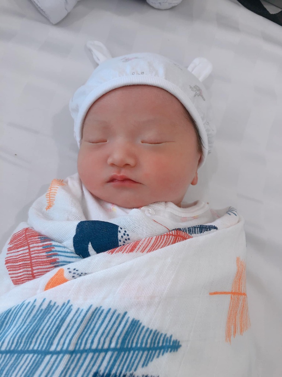 Review đi đẻ THU CÚC cho các mẹ đang lăn tăn nhé ạ
Trước khi chọn TC mình cũng phân vân nhiều nơi. Loại trừ Vin vs cả VP ra vì chi phí cao quá thì còn lại Hồng Ngọc, Thu Cúc, Bảo Sơn, Phương Đông... Nhìn chung cũng nhiều các bệnh viện TSTG tầm 30-40 trẹo, và bệnh viện nào cũng có Feeback tốt lẫn xấu cả, vì là kiểu gì cũng sẽ có người này người kia vì thế nên là chủ yếu mình thích đâu thì mình đăng kia đó thui.
Sau khi tham khảo các gói thì mình quyết định đăng kí TSTG từ 36w, đẻ mổ lần 2. Được khuyến mãi 35% mùa dịch khi đóng hết 1 cục còn 25.610K
Gói 36w gồm những gì?
- Gồm 3 lần khám thai (36w, 38w, trước sinh- cái này do mình chủ động lịch, nếu khám lần thứ 4 sẽ phát sinh theo giá của bệnh viện)
- Mổ lấy thai, gây tê cột sống, tiền lưu viện 72h (phòng cơ bản 2 giường vs mức giá 1,6tr/ngày)
- CP bỉm mẹ, bỉm con khi lưu viện
- Tắm bé, khám sơ sinh, khám mẹ trong quá trình lưu viện
- Vật tư y tế thuốc thang, quần áo, các chai truyền trong quá trình lưu viện
Chi phí có thể phát sinh ngoài gói bao gồm
1. Giảm đau 48h sau sinh (3,5triệu)
2. Up phòng vip 1 giường 2,4tr. Phòng vip 2 giường 2,9 triệu
3. Chọn bác sĩ 3-5triệu
4. Chọn giờ sinh 3-5tr (3tr đối vs giờ hành chính, 5tr đối vs giờ ngoài giờ hành chính)
5. Tiền xét nghiệm sàng lọc máu gót chân cho bé ( có gói 3 bệnh 600 vs gói 60 bệnh 3,6tr)
6. Tiền chiếu plasma vết mổ 250k/ lần
Về dịch vụ khám trc sinh
Đợt này dịch nên có vẻ các mẹ đổ về Thu Cúc khá nhiều, nên Rất Đông. Thời gian chờ đợi hơi nhiều nên khá mệt mỏi. Siêu âm tuỳ bác sĩ mà kĩ hay ko kĩ. Mình siêu âm lần đầu bác sĩ nào đó khá trẻ chỉ nói qua qua, 2 lần sau đều bác nghị SÂ mình thấy hài lòng. Siêu âm cân nặng chuẩn. Bác siêu âm 3080g, thì đẻ bạn Sumi 3000g. Nhiều ng bảo siêu âm cân nặng ko chuẩn thì mình cũng ko biết giải thích sao, nhưng mn p biết 1 điều là sâ lúc nào cũng có sai số
Đi đẻ
Mình đki mổ chủ động lúc 38w hơn (dựa theo dự kiến sinh 12w đầu mình siêu âm chỗ khác) 
Đki chọn giờ 3h30-4h30 chiều ngày 4/5. Thì đến khám và đki hoàn thiện hồ sơ ngày 3/5. Các y tá, bác sĩ nhiệt tình, nhẹ nhàng, được nâng như nâng trứng, hứng như hứng hoa. Các bạn lễ tân thì 1 câu dạ, hai câu vâng, nchung là cảm giác được làm thượng đế ce ạ. Khác hẳn vs cách phục vụ ở các viện công, kể cả khoa dịch vụ sản HN
 Chiều ngày 4/5 hai vk ck dắt díu nhau đi đẻ. Bệnh viện hẹn đến trc 2h để vệ sinh vs làm các thủ tục trc sinh mà 2 vk ck hóng quá đi trc hẳn 3,5h nên chờ hơi lâu. Đến nơi thì mình sẽ hoàn thiện 1 số cái 
-Bảo hiểm y tế
-Bảo hiểm bảo lãnh
-Thụt
- Tắm rửa sạch sẽ, nằm khô ráo nước
- Sát trùng khu vực mổ trc sinh lần 1( phòng chờ)
- Sát trùng khu vực mổ trc sinh lần 2 ( phòng mổ)
- Chờ được gọi vào phòng mổ
- Gây tê và mổ lấy thai
Trong quá trình mổ lấy thai, nhất cử nhất động của bác sĩ sẽ được y tá/ hộ lý nói lại vs mình. Các chị tươi như hoa như ngọc, thái độ cử chỉ nhẹ nhàng sẽ khiến các mẹ bớt sợ hãi và thoải mái hơn. Mình ko chọn bác sĩ vì mình nghĩ bv sẽ p chủ động sx người mổ phù hợp do lỡ có chuyện gì xảy ra, phía bv là ng bị ảnh hưởng đầu tiên. Vs cả mình tin tưởng các bsi =))) cuối cùng mình đc bsi Hằng phó khoa mổ cho, vết mổ rất đẹp. Kíp mổ đông lắm, có bsi gây tê, bsi mổ r y tá, hộ lý, cả ekip chụp ảnh chắc p hơn chục người. Ai cũng nhã nhặn lịch sự cả.
Con sinh ra sẽ được áp da mẹ, nếu ko vđ gì thì sau khi áp da mẹ sẽ được đi áp cả da bố
Bác sĩ lấy thai xong, y tá sẽ lau e bé, mặc quần áo và đi cân r thông báo cân nặng cho mẹ
Sau khi mổ xong các mẹ đc đưa về phòng hồi sức, chờ hết thuốc tê ( khoảng 2-3h tuỳ người)
Trong tg này cứ khoảng 15’ y tá lại đến đo huyết áp và kiểm tra vết mổ cho mẹ cẩn thận
Sau đó được chuyển về phòng lưu viện, lúc này sẽ được gặp người nhà và em bé ( nếu em bé bthg, ko gặp vấn đề gì)
Phòng lưu viện sạch sẽ, và khá đẹp, gọn gàng, tuy nhiên mình thấy hơi chật nếu để 2 sản phụ cùng ng nhà nằm. Bài trí cũng ko hợp lý cho lắm.
Mỗi ngày có 3-5 lượt vào thăm khám, truyền/ tiêm thuốc, vệ sinh cho mẹ
Trong phòng đầu giường mỗi sản phụ có 1 cái bấm chuông. Chỉ cần bấm 1 cái là các y tá, nữ hộ sinh xuất hiện ngay và luôn. Mẹ đau hay em bé tè, ị, khóc, đói chỉ cần bấm 1 cái tầm 30s sau các cô có mặt hỗ trợ r nên là bố mẹ nhàn lắm ko phải làm gì cả. Ck mình đi chăm vk ngủ tít mù lun
Lưu viện thì cơm ăn ngày 3 bữa, bữa sáng của sản phụ chủ yếu là cháo. Cháo trắng ăn ngay khi mổ về phòng, cháo thịt băm, cháo gà, cháo chân giò, cháo tim. Mình khuyên mn nên ăn chân giò vs tim vì các món còn lại ko ngon, mỗi hai món kia ngon thôi ạ
Cơm trưa, tối thì có sườn, tôm, bò, cá, thịt kho tàu ..... khá nhiều món khác nhau. Từ kinh nghiệm ăn thử của mình thấy có tôm, bò kho, vs sườn chua ngọt là ngon hơn cả, còn lại thì bình thường đến không ngon.
Cơm của sản phụ thì free, còn ng nhà thì giao động từ 65-95k ( mn nên chọn cho sản phụ món đắt và chọn cho ng nhà món rẻ để tiết kiệm chi phí ạ)
Ở viện 4 ngày 3 đêm thì xuất viện. Sẽ có y tá/ nữ hộ sinh đẩy mẹ và con xuống tầng 1. Bố xách đồ theo thôi. 
Ai có bhiem bảo lãnh, hoặc bhyt thì sẽ được lấy lại tiền ngay tại quầy luôn, rất tiện
Bệnh viện tặng mẹ bé 1 túi quà gồm 2 bộ quần áo, bỉm của moony, và 1 hộp lót sữa nhỏ của moony.
Đó, nchung là mình khá hài lòng. Các mẹ có thể update thêm TC như 1 đc đi đẻ hợp lí và sướng nhé ạ ^^

Nguồn: Mẹ Phạm Phương
