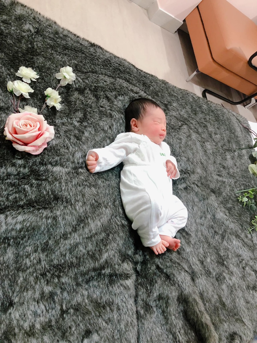 REVIEW ĐẺ TẠI BỆNH VIỆN BẢO SƠN

Vậy là đã 1 tháng trôi qua, kể từ ngày 2 mẹ con mình vượt cạn cùng các Y Bác Sỹ tại Bệnh viện Bảo Sơn.🌼
Khi vào nhóm chắc chắn cũng nhiều ng muốn tìm hiểu về dvu ở BS như e lúc đang tìm hiểu nên e sẽ chia sẻ chút vs mng.
 Hôm nay có time rảnh rỗi để ngồi viết chút review cho chị e tham khảo!
- Đứa đầu e chọn Phụ Sản HN vì tuyến đầu ngành cho yên tâm. E đẻ dịch vụ mà nghĩ đến h vẫn sợ, quá đông ạ, mở hết 10p r mà con e lại quậy quá nên bsy chỉ định mổ. Mổ xong 2 ngày thì về, chuyên môn khỏi phải bàn nhg dịch vụ thì chắc ai đi rồi sẽ hiểu.
- Đứa thứ 2 e quyết định mổ chủ động bvien tư. Vì đúng đợt dịch, phụ sản sẽ rất đông e cũng lo, mà cũng muốn vượt cạn dịch vụ tốt xíu. Sau khi tìm hiểu thì quyết định mổ lần 2 tại Bệnh Viện Đa Khoa Bảo Sơn.
👐🏻 Lần này, đi đẻ nhàn quá các bác ạ! E đến khám tuần thứ 36, thủ tục lm hồ sơ có nhân viên tư vấn lm hết, mih cũng k phải lz. Khám xét nghiệm trước sinh e thấy kỹ, nhiệt tình, có bạn tư vấn viên đưa đi khám từng khâu rất nhanh chóng, ko lo bỡ ngỡ. Khám xong sang ăn sáng tại Bảo Sơn Hotel rồi quay về lấy kết quả.
- Có những mức giá theo tuần đky tư lúc mới bầu cho tới lúc đẻ. E chọn gói 38w đẻ mổ lần 2. Đúng đợt này đang đc giảm giá. Đẻ xong lú quá e hay quên, mà cũng ck trả viện phí nên k nhớ chi tiết.
- Đi đẻ đúng nhàn tênh, các bác chỉ cần mang bộ quần áo của mẹ và bé hôm xuất viện thôi nhé. Đồ ở bệnh viện cbi cho đầy đủ hết rồi.
- Tiếp đến là hôm đi mổ chủ động. Cứ thế đi đến lên thẳng vào lm các bước trước mổ, xong xuôi chuyển vào phòng mổ. Lần này, cảm giác còn sợ hơn lần 1. Lần đầu đau đẻ e ko khóc đâu, bsy bảo mổ cái nước mắt chảy ròng ròng, cơ thể yếu ớt tn mổ xong tiếp xúc da với con xong ngất luôn nên thiếp đi khoảng 2,3 tiếng tỉnh dậy rồi mới đc chuyển về hậu phẫu. Nên mổ l2 e vẫn sợ lắm. Mà các bác sỹ, hộ sinh cứ cổ vũ, khích lệ tinh thần nên e cũng bớt lo. Nói chuyện đc vài câu thì thấy cu con oe oe ra chào mẹ roi. Lúc này cả ê kíp mổ lại tiếp tục nchuyen vs e rất vui và rôm rả. Lần mổ 2 này e ko ngất cơ mà cũng bị nôn 2 lần ở phòng hậu phẫu, xong phải tiêm chống nôn ms hết. Nchug cả 2 lần mổ e đều bị tác dụng của gây tê tuỷ sống.
- Chuyển về phòng thì e book phòng up lên phòng riêng là 1tr4/ngày. E ở viện 4 ngày.
Gói mình đky ở viện là phòng sẽ ở 2 sản phụ, e up lên thì ở 1 mình nên phát sinh thêm khoản này. Ở phòng thường thì có đủ 4 bữa cho sản phụ và 1 bữa sáng cho ng nhà sang khách sạn ăn. E up lên phòng dịch vụ thì cả ng nhà cũng đc mang 3 bữa tại phòng và phiếu ăn sáng bên khách sạn.
- Về phòng sau sinh, bác sỹ Cốc ( mổ chính) cho mình về hỏi han rất chu đáo và bác tiêm mũi giảm đau sau sinh cho mình cũng xuống hỏi han liên tục xem có đau ko, rồi kiểm tra ống giảm đau thg xuyên.
+ Đêm đầu tiên sau khi mổ xong các y bác sỹ vào hỏi han thường xuyên, cứ 1,2 tiếng lại có điều dưỡng vào ktra, thay dịch, tiêm kháng sinh. 
+ Hết giảm đau 48h lúc này e đau quá, thì mỗi ngày đc đặt 2 viên giảm đau nữa ko thì chắc xỉu qá.(mổ l2 đau hơn l1 gấp trăm lần ce ạ 🤣)
+ Tối có điều dưỡng trực phòng kế bên nếu cần gì cứ gọi họ sẽ thay bỉm, pha sữa,.... cho. Nhg mẹ vs ck e làm hết roi cũng ko gọi. Chỉ lúc nào e đau ms gọi, nhg tối họ cũng thi thoảng vào ktra rồi.
+ Bị tắc tia sữa lúc nửa đêm gọi điều dưỡng sang massage tay cho ko thì chắc hôm sau e là e bị nặng lun mất.
+ Dịch vụ tốt quá, nhiều sự quan tâm quá nên e ko nhớ hết mà kể chi tiết với mọi ng luôn. Nhiệt tình từ lao công vào dọn vệ sinh ngày 2 lần rất cẩn thận và niềm nở cho đến nhân viên bên khách sạn mang đồ ăn sang cũng rất nhiệt tình. 
+ Đồ ăn ngon, thay đổi menu mỗi ngày cho sản phụ lưah chọn đa dạng, ko bị ngán.
- Ngày nào bác sỹ cũng qua hỏi han. Hôm cuối xuất viện ra thanh toán thêm những khoản phát sinh và lấy giấy tờ rất nhanh.
- Bvien còn đặt thuốc đây dịch cho ra nhanh nên ve nhà e chỉ còn xíu dịch vài hôm là sạch, chứ ko như lần đầu về cả tháng ms sạch.
- Ngày nào cũng tiêm co dạ con nên sau mấy hôm ở viện về bụng e xẹp lép luôn, chứ ko như lần đầu về bung như cái rổ, da con co mấy tháng mới nhỏ lại.
- Chiếu tia laser giúp khô vết mổ nhanh. Tvia vết mổ đẹp lm ạ.
- Bệnh viện tặng quà sau sinh. Mẹ và bé sẽ đc care trong vòng 1 thánh sau sinh có vấn đề gì cứ xuống viện ktra ạ. Bsi Thắm nổi tiếng chữa tắc tia sữa tại bvien nói cứ tắc là xg gặp bác ko cần phải đi đâu chữa cả.
- À! Và khoản đo chỉ số BMI là e thích nhất. Bác Sỹ lên thực đơn bữa ăn dinh dưỡng đảm bảo sữa cho con mà mẹ lại về cân nặng lý tưởng với chiều cao.
+Trước bầu  e 53kg( vì đẻ đứa đầu xog khó giảm về dáng lúc con gái qá) lên bàn đẻ 69kg. 
Đẻ xong hôm về nhà cân là 62kg, Sau 10 ngày cân lại h còn 58kg. Đấy là e còn thèm quá nên ăn dư chỉ tiêu chút xíu, nếu ko chắc giảm nhanh nữa. Bác Sỹ đg lên chỉ tiêu cho e xg 48. Hy vọng thành công hihi 😋
- Bệnh viện còn tặng gói chụp ảnh newborn cho bé nữa ạ.
❤️❤️❤️ Nói chung e rất hài lòng về mọi dịch vụ ở bệnh viện. Tính ra e thấy rẻ chứ ko hề đắt chút nào so với chất lượng nhận đc.
Riêng tiền phòng ở chất lượng, thuốc thang chu đáo, mọi thứ bvien lo tất chi việc đi ng ko. Còn lần đầu e đi đẻ dịch vụ mà nghĩ thấy ngán thật sự.
💸Đợt này đang đc giảm giá khoảng 10triệu nên xong tất e hết khoảng 35tr.
Các chị cứ ib hỏi e khỏi phải lăn tăn ạ.
À mổ đắt hơn chứ đẻ thường thì rẻ 1 nửa đấy ạ. Đẻ thường còn ko phải mất 3trieu mũi giảm đau 48h sau mổ nữa.
👉🏻👉🏻👉🏻Đây là chút chia sẻ của e về quá trình đi đẻ, và chút review về Bệnh viện đa khoa Bảo Sơn cho chị e tham khảo ạ. Mong giúp ích đc cho chị e.