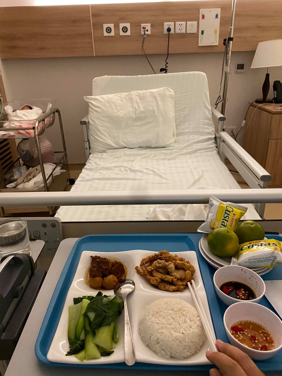 ▪Review về Vinmec Central Park. Thấy nhiều mom lăn tăn vs cả nghe chê nhưng e trải nghiệm thì cảm thấy 10 điểm cho dịch vụ. Mom nào có kinh tế tí thì lựa chọn bv này theo e là hợp lí nếu thai kì k có j qá nhìu bất thường.
▪E dự tính sinh ở vinmec ĐN nhưng có việc nên huỷ gói ở ĐN vào Sg mua lại gói từ tuần 36, ở ĐN thì rẻ hơn nhiều, e mua từ 12 tuần là 33tr, cơ sở vật chất hiện đại 3D 4D j có hết ( cái này ở SG k có ) , ph khám ở ĐN rất to và đẹp, SG cũng k to bằng. E vào SG ở tuần 36 và mua ở Vin gói 36 là 37200k cho đẻ thường ( gồm 4 lần khám , xét nghiệm , ... ) + chuyển dạ . 
▪Nếu k mua gói thì khám khá mắc, 1200k k đặt lịch vs tiền khám nữa thì mỗi lần khám tầm 2tr hơn, còn có đặt lịch thì giá 700k + tiền khám e nhớ v k nhớ chính xác lắm. Ph khám thì sạch sẽ yên tĩnh, bác sĩ nhẹ nhàng cực kì và tư vấn từng giai đoạn , vẫn khuyến khích sinh thường , k việc j phải mổ, trừ tr hợp nào lợi cho mẹ hơn thì làm 
✔️ Nói đi đẻ ở Vin k cần đem theo j là 9 xác 100% nha, có khi các mom k cần mua j sơ sinh luôn cũng có vì Bv cho e 2 xách đồ to trong đó có 8 bộ đồ áo qần ,tất ,chân ,tay ,mủ và cả khăn choàng luôn, bỉm merries đủ xài về tới nhà còn xài đc thêm tuần. Đồ mẹ thì miếng lót, bỉm mẹ, qần giấy, áo bv đem vào thay mỗi ngày. Bv cho cả sữa tắm e bé chai bự vs 3 bịch giấy ướt nhật , khăn sữa ,ncl k cần đem j ngoài đồ mag về của mẹ. Thích nhất là đồ xịn vl, tất cả là của NOUS , mềm mịn mát, khăn choàng thì đẹp dày. Tới h vẫn dư 4 bộ đồ 4 khăn choàng vì xài k hết còn y trong bọc 😂😂
▪️Hành trình đi sinh khá vui , e sinh trúng ngày cách li xã hội, sáng sớm ra nc ối 2vc e đi xe máy ung dung ngắm phố xá mát mẻ r tới bv bsi sau 2 lần khám thấy e nhìu cơn gò mà e k hề đau ( trômk vía e may mắn sao gò mà e k thấy đau ) bsi bảo vỡ ối nếu muốn sinh thường thì trong vòng 6t nữa sẽ sinh, nhưng tỉ lệ thành công chỉ 30% còn 70% là mổ, nghe v ck e đki mổ luôn. Gói mổ 36 tuần là 52xxx nha, thế là vào mổ. Ph ốc thì như ksan ấy, y tá phát đồ và hướng dẫn tắm dùng gạc chùi bụng cho sạch sẽ r lên giường đi mổ. 
Ph mổ to và hiện đại cực kì, luôn có y tá túc trực nc vs mình cho đỡ hoang mag. Rồi e gặp bsi gây mê, nc qa lại hỏi han zui zẻ xong e đc đưa vào ph mổ. Đầu tiên là gây tê màng cứng, k đau tí nào chỉ lạnh lạnh. Xong là quay ng e mổ luôn. Ekip mổ e nhớ gần 10 ng . 2 bsi nhi , 2 bsi chính , 2 gây tê , rồi vài y tá phụ. Lúc mổ e vs a bsi gây mê liên tục nc vui vẻ bt k sợ j cả, y tá bsi luôn hỏi han nên k sợ thật, rồi đang nc bsi bảo e bé ra rồi nha mẹ, lúc đó mới b là xong. Trong khj bsi may thì e bé đc khám ngay dưới máy sưởi trong ph có thể nhìn thấy. Nói chung e đi đẻ nó nhanh như cơn gió xong xuôi. Vết mổ may ai cũng khen đẹp
Xuống bàn mổ tới ph hồi sức, đọc trên mạng thấy lạnh rồi ghê sợ đủ thứ nhưng e thấy ở vin họ cho cả máy sưởi thổi vào mền nên k lạnh mấy ngoài hơi răng va vào nhau do tdung phụ của thuốc tê thôi 🤣 bsi luôn túc trực cần j có đó, à lúc này ng nhà đc vào r nha. E bé sau khi đc khám sàn lọc thì đc vào ph này vs mẹ luôn để gặp ng nhà. Xong xuôi khi nào về ph thì e bé đc về. À qên tr lúc về ph sẽ đc tiêm 2 mũi ở gần hông để giảm cơn đau gò tử cung, thế là chả đau gì luôn 🥰 xuống ph thì truyền giảm đau 1 ngày còn các ngày sau thì 8t đặt thuốc giảm đau 1 lần nên lúc này tranh thủ đứng dậy tập đi nha
▪️E chỉ thấy đau sau vết mổ là hơi thốn, cảm giác như đứt 10 ngón tay 1 lúc, rát rát v đó nói chung là vẫn trong giới hạn cho phép ( e là đứa nhát cấy sợ đau ) nằm 1 ngày là đứng dậy đi tắm đc r 🤪 ngày đầu chưa đứng dậy đc thì các cô vào vệ sinh 
▪️Sau 24h e bé đc các cô đẩy đi tắm và tắm mỗi ngày sau đó luôn. Ph đc dọn mỗi ngày, thay ga, gối, đồ của mẹ. Lau dọn sạch sẽ thơm tho. Đồ ăn thì đúng h đem vào, menu từng ngày các mẹ tuỳ chọn. Toàn đồ ăn xịn như cá hồi, thịt bò mỹ ola pla. Ngoài ra bữa xế bánh trái vs sữa thì phát mỗi ngày 3 lần 😂, do dịch k ra vào đc nên đồ ăn ng nhà 120k 1 suất ăn mỗi buổi, ngày 3 buổi nhân lên 🤣 cần j cứ bấm nút y tá chạy vào ngay lập tức
▪️Tới ngày cuối e bé mình có dấu hiệu vàng da nên nằm nôi đèn 3tr 1 ngày xịn xò. Tr khi ra viện đc lấy máu để sàn lọc nhóm máu vs các món bị dị ứng pla pla .... bsi thăm khám vết mổ mỗi ngày, bsi nhi cũng vậy. Ở đây đầy đủ mọi thứ, ngay cả khi chưa có sữa thì cũng có máy pha sữa công thức, máy hâm sữa, y tá sẽ làm giúp bạn hết
▪️ ra viện đóng thêm gần 6tr phát sinh là nằm nôi đèn vs tiền ăn j j đó thôi
✔️ Tóm laii nếu có lần 2 thì e cũng chọn Vin. Tr khi đẻ đọc thấy ghê qá nhưng trải nghiệm ở Vin về thì e k sợ lần 2 nữa đâu ạ 😂 sau đây là vài hình ảnh minh hoạ . À e có tham khảo hạnh phúc nhưng xa qá ở tận bình dương, AIH nghe bảo cũng đẹp nhưng chưa qa , còn SIH thì e có ghé khám lần đầu tiên khi tới Sg thông qa lời rw các mom trên đây, khám xong k đợi kq e bỏ về luôn vì thấy ph khám bé hẹp lại tối, vs cả ngày đó e đi gặp trúng mấy bác k ân cần nên ấn tượng k tốt j hết, cá nhân e thấy máy móc cơ sở vật chất khá tệ 😢 khá làm tiền nữa, bắt e mua gần 1tr tiền thuốc tới h còn y, ở vinmec hỏi e ún thuốc bầu j, e tloi prenatal thì bác bảo v đủ r viên đó đầy đủ ( giống bsi bên mỹ, ng nhà e ở bênh đó cũng bảo chỉ cần ún 1v này là đủ )