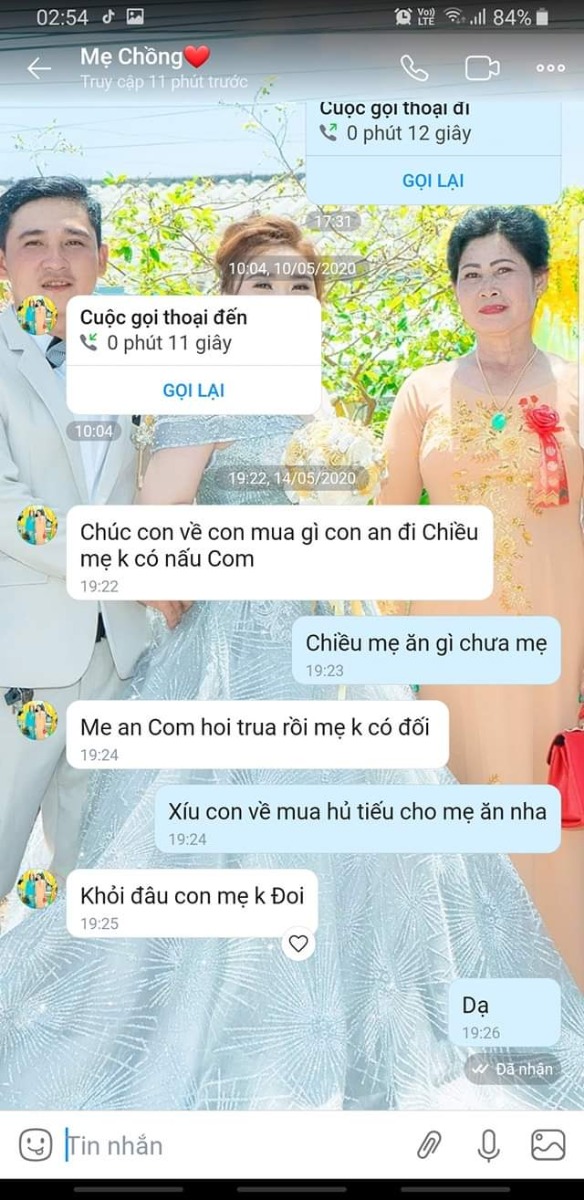 Em đăng bài này cho các chị sắp lấy chồng hoặc ở chung vs mẹ chồng cho có động lực xíu nhé!.
Em nghe nhiều chị hay than phiền về mc thì 10 người mc tệ vẫn còn 1 2 mc tốt các chị ạ...có thể do e may mắn gặp đc mc tốt thì phải.
Mc e năm nay 58t chồng e là con 1. Từ ngày e về sống vs mẹ e cảm nhận mẹ rất tốt,mẹ rất thương e, việc nhà thì k có gì nhiều, mỗi sáng e chỉ nấu cơm quyét nhà,giặc đồ còn lm đồ ăn món nào dễ e lm còn khó là mẹ lm tất..lúc nào mẹ cũng sợ e đói,ăn cơm mà có cá là mẹ lấy hết xương ra để lại thịt cá cho e, tính e hay mua quần áo lung tung nên chồng e hay cằn nhằn, mẹ thấy vậy nên mẹ mua cho e ln mẹ bảo "chồng con k cho mua thì mẹ mua cho con".
Chổ lm của e gần nhà nên mỗi khi đi ngang là mẹ mua đồ ăn đưa cho e.E đi làm về tối là mẹ đã nấu cơm sẵn về chỉ việc ăn thôi...
Đối với e thì vẫn có người mc thương con dâu như con ruột các c ạ,nên đừng bi quan nữa các chị nhé😘