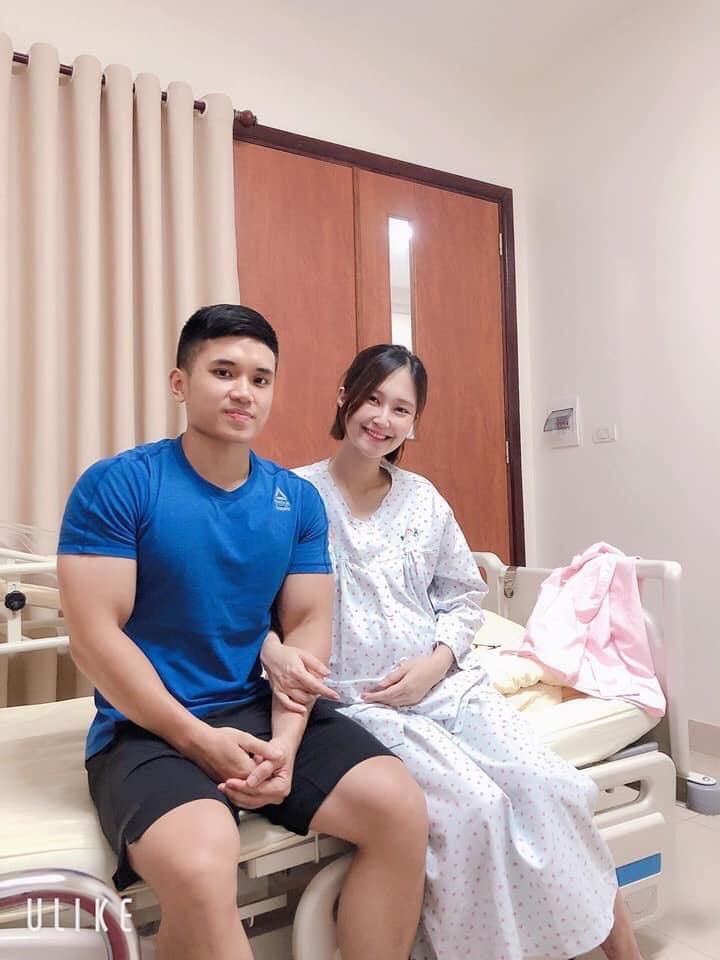 REVIEW QUẢ ĐI ĐẺ CỦA EM Ở VIỆN 108 - ĐI ĐẺ NHƯ ĐI NGHỈ DƯỠNG👍🏻
Đẻ xong em Cá cũng đã gần được tháng 🤗 nay em sẽ viết review về bên viện 108 cho các mẹ bầu có ý định đk sinh ở đây khỏi bỡ ngỡ hihi 🥰
Ở viện 108 thì có 2 khu : khu nhân dân ( khoa sản khu 9 tầng) và khu sinh con trọn gói. Bên nhân dân thì tập 1 em có sinh ở bên đó , nhưng vì có người nhà là bs của viện nên không khám xét gì nhiều ở viện, vào phát là ưu tiên xin mổ chủ động luôn vì thai to quá ngày. Nhưng note cho các chị em muốn đẻ bên khu nhân dân là bắt buộc phải làm hss trước tuần thứ 28 , lúc đi khám buộc phải mang phiếu sâ tuần thứ 12 và các xét nghiệm ( đã làm ) đi . Để tránh TH xếp hàng lâu mà vẫn phải về nhà lấy nhé :3 
🌹 Tập 2 em chọn đẻ bên khu sinh con trọn gói ( SCTG) . Thứ nhất vì ngại nhờ người nhà 😹 thứ 2 vì thôi mình xác định đẻ đây để được phục vụ từ A =>Z . Đời đẻ được mấy lần , tội gì phải khổ đúng không các chị em 😹 Trước đó em cũng đã tham khảo bên bv ĐK Bảo Sơn , rồi Thu Cúc , thực ra chi phí nó same same nhau, nhưng dù sao 108 là bv đầu ngành trang thiết bị hiện đại ( ôi tập 1 đẻ mổ ở khu công nghệ cao, phòng mổ xịn như trong phim Mỹ ý) cũng như bs rất giỏi nên một đứa sợ chết như em vẫn quyết chọn 108 dù đi từ nhà đến viện là hơn chục cây số 😹
•Chi phí đẻ ở khu SCTG : mổ lần 1 35tr , lần 2 38tr ( đối với thai đơn , thai đôi chi phí sẽ cao hơn) . Sinh thường đồng giá 20tr . Các mẹ nên làm hồ sơ sinh từ mốc 32w trở đi là được . Sẽ có 3 lần thăm khám miễn phí trước khi đẻ , các xét nghiệm bs chỉ định thì mình phải bỏ tiền túi ra nhé 😹k có trong gói đâu ạ. ( tổng bộ chi phí làm hss e làm hết 2tr5) ở đây thì sẽ khám bên khu khám theo yêu cầu. Trước khi khám , các mẹ nên vào quầy SCTG để đóng dấu , sau đó lên tầng 3 , khu B đóng tiền và vào phòng 18 ( bs Yên) để khám nhé. Vào siêu âm , xn hay đo doppler tim thì cứ vào thẳng phòng và đưa tờ giấy có dấu SCTG ra là auto ưu tiên khám trước , k cần xếp số chờ đâu ạ. 
•Về dịch vụ: đi đẻ chả phải mang gì ngoài tiền và bộ hồ sơ sinh nhé ( lúc về cbi 1 khăn quấn bé là được ạ), ở viện có tất tần tật từ quần áo cho bé , đồ cho mẹ , bỉm , khăn giấy , khăn quấn bé , thậm chí khỏi cần mang bình sữa vì ở viện các cô sẽ cho bé ăn khi sữa mẹ chưa về kịp. Y tá điều dưỡng túc trực 24/24 nên chỉ cần bấm cái nút trên đầu giường , 10s sau các cô sẽ xuất hiện như một thiên thần , bế bé đi thay tã và cho ăn . Đẻ đây tiện cái người nhà cũng nhàn , chả cần chăm gì nhiều vì y tá bs chăm cả mẹ cả con rồi. Người nhà chỉ có việc đến cổ vũ tinh thần thôi. Người nhà sẽ được phát luôn bàn chải kem đánh răng , khăn mặt và 1 cái ghế kéo ra làm giường để nằm nhé các mẹ. Cơm thì viện lo. Nhưng cơm cho người nhà sẽ tính chi phí 50k/ xuất nhé ( k có trong gói đâu ạ) và muốn ăn phải báo cơm trước ( cái này yên tâm , các cô buổi sáng sẽ vào đọc thực đơn để chọn , người nhà muốn ăn thì báo cô luôn để các cô sắp xếp) . Bệnh nhân thì ngày đc ăn 5 bữa ( kèm tráng miệng) . Người nhà ngày báo 3 bữa thôi ạ :3 vì 2 bữa phụ đều là cháo thịt 😹 với khẩu vị của em thì thấy cơm viện ăn cũng tàm tạm, không được ngon như lời đồn , nhưng thôi chấm điểm 6/10 .
🏆 Điểm cộng : dịch vụ , thái độ bác sĩ y tá điều dưỡng rất nhẹ nhàng , chăm sóc chu đáo , nhiệt tình . Giảm đau sau sinh hoàn toàn free. Đi đẻ k đau đâu. Đau đã có các cô điều dưỡng y tá lo. Các chị em đừng sợ. Bên viện 108 dùng thuốc khác hoàn toàn với các viện khác. Bt ở viện sản HN hay sản C sẽ có gói truyền giảm đau sau sinh 48h . 108 k có gói này , lúc đầu nghĩ k có gói này e cũng hơi rén, vì lần đầu đẻ Mèo đau lắm , khóc một dòng sông, em đã nghĩ thôi thì cố chịu đựng. Nhưng thực tế em đã nhầm 😹nếu chọn đẻ bên SCTG, khi mổ sẽ được truyền kháng sinh dự phòng. Lúc gây tê tuỷ sống các mẹ sẽ được tiêm 1 liều gọi là giảm đau dự phòng sau sinh 24h ( bên khu nhân dân là không có tiết mục này đâu nhé😹nên đẻ bên đó ráng chịu đau ạ) nên bảo sao em đẻ lúc 12h trưa mà tối 7h em ngồi dậy được rồi, sáng hôm sau là tự đứng dậy đi lại phăm phăm k thấy đau gì nữa. Em bé ngày 1 đc kẹp dây rốn, ngày 2 cắt rốn laze 2 thì , về rốn khô luôn k cần chờ rụng, cuống rốn các cô sẽ trao lại cho mẹ nhé 😹 các bé đc tiêm mũi VGB và vitamin K sau sinh. Đẻ lần 2 nhẹ nhàng sung sướng vãi chưởng 😹 xuất viện về em bé sẽ đc bs nhi của viện PSTW sang thăm khám, mẹ được bs khám lại vết mổ tình trạng sk các thứ rồi đc xuất viện nha. À , e rất thích một điều nữa là các cô ở đây rất nhiệt tình và luôn ưu tiên cho con bú mẹ. Em mổ đến tối ngồi dậy được là các cô đã hướng dẫn massage ngực và khuyến khích cho bé bú mẹ luôn để bé tập phản xạ bú mẹ chứ k như thằng Mèo ngày xưa về mất 1 tháng đánh vật cả nó nó mới chịu ti mẹ. Em Cá thì trộm vía hợp tác luôn. Ngày thứ 2 thì mẹ đã có sữa , sữa về luôn rồi. Trong viện cũng có máy hút sữa cho mẹ mượn luôn. Cố gắng các mẹ cho bé bú sớm để con nhanh đi đc hết phân su , sẽ k bị nôn trớ và đầy bụng, trào ngược nhé.
♨️ Nhưng nói đi cũng phải nói lại , dù ok nhưng vẫn có điểm trừ :
- Các mẹ đẻ thường có dịch vụ gây tê màng cứng ( đẻ không đau) nhưng phải đóng phí ngoài 3tr. Và chỉ nhận dịch vụ này trong thời gian 7h sáng => 7h tối. Ngoài giờ này nếu có đẻ thì sẽ k có bác sĩ gây tê ngoài màng cứng đâu ạ. Cái này e hóng đc , và đó là thực tế
- Nếu mổ : được chọn giờ và bs mổ ( em chọn Bác Hoa - bác đỡ rất mát tay ạ) nhưng nếu chọn giờ mổ và bs ngoài 5h chiều k nhờ kíp trực ( tầm 5h chiều đến 5h sáng) thì sẽ thêm chi phí 5tr nha các mẹ .  
- Khu SCTG hôm em đẻ đang sửa nên hơi ồn và bụi. Chắc giờ cũng sửa xong rồi 
- Wifi free phủ sóng , mạng ngon, mỗi tội phòng số 6 và số 7 không có mạng vào phòng, muốn xài mạng thì ra hành lang 😹 ( em đen đc xếp phòng số 7) 
----
👍🏻Nhìn chung thì em chấm về dịch vụ và mọi thứ 7/10 điểm:3 tất nhiên là với mức giá đó thì cũng khá ok, thuốc tốt bs giỏi, phòng ốc sạch đẹp. 2 người 1 phòng đầy đủ tủ lạnh điều hoà ti vi bình nóng lạnh . Các mẹ có ý định đẻ ở đây thì có thể tham gia lớp tiền sản để săn voucher giảm giá ( 5tr đối với đẻ mổ và 3tr đối với sinh thường) chơi mini game mà may mắn như bạn Linh thì đc giảm tận 7tr =)) thế là tính ra Linh đi đẻ hết có 31tr , thêm chi phí phát sinh 200k. Quá rẻ cho một cuộc đi đẻ mát mẻ :)) ở đây có nhận cả bhyt ( hình như đc giảm 1tr5 gì đó) em k có BH nên k biết 😹 
📜Em khoá sổ rồi, k đẻ nữa nên review đôi điều để ce tham khảo nhé :3 chúc các mẹ đi đẻ mà như đi nghỉ dưỡng giống em nha hihi 👍🏻

Nguồn: Mẹ Bùi Linh