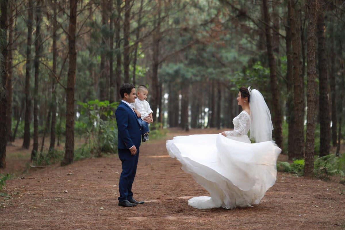 Nay đi chơi. Gặp con em đang bầu. 
Nó kêu "em bầu xấu quá.."
Xời.! Làm sao mà xấu bằng chị mày lúc bầu hả e.?
Cho nó xem ảnh. Nó tí ngất :(((
May mà đẻ xong đứa đầu nó trở về hình dạng ban đầu :))). Mới tự tin để cưới các mày ạ. 
Khoe với các mày hành trình từ lúc bầu tập 1 - cưới - bầu tập 2 - hp gia đình 4 ng - để các mày tự tin hơn khi bầu bí nhé.!!!
Edit 1 : nhiều người thắc mắc là sao đẻ xong mới cưới. Đơn giản là vì cả 2 vợ chồng tao đều ko muốn ba mẹ phải lo cho đám cưới. Nên 2vc tự tích cóp tiền mua nhà, mua xe rồi mới làm đám cưới. Đám cưới của mình mà, dùng tiền của mình nó mới thoải mái. Heee
Edit 2 : Cái ảnh gia đình tao đi con đờ rem. Các mày chê là tao dùng như phá - ý là chê chồng tao tã hả.?? Làm lão buồn, khóc mấy chậu nước mắt. Nên xin phép bổ sung thêm ảnh lão lúc bình thường nhé. Ảnh kia là nhà tao đi xuyên việt tận 26 ngày nên ko cắt tóc cắt tai gì, lại gió biển thổi nên nhìn hơi kinh tí thôi :))))

Nguồn: Trang Phạm