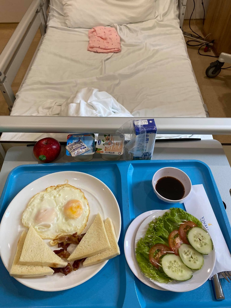 ▪Review về Vinmec Central Park. Thấy nhiều mom lăn tăn vs cả nghe chê nhưng e trải nghiệm thì cảm thấy 10 điểm cho dịch vụ. Mom nào có kinh tế tí thì lựa chọn bv này theo e là hợp lí nếu thai kì k có j qá nhìu bất thường.
▪E dự tính sinh ở vinmec ĐN nhưng có việc nên huỷ gói ở ĐN vào Sg mua lại gói từ tuần 36, ở ĐN thì rẻ hơn nhiều, e mua từ 12 tuần là 33tr, cơ sở vật chất hiện đại 3D 4D j có hết ( cái này ở SG k có ) , ph khám ở ĐN rất to và đẹp, SG cũng k to bằng. E vào SG ở tuần 36 và mua ở Vin gói 36 là 37200k cho đẻ thường ( gồm 4 lần khám , xét nghiệm , ... ) + chuyển dạ . 
▪Nếu k mua gói thì khám khá mắc, 1200k k đặt lịch vs tiền khám nữa thì mỗi lần khám tầm 2tr hơn, còn có đặt lịch thì giá 700k + tiền khám e nhớ v k nhớ chính xác lắm. Ph khám thì sạch sẽ yên tĩnh, bác sĩ nhẹ nhàng cực kì và tư vấn từng giai đoạn , vẫn khuyến khích sinh thường , k việc j phải mổ, trừ tr hợp nào lợi cho mẹ hơn thì làm 
✔️ Nói đi đẻ ở Vin k cần đem theo j là 9 xác 100% nha, có khi các mom k cần mua j sơ sinh luôn cũng có vì Bv cho e 2 xách đồ to trong đó có 8 bộ đồ áo qần ,tất ,chân ,tay ,mủ và cả khăn choàng luôn, bỉm merries đủ xài về tới nhà còn xài đc thêm tuần. Đồ mẹ thì miếng lót, bỉm mẹ, qần giấy, áo bv đem vào thay mỗi ngày. Bv cho cả sữa tắm e bé chai bự vs 3 bịch giấy ướt nhật , khăn sữa ,ncl k cần đem j ngoài đồ mag về của mẹ. Thích nhất là đồ xịn vl, tất cả là của NOUS , mềm mịn mát, khăn choàng thì đẹp dày. Tới h vẫn dư 4 bộ đồ 4 khăn choàng vì xài k hết còn y trong bọc 😂😂
▪️Hành trình đi sinh khá vui , e sinh trúng ngày cách li xã hội, sáng sớm ra nc ối 2vc e đi xe máy ung dung ngắm phố xá mát mẻ r tới bv bsi sau 2 lần khám thấy e nhìu cơn gò mà e k hề đau ( trômk vía e may mắn sao gò mà e k thấy đau ) bsi bảo vỡ ối nếu muốn sinh thường thì trong vòng 6t nữa sẽ sinh, nhưng tỉ lệ thành công chỉ 30% còn 70% là mổ, nghe v ck e đki mổ luôn. Gói mổ 36 tuần là 52xxx nha, thế là vào mổ. Ph ốc thì như ksan ấy, y tá phát đồ và hướng dẫn tắm dùng gạc chùi bụng cho sạch sẽ r lên giường đi mổ. 
Ph mổ to và hiện đại cực kì, luôn có y tá túc trực nc vs mình cho đỡ hoang mag. Rồi e gặp bsi gây mê, nc qa lại hỏi han zui zẻ xong e đc đưa vào ph mổ. Đầu tiên là gây tê màng cứng, k đau tí nào chỉ lạnh lạnh. Xong là quay ng e mổ luôn. Ekip mổ e nhớ gần 10 ng . 2 bsi nhi , 2 bsi chính , 2 gây tê , rồi vài y tá phụ. Lúc mổ e vs a bsi gây mê liên tục nc vui vẻ bt k sợ j cả, y tá bsi luôn hỏi han nên k sợ thật, rồi đang nc bsi bảo e bé ra rồi nha mẹ, lúc đó mới b là xong. Trong khj bsi may thì e bé đc khám ngay dưới máy sưởi trong ph có thể nhìn thấy. Nói chung e đi đẻ nó nhanh như cơn gió xong xuôi. Vết mổ may ai cũng khen đẹp
Xuống bàn mổ tới ph hồi sức, đọc trên mạng thấy lạnh rồi ghê sợ đủ thứ nhưng e thấy ở vin họ cho cả máy sưởi thổi vào mền nên k lạnh mấy ngoài hơi răng va vào nhau do tdung phụ của thuốc tê thôi 🤣 bsi luôn túc trực cần j có đó, à lúc này ng nhà đc vào r nha. E bé sau khi đc khám sàn lọc thì đc vào ph này vs mẹ luôn để gặp ng nhà. Xong xuôi khi nào về ph thì e bé đc về. À qên tr lúc về ph sẽ đc tiêm 2 mũi ở gần hông để giảm cơn đau gò tử cung, thế là chả đau gì luôn 🥰 xuống ph thì truyền giảm đau 1 ngày còn các ngày sau thì 8t đặt thuốc giảm đau 1 lần nên lúc này tranh thủ đứng dậy tập đi nha
▪️E chỉ thấy đau sau vết mổ là hơi thốn, cảm giác như đứt 10 ngón tay 1 lúc, rát rát v đó nói chung là vẫn trong giới hạn cho phép ( e là đứa nhát cấy sợ đau ) nằm 1 ngày là đứng dậy đi tắm đc r 🤪 ngày đầu chưa đứng dậy đc thì các cô vào vệ sinh 
▪️Sau 24h e bé đc các cô đẩy đi tắm và tắm mỗi ngày sau đó luôn. Ph đc dọn mỗi ngày, thay ga, gối, đồ của mẹ. Lau dọn sạch sẽ thơm tho. Đồ ăn thì đúng h đem vào, menu từng ngày các mẹ tuỳ chọn. Toàn đồ ăn xịn như cá hồi, thịt bò mỹ ola pla. Ngoài ra bữa xế bánh trái vs sữa thì phát mỗi ngày 3 lần 😂, do dịch k ra vào đc nên đồ ăn ng nhà 120k 1 suất ăn mỗi buổi, ngày 3 buổi nhân lên 🤣 cần j cứ bấm nút y tá chạy vào ngay lập tức
▪️Tới ngày cuối e bé mình có dấu hiệu vàng da nên nằm nôi đèn 3tr 1 ngày xịn xò. Tr khi ra viện đc lấy máu để sàn lọc nhóm máu vs các món bị dị ứng pla pla .... bsi thăm khám vết mổ mỗi ngày, bsi nhi cũng vậy. Ở đây đầy đủ mọi thứ, ngay cả khi chưa có sữa thì cũng có máy pha sữa công thức, máy hâm sữa, y tá sẽ làm giúp bạn hết
▪️ ra viện đóng thêm gần 6tr phát sinh là nằm nôi đèn vs tiền ăn j j đó thôi
✔️ Tóm laii nếu có lần 2 thì e cũng chọn Vin. Tr khi đẻ đọc thấy ghê qá nhưng trải nghiệm ở Vin về thì e k sợ lần 2 nữa đâu ạ 😂 sau đây là vài hình ảnh minh hoạ . À e có tham khảo hạnh phúc nhưng xa qá ở tận bình dương, AIH nghe bảo cũng đẹp nhưng chưa qa , còn SIH thì e có ghé khám lần đầu tiên khi tới Sg thông qa lời rw các mom trên đây, khám xong k đợi kq e bỏ về luôn vì thấy ph khám bé hẹp lại tối, vs cả ngày đó e đi gặp trúng mấy bác k ân cần nên ấn tượng k tốt j hết, cá nhân e thấy máy móc cơ sở vật chất khá tệ 😢 khá làm tiền nữa, bắt e mua gần 1tr tiền thuốc tới h còn y, ở vinmec hỏi e ún thuốc bầu j, e tloi prenatal thì bác bảo v đủ r viên đó đầy đủ ( giống bsi bên mỹ, ng nhà e ở bênh đó cũng bảo chỉ cần ún 1v này là đủ )