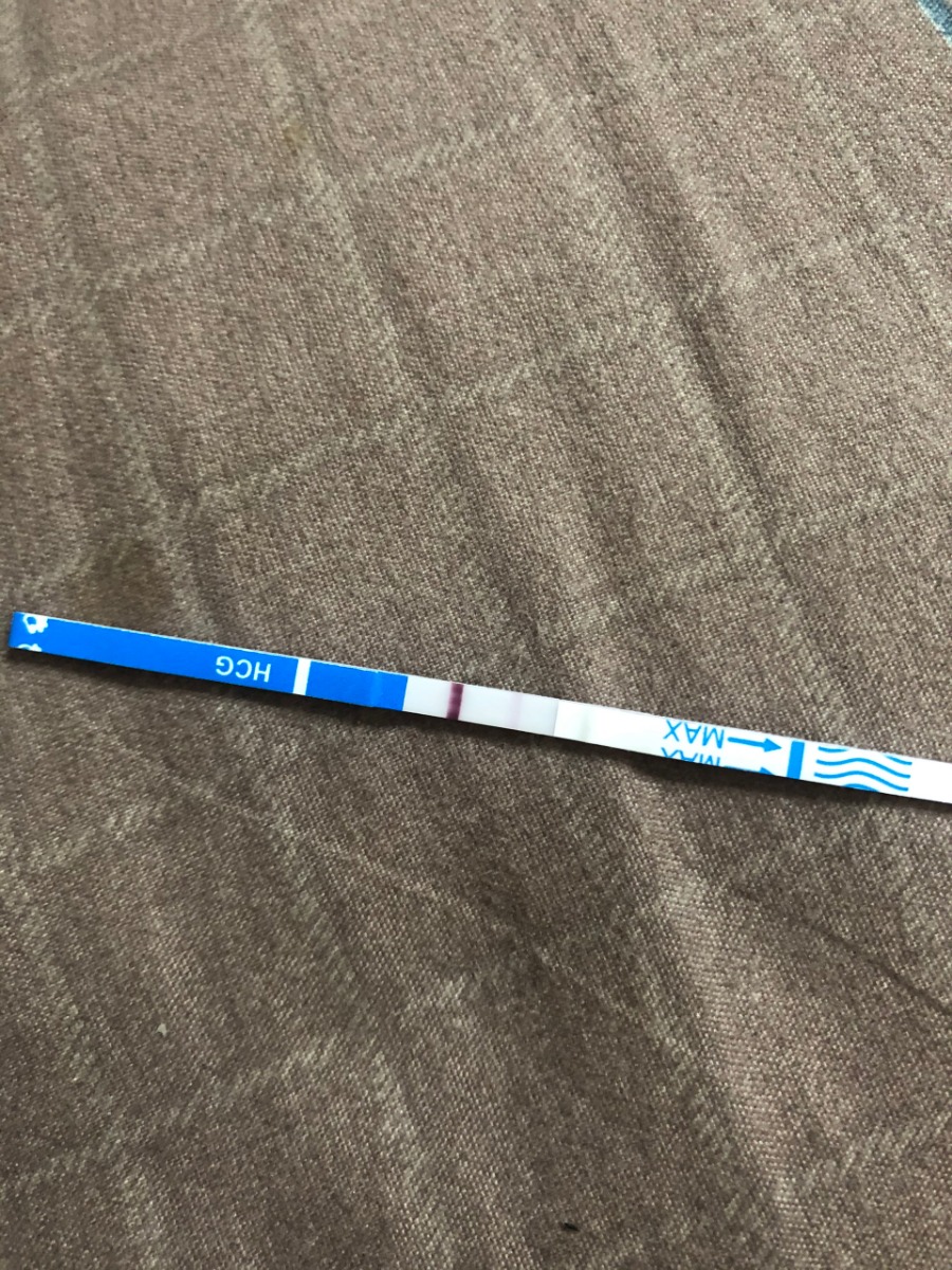 Các mom ơi . Vầy là có thai chưa các mom nhỉ . 
Mong con quá xá mà cách đây 1 tuần mình đi khám phụ khoa siêu âm đầu dò bác sĩ kêu k có. Nay thấy lên vạch mờ