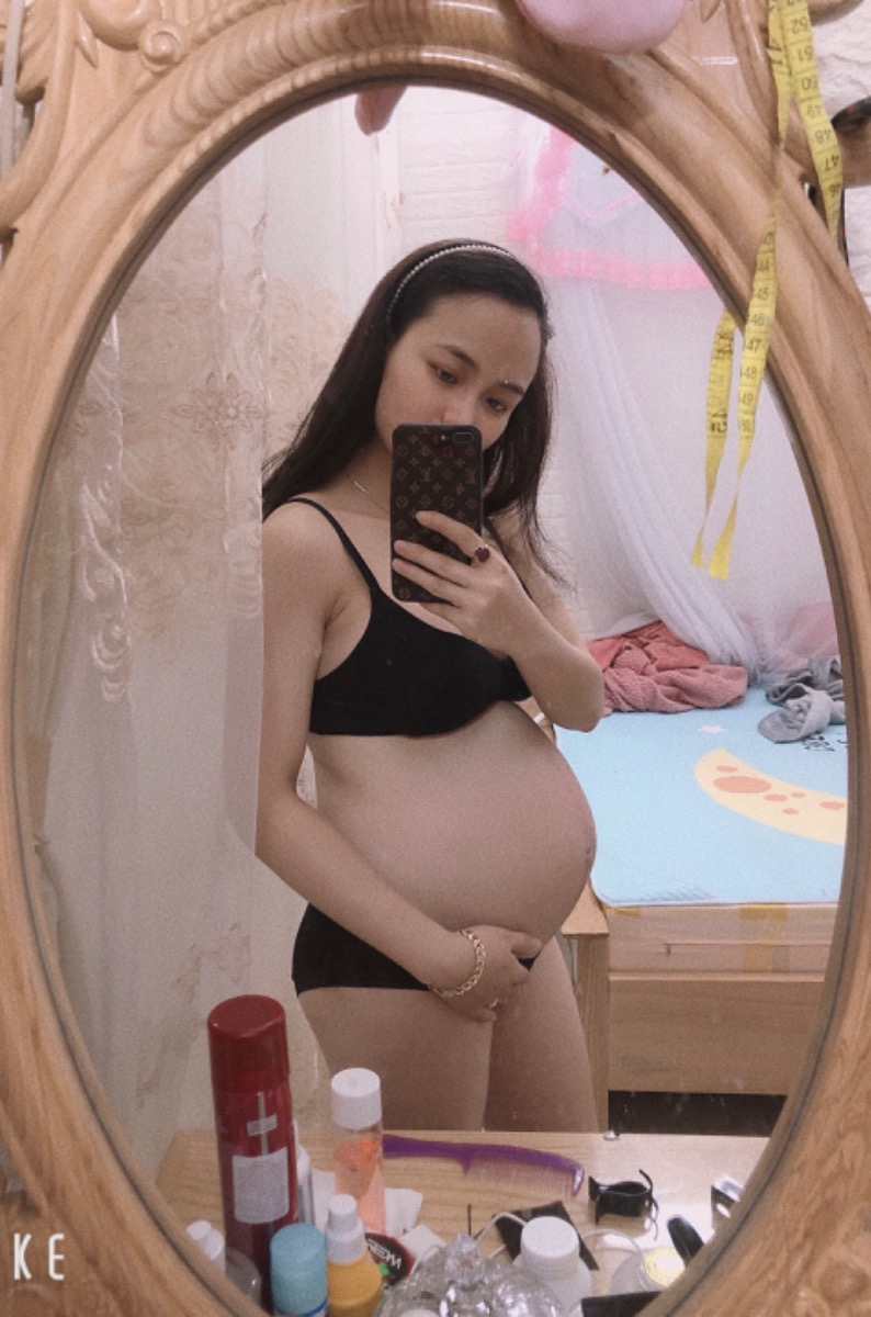 Khoe Bụng Bầu Em Chuột 9/9 Của Mẹ Xíu Nào. Ai Nhìn Cũng Bảo Bầu To. Trộm Vía Mẹ Bầu Em 25w1d rồi hôm trước Siêu Âm em được 850gam rồi. Có Mom Nào sinh tháng 9 Như Mình ko ?