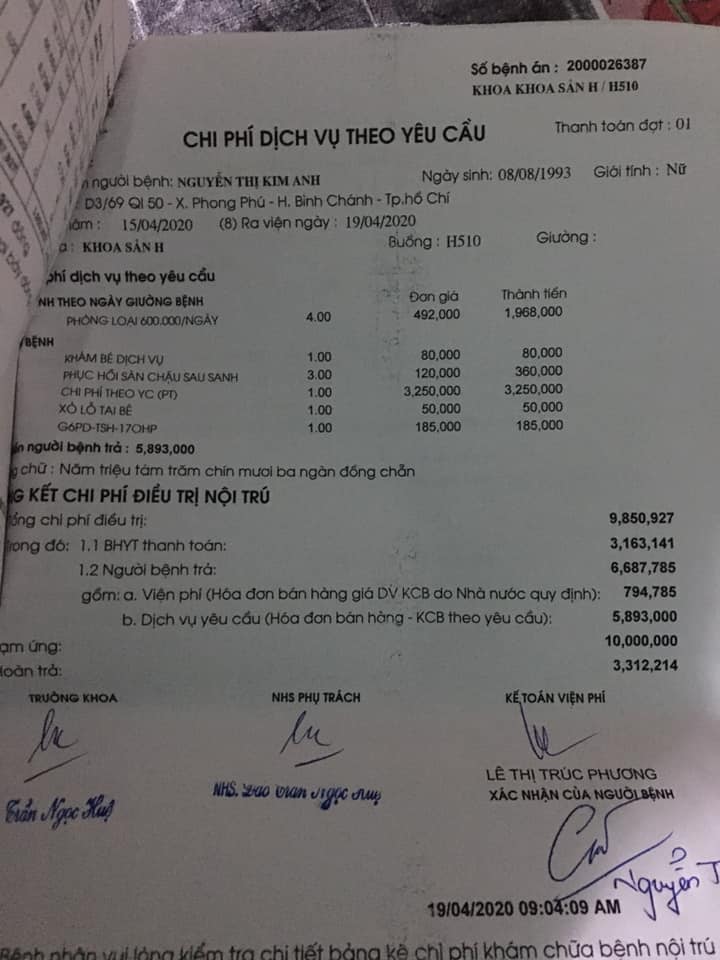 Hnay chuột nhà mình vừa tròn 1m. Mình xin chia sẻ chút trải nghiệm của mình đi đẻ tại BV Từ Dũ

1. Hành trình về sự có mặt của con
- 3m mình mới bik sự hiện diện của con và trước đó, mình còn bị té xe bụng đập xuống đường, té sàn nhà,... nhưng may mắn con mạnh khoẻ. Tình cờ bik mình đang mang trong mình 1 thiên thần nhỏ và nghĩ mình thật may mắn vì con mình vẫn khoẻ mạnh sau bao nhiêu cú té ngã.

2. Hành trình mang thai
- suốt quá trình mang thai, thai rất khoẻ nhưng 32w rồi 34w con vẫn không quay đầu và xác định là ăn dao. Và Từ Dũ thì cần giấy giới thiệu của Bs mới dk mổ chủ động nhưng mình không lo vì mình theo bs Ngô Thị Trinh ở q8 suốt thai kỳ nên mình rất yên tâm. Bác rất vui vẻ và luôn đặt cái Tâm vs nghề. 
- Mình dự sanh 23/04 và ngày tái khám cuối trước khi lên bàn mổ là 14/04. Mình có dấu hiệu cơn gò nhiều và hẹn 17/04 mổ. Nhưng chuột nhà mình muốn ra sớm và ăn mừng ngày toàn xã hội hết cách ly hay sao á. Thế là rạng sáng 15/04, bụng cứ đau lâm râm mãi tới sáng tưởng hết đau rồi mừng. Bùng 1 phát nghe và cảm nhận được bàn chân của con đạp, vỡ túi ối thế là khăn gối lên đường.

3. Hành trình đi đẻ
- 15/04 vẫn còn cách ly mà nhà mình khu vực gần long an nên hok có xe nên phải gọi xe cấp cứu. 
- vỡ ối lúc 7h15 vào tới bệnh viện 7h55. Hok đau liên tục nhưng nước ối ra nhiều. Viết giấy tờ các kiểu rồi bs khám trong nở 8p đẩy đi mổ gấp. 8h15 mổ và 8h30 con chào đời 3,3kg. Do mình mổ gấp chưa làm xét nghiệm gì hết nên phải mổ gây mê dù mình ko có tiền sử bệnh, mổ hay dị ứng các kiểu. Haizzz
- đau đẻ đến lúc đẻ nhanh như 1 cơn gió. Chưa kịp cảm nhận mọi thứ. 

4. Hành trình nằm viện
- mình bị chụp mê. Ngủ phát thức dậy là 10h10. Mình bị cột tay chân ở phòng hồi sức (kiểu sợ mình bị tác dụng phụ của thuốc). Gần 12h tháo ra. Mình nhớ cảm giác đau nhói đó lắm nha! Đau kiểu muốn co 2 chân lên mà hok dám co. Sợ co lên váy tuột lên hok kéo xuống dk nó lạnh chân. 
- mình đau mà nhớ y tá dặn: đau đừng cố động đậy sẽ càng đau nên hít thở sâu nó sẽ dễ chịu hơn. Và mình cứ thế cựa quậy như kiểu kiến cắn mà hok bắt dk nó mỗi khi đau vết mổ.
- 14h10 mình ký giấy để ng nhà dk phòng.
- 14h50 mình ký giấy nhận con và đk đưa về phòng.
- về phòng mình gáng lăn ng sang trái, phải để không bị dính ruột sau mổ dù rất đau và tập ngồi dậy trên giường. Nó thốn má ơi luôn!
- ngày t2 mình gáng ngồi dậy tập đi cho mau khoẻ để dk ẳm con nhưng ngồi dậy là 1 vấn đề còn đứng lên nó bủng rủng đau ngay ngã ba ko tả nổi và lại nằm xuống. Lát sau, y tá cho viên nhét hậu môn. Má ơi! Phải nói tiên dược luôn. 30p sau mình ngồi dậy và tập đi dk dù còn đau nhưng mức độ mình cảm thấy ok không đến nổi. Thế là dk ẳm con, nhìn con cảm giác nó sung sướng khó tả. Tất cả vì con là dk hết.
- ngày t4 là hết dk phát viên tiên dược đó nên hơi đau nhưng chịu được.
- ngày t5 (19/04) mình xuất viện, xong hơi vùng kín 3l, nằm khu H - phòng 2 giường, 600k/ giường rất ok. Khi làm xong thủ tục xuất viện, mình dk c hộ lý đẩy xe xuống ký giấy chứng sinh cho con, c còn dk taxi chở mình về  giùm do chưa hết dịch các phương tiện công cộng chưa dk hoạt động lại nhưng hỗ trợ bệnh nhân nội thành (Mai linh)
⭐️⭐️ ban đầu, mình định sanh đh y dược nhưng khi bik con ko quay đầu và bắt buộc ăn dao thì mình lại chọn từ dũ. Vì tham khảo ý kiến nhiều ng nhiều mẹ trong hội đây là bệnh viện đầu ngành, mọi vđ xảy ra các bv dù là quốc tế đều đưa về Từ Dũ. Và mình rất vui vì đã quyết định đúng.

5. Tiền viện phí
- mình bhyt trái tuyến. Mổ cấp cứu hưởng 80%. Mình có post ảnh phía dưới, các m tham khảo nhé!
- con mình ngôi mông nên cần khám vật lý trị liệu chân (miễn phí).
💥🌈 con mình trộm vía khoẻ mạnh, sanh 3,3kg chưa dk 1m mà dk 5kg. 
Chúc các m vượt cạn thành công và khoẻ mạnh!!!