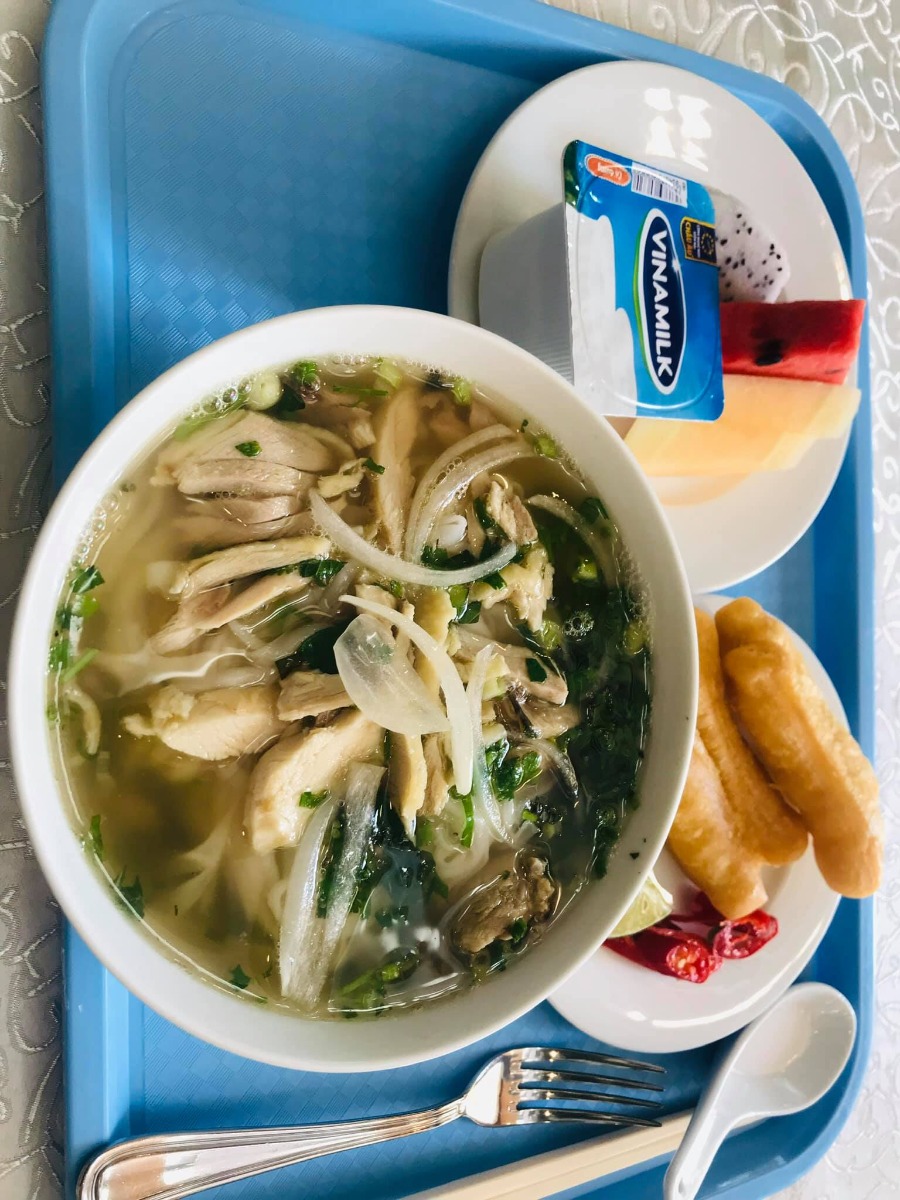 Nhật ký sinh thường bv bảo sơn!
Lúc 30w e đã lục nát review đẻ thường vài group bảo sơn, thu cúc, pshn rồi, cứ bảo đẻ xong viết review cho các mẹ đi sau tham khảo mà lười. Dạo này dịch, nhà đông người trông con hộ mới thực hiện, từ từ e kể hết chuyện đi đẻ của e nhé:)
Tầm 32w e đi tham khảo bv bảo sơn và thu cúc (pshn loại do tập 1 e sinh ở đây ấn tượng ko tốt lắm, và bạn e mới đẻ xong kêu vô cùng đông, nó đẻ dịch vụ mà phải ở phòng kiểu tăng cường, wc chung, nói chung là kêu chán, với đọc review 1 chị làm hss d3 xong lúc đẻ cấp cứu vào đêm full phòng phải sang đẻ thường phòng 8 hay 16 người nên e hãi quá). 
Ấn tượng ban đầu:
- bs: Thang máy cho khách quá nhỏ, xe ô tô ko vào tận cửa viện được. E đến lúc 1 rưỡi viện siêu vắng, các bạn tư vấn dẫn đi tham quan phòng ốc sạch đẹp tiện nghi. Nhưng e với chồng băn khoăn vì bv vắng quá, lúc vc e đến tầng 3 ko có 1 khách nào@@
- thu cúc: trời ơi sang đến tc e sốc vì đông và quá đông. Thang máy to hơn nhưng chờ siêu lâu, 2-3 lượt mới lên được, bầu cũng ko được nhường đâu vì mọi người chờ đông lắm. Lên tầng 5 hay tầng 7 e quên rồi, đông đến ko còn ghế ngồi, bí bức quá. Cũng có bạn tư vấn dẫn đi xem phòng, phòng ổn sạch sẽ nhưng lúc đó đang xây thêm mở rộng bv ở bên cạnh nên ồn. Lúc về lại chờ thang máy mỏi mòn. Vào thấy đông nghịt và ở giữa là 1 c mới chắc mới đẻ xong về hay đi khám gì thấy, ngồi xe y tá đẩy bế con mà e còn thấy ko thở nổi nói gì e bé và chị ý. Nói chung là ấn tượng là đông và ồn, e bảo chồng đau đẻ vào chờ thang máy lên để lên được có khi e đẻ giữa đường mất. 
Giá cả lúc đó 2bv same same nhau ko chênh đáng kể, rẻ hơn d3 pshn. E đọc tc nhiều review mọi người khen nhiều, nhưng trải nghiệm hơi hãi nên e chạy mất dép, lại thấy cái yên tĩnh vắng vẻ ở bs lúc nãy sợ giờ lại thành điểm cộng. Lại gần nhà e nhất nên e chốt.
Sau e tham gia 1 buổi học về chăm sóc mẹ sau sinh ở bs, xong đk luôn đc tặng 2 lần chiếu plasma giảm giá gói chuyển dạ tổng còn 14,4tr (gói chuyển dạ ở bs đã bao gồm làm hss, còn chuyển dạ ở thu cúc thì ko, phải thêm 2tr làm hss)
36w e đến làm hss (các bạn gọi điện nhắc và hẹn lịch), 8 rưỡi e đến 10 rưỡi xong, đo huyết áp cân nặng vòng bụng các kiểu, lấy máu nước tiểu, điện tim, siêu âm, bs cốc tư vấn... e ko nhớ hết. có phiếu ăn sáng bên ks bs, 1 bữa siêu no và đầy đủ. Bs siêu âm nhanh, nhưng lúc e kể bạn nhà e khó tính, sa 3d chưa nhìn được mặt do bạn ý quay đi vs che măt, siêu âm lại mấy lần cũng ko được thì bs chuyển từ sa 2d trong gói sang sa 3d cho e nhìn mặt con😊
Nói chung e còn đến khám 2-3 lần nữa từ lúc làm hss đến lúc đẻ (khám ngoài gói), bv cũng đông hơn hôm e đến tham quan nhiều nhưng ko đến mức làm e khó chịu, chờ ko lâu, bs khám sa nhanh nhưng mình hỏi thì giải đáp hết nên e cũng thấy ok. E ko đk luxury do đẻ thường ko chọn bs chọn giờ được e thấy phí, chỉ đk phòng riêng thôi.
39w có hôm gần sáng e đau bụng, ko ra máu hay gì, nhưng đau nhiều nên sáng e vào khám, các bạn bảo e lên tầng 5, bs hỏi han, y tá đưa vào phòng chờ sinh đo monitor chán chê ko có cơn co nên e lại về, lần này các bạn bảo tính vào theo dõi trước sinh 12h free nên ko mất tiền.
Đến ngày dự sinh 1/1 sa đo mo lại bình thường e lại về:) bs bảo cứ theo dõi có dấu hiệu bất thường mới phải mổ, ko thì cứ khám hàng ngày chờ con muốn ra thì đẻ.
4/1 e sốt ruột lắm rồi, nghỉ ở nhà cả tuần rồi chưa sinh, nên tối dụ chồng ấy ấy cho vào, sáng hôm sau ra máu báo:) vào viện từ 10h bs bảo mở 2 phân, nằm phòng chờ sinh đo mo theo dõi chán chê đến 3h vẫn 3 phân, ko đau mấy. E cứ sợ lại đẻ đêm hôm như tập 1 thì bs cốc hết ca trực, với kéo dài mệt mỏi, bà c e bày cho vê đầu ti, đau bụng lại thôi, xong lại vê. Đến 3 rưỡi làm cốc nước dứa nữa. Thế là bắt đầu đau nhiều😞 10’ 2 cơn, bs bảo phải tầm 10’ 3 cơn mới săp đẻ, nhưng 5h e đau quá đòi khám trong thì mở 5p, e đòi tiêm kích đẻ, gây tê màng cứng, bs cốc cứ bảo từ từ. Thề lúc đấy e bực lắm, vì đau quá, xong cô hộ sinh bảo thôi6h kém rồi để đi ăn xong cô xin bs cho. Ai ngờ về phòng được 10’ e vỡ ối:( bs y tá bỏ hết cả cơm đưa vào phòng đẻ. Nói thật là qua rồi e vẫn thấy sợ, vì vỡ ối nên ko kịp gây tê màng cứng, chỉ tiêm giảm đau vào đùi, may mà con e ra nhanh, từ lúc vào đến lúc đẻ 10’ nên dù đau lắm lắm ý nhưng vẫn chịu được, đẻ xong bs bảo đấy đẻ tự nhiên chẳng tốt hơn à, cứ đòi kích với gtmc làm gì ko tốt, lại tiết kiệm được mấy triệu😂
Con ra là hết đau, y tá lau qua rồi ấp con lên người mẹ để làm vs, khâu tsm tầm 1h30’ là xong. Con ở trên người e cả quá trình trừ lúc cân, được kẹp rốn chậm, về phòng cùng e.
Dịch vụ sau sinh thì e thấy bình thường, e ưng nhất lúc mới về phòng bs nhi vào khám đúng lúc con e khóc (lúc đẻ xong nằm trên ng mẹ ko khóc tí nào), ông bà cứ bảo nó đói cho ti hay pha sữa đi, bs bảo e bé đẻ đủ cân ko có vấn đề gì ko đói đâu, mẹ có sữa cứ chịu khó cho con ti, y tá bế dỗ hộ và hướng dẫn cho bé bú, con e được sữa mẹ hoàn toàn. Nhưng e ko ưng đoạn 8h e về phòng nhưng đêm ko ai vào vs thay bỉm cho mẹ, e lọc cọc vào wc tự xử, sáng hôm sau các b mới vào vs thay bỉm ý, e mà chờ thì để bỉm 12h mới thay à, hay phải gọi nhỉ@@
À e đẻ xong các bạn có đưa cháo và sữa cho, đêm 10h lại có cháo. Các bữa sau các bạn đều hỏi trước mình ăn gì, đồ ăn ngon nhiều, người nhà ko phải mang cơm nước, ng ở cùng do e đk phòng riêng nên cũng có suất ăn luôn.
Y tá hôm sau cũng ổn nhưng e thấy sẽ ko giúp mình chăm con bế con thay bỉm như các mẹ trước review đâu, vì cũng ít y tá hay tại e có người nhà nên họ ko giúp. E có 2 lần chiếu plasma mà cứ phải nhắc mãi mới chiếu, họ quên suốt ý, lúc 8h vào vs kêu tí họ đi hết các phòng xong chiếu, nhưng 10h ko thấy e lại nhắc thì bảo trưa, trước lúc ăn trưa e lại hỏi thì sau khi ăn trưa mới chiếu. Chiều hẹn 3h thì đúng hẹn. 
E hẹn 5h ra viện, vào check đồ ok xong lúc nhà e ra mới hỏi có đơn thuốc chưa, xong cả nhà đứng đấy chờ kê đơn cho e với bé trong khi họ có thể làm trước. Với phòng e ở sàn hơi kêu, sàn gỗ bước cứ kẽo kẹt ý. 
Khám sau sinh là khám vết khâu, sa; chụp ảnh cho bé bình thường.
Phòng ở 2 giường thêm giươngf gấp cho ng nhà, sạch đẹp tiện nghi trừ giường hạ bằng cách quay thủ công ko phải ấn nút.
Đồ e mang thêm quần lót giấy, bỉm của mẹ do e thay nhiều, quần áo cho mẹ và bé, khăn cuốn, khăn ướt, sạc đt (bv cho bỉm của bé vừa đủ, bỉm mẹ, khăn ướt gói nhỏ, bàn chải, nước muối, betadin, khăn mặt khăn tắm dép...) 
Quà tặng sau sinh có 1 gói bỉm nhỏ của moony, 1 bộ body mũ bao tay chân nous, 1 hộp sữa hip, 1 khăn quấn, e ko nhớ còn gì nữa ko:)
Được cái sau sinh e tự thấy so với tập 1 đẻ pshn gây tê màng cứng (lúc đẻ ko đau, nhưng lúc khâu rất đau, về phòng e đau ko ngủ được cả đêm, về nhà vẫn đau lâu) thì lần này e khoẻ hơn, nhanh khoẻ lại, sau sinh về phòng e đã tự lo được rồi, về nhà e cứ phăm phăm đi lại ko giống tập 1 làm gì cũng đau:( vết khâu cũng nhanh lành đẹp hơn tập 1.
Nói tóm lại do sinh đẻ thuận lợi, con khoẻ mạnh nên e thấy hài lòng, có điểm ko ưng cũng ko đến mức khó chịu. Với mức tiền bỏ ra 15,6tr (thêm tiền phòng riêng với xét nghiệm mâu gót chân, đã trừ bhyt gần 1tr) thì e thấy ok. 
E mới nhớ được đến thế, có gì cần các mẹ cứ hỏi thêm để chọn nơi sinh phù hợp nhất với mình nhé.
Chúc các mẹ mẹ tròn con vuông!