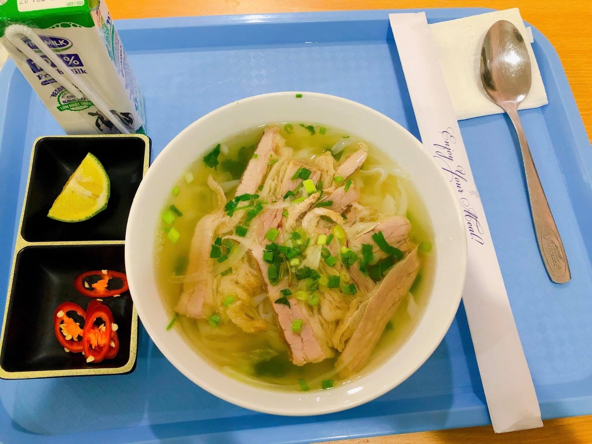 REVIEW ĐẺ TẠI BỆNH VIỆN BẢO SƠN

Vậy là đã 1 tháng trôi qua, kể từ ngày 2 mẹ con mình vượt cạn cùng các Y Bác Sỹ tại Bệnh viện Bảo Sơn.🌼
Khi vào nhóm chắc chắn cũng nhiều ng muốn tìm hiểu về dvu ở BS như e lúc đang tìm hiểu nên e sẽ chia sẻ chút vs mng.
 Hôm nay có time rảnh rỗi để ngồi viết chút review cho chị e tham khảo!
- Đứa đầu e chọn Phụ Sản HN vì tuyến đầu ngành cho yên tâm. E đẻ dịch vụ mà nghĩ đến h vẫn sợ, quá đông ạ, mở hết 10p r mà con e lại quậy quá nên bsy chỉ định mổ. Mổ xong 2 ngày thì về, chuyên môn khỏi phải bàn nhg dịch vụ thì chắc ai đi rồi sẽ hiểu.
- Đứa thứ 2 e quyết định mổ chủ động bvien tư. Vì đúng đợt dịch, phụ sản sẽ rất đông e cũng lo, mà cũng muốn vượt cạn dịch vụ tốt xíu. Sau khi tìm hiểu thì quyết định mổ lần 2 tại Bệnh Viện Đa Khoa Bảo Sơn.
👐🏻 Lần này, đi đẻ nhàn quá các bác ạ! E đến khám tuần thứ 36, thủ tục lm hồ sơ có nhân viên tư vấn lm hết, mih cũng k phải lz. Khám xét nghiệm trước sinh e thấy kỹ, nhiệt tình, có bạn tư vấn viên đưa đi khám từng khâu rất nhanh chóng, ko lo bỡ ngỡ. Khám xong sang ăn sáng tại Bảo Sơn Hotel rồi quay về lấy kết quả.
- Có những mức giá theo tuần đky tư lúc mới bầu cho tới lúc đẻ. E chọn gói 38w đẻ mổ lần 2. Đúng đợt này đang đc giảm giá. Đẻ xong lú quá e hay quên, mà cũng ck trả viện phí nên k nhớ chi tiết.
- Đi đẻ đúng nhàn tênh, các bác chỉ cần mang bộ quần áo của mẹ và bé hôm xuất viện thôi nhé. Đồ ở bệnh viện cbi cho đầy đủ hết rồi.
- Tiếp đến là hôm đi mổ chủ động. Cứ thế đi đến lên thẳng vào lm các bước trước mổ, xong xuôi chuyển vào phòng mổ. Lần này, cảm giác còn sợ hơn lần 1. Lần đầu đau đẻ e ko khóc đâu, bsy bảo mổ cái nước mắt chảy ròng ròng, cơ thể yếu ớt tn mổ xong tiếp xúc da với con xong ngất luôn nên thiếp đi khoảng 2,3 tiếng tỉnh dậy rồi mới đc chuyển về hậu phẫu. Nên mổ l2 e vẫn sợ lắm. Mà các bác sỹ, hộ sinh cứ cổ vũ, khích lệ tinh thần nên e cũng bớt lo. Nói chuyện đc vài câu thì thấy cu con oe oe ra chào mẹ roi. Lúc này cả ê kíp mổ lại tiếp tục nchuyen vs e rất vui và rôm rả. Lần mổ 2 này e ko ngất cơ mà cũng bị nôn 2 lần ở phòng hậu phẫu, xong phải tiêm chống nôn ms hết. Nchug cả 2 lần mổ e đều bị tác dụng của gây tê tuỷ sống.
- Chuyển về phòng thì e book phòng up lên phòng riêng là 1tr4/ngày. E ở viện 4 ngày.
Gói mình đky ở viện là phòng sẽ ở 2 sản phụ, e up lên thì ở 1 mình nên phát sinh thêm khoản này. Ở phòng thường thì có đủ 4 bữa cho sản phụ và 1 bữa sáng cho ng nhà sang khách sạn ăn. E up lên phòng dịch vụ thì cả ng nhà cũng đc mang 3 bữa tại phòng và phiếu ăn sáng bên khách sạn.
- Về phòng sau sinh, bác sỹ Cốc ( mổ chính) cho mình về hỏi han rất chu đáo và bác tiêm mũi giảm đau sau sinh cho mình cũng xuống hỏi han liên tục xem có đau ko, rồi kiểm tra ống giảm đau thg xuyên.
+ Đêm đầu tiên sau khi mổ xong các y bác sỹ vào hỏi han thường xuyên, cứ 1,2 tiếng lại có điều dưỡng vào ktra, thay dịch, tiêm kháng sinh. 
+ Hết giảm đau 48h lúc này e đau quá, thì mỗi ngày đc đặt 2 viên giảm đau nữa ko thì chắc xỉu qá.(mổ l2 đau hơn l1 gấp trăm lần ce ạ 🤣)
+ Tối có điều dưỡng trực phòng kế bên nếu cần gì cứ gọi họ sẽ thay bỉm, pha sữa,.... cho. Nhg mẹ vs ck e làm hết roi cũng ko gọi. Chỉ lúc nào e đau ms gọi, nhg tối họ cũng thi thoảng vào ktra rồi.
+ Bị tắc tia sữa lúc nửa đêm gọi điều dưỡng sang massage tay cho ko thì chắc hôm sau e là e bị nặng lun mất.
+ Dịch vụ tốt quá, nhiều sự quan tâm quá nên e ko nhớ hết mà kể chi tiết với mọi ng luôn. Nhiệt tình từ lao công vào dọn vệ sinh ngày 2 lần rất cẩn thận và niềm nở cho đến nhân viên bên khách sạn mang đồ ăn sang cũng rất nhiệt tình. 
+ Đồ ăn ngon, thay đổi menu mỗi ngày cho sản phụ lưah chọn đa dạng, ko bị ngán.
- Ngày nào bác sỹ cũng qua hỏi han. Hôm cuối xuất viện ra thanh toán thêm những khoản phát sinh và lấy giấy tờ rất nhanh.
- Bvien còn đặt thuốc đây dịch cho ra nhanh nên ve nhà e chỉ còn xíu dịch vài hôm là sạch, chứ ko như lần đầu về cả tháng ms sạch.
- Ngày nào cũng tiêm co dạ con nên sau mấy hôm ở viện về bụng e xẹp lép luôn, chứ ko như lần đầu về bung như cái rổ, da con co mấy tháng mới nhỏ lại.
- Chiếu tia laser giúp khô vết mổ nhanh. Tvia vết mổ đẹp lm ạ.
- Bệnh viện tặng quà sau sinh. Mẹ và bé sẽ đc care trong vòng 1 thánh sau sinh có vấn đề gì cứ xuống viện ktra ạ. Bsi Thắm nổi tiếng chữa tắc tia sữa tại bvien nói cứ tắc là xg gặp bác ko cần phải đi đâu chữa cả.
- À! Và khoản đo chỉ số BMI là e thích nhất. Bác Sỹ lên thực đơn bữa ăn dinh dưỡng đảm bảo sữa cho con mà mẹ lại về cân nặng lý tưởng với chiều cao.
+Trước bầu  e 53kg( vì đẻ đứa đầu xog khó giảm về dáng lúc con gái qá) lên bàn đẻ 69kg. 
Đẻ xong hôm về nhà cân là 62kg, Sau 10 ngày cân lại h còn 58kg. Đấy là e còn thèm quá nên ăn dư chỉ tiêu chút xíu, nếu ko chắc giảm nhanh nữa. Bác Sỹ đg lên chỉ tiêu cho e xg 48. Hy vọng thành công hihi 😋
- Bệnh viện còn tặng gói chụp ảnh newborn cho bé nữa ạ.
❤️❤️❤️ Nói chung e rất hài lòng về mọi dịch vụ ở bệnh viện. Tính ra e thấy rẻ chứ ko hề đắt chút nào so với chất lượng nhận đc.
Riêng tiền phòng ở chất lượng, thuốc thang chu đáo, mọi thứ bvien lo tất chi việc đi ng ko. Còn lần đầu e đi đẻ dịch vụ mà nghĩ thấy ngán thật sự.
💸Đợt này đang đc giảm giá khoảng 10triệu nên xong tất e hết khoảng 35tr.
Các chị cứ ib hỏi e khỏi phải lăn tăn ạ.
À mổ đắt hơn chứ đẻ thường thì rẻ 1 nửa đấy ạ. Đẻ thường còn ko phải mất 3trieu mũi giảm đau 48h sau mổ nữa.
👉🏻👉🏻👉🏻Đây là chút chia sẻ của e về quá trình đi đẻ, và chút review về Bệnh viện đa khoa Bảo Sơn cho chị e tham khảo ạ. Mong giúp ích đc cho chị e.