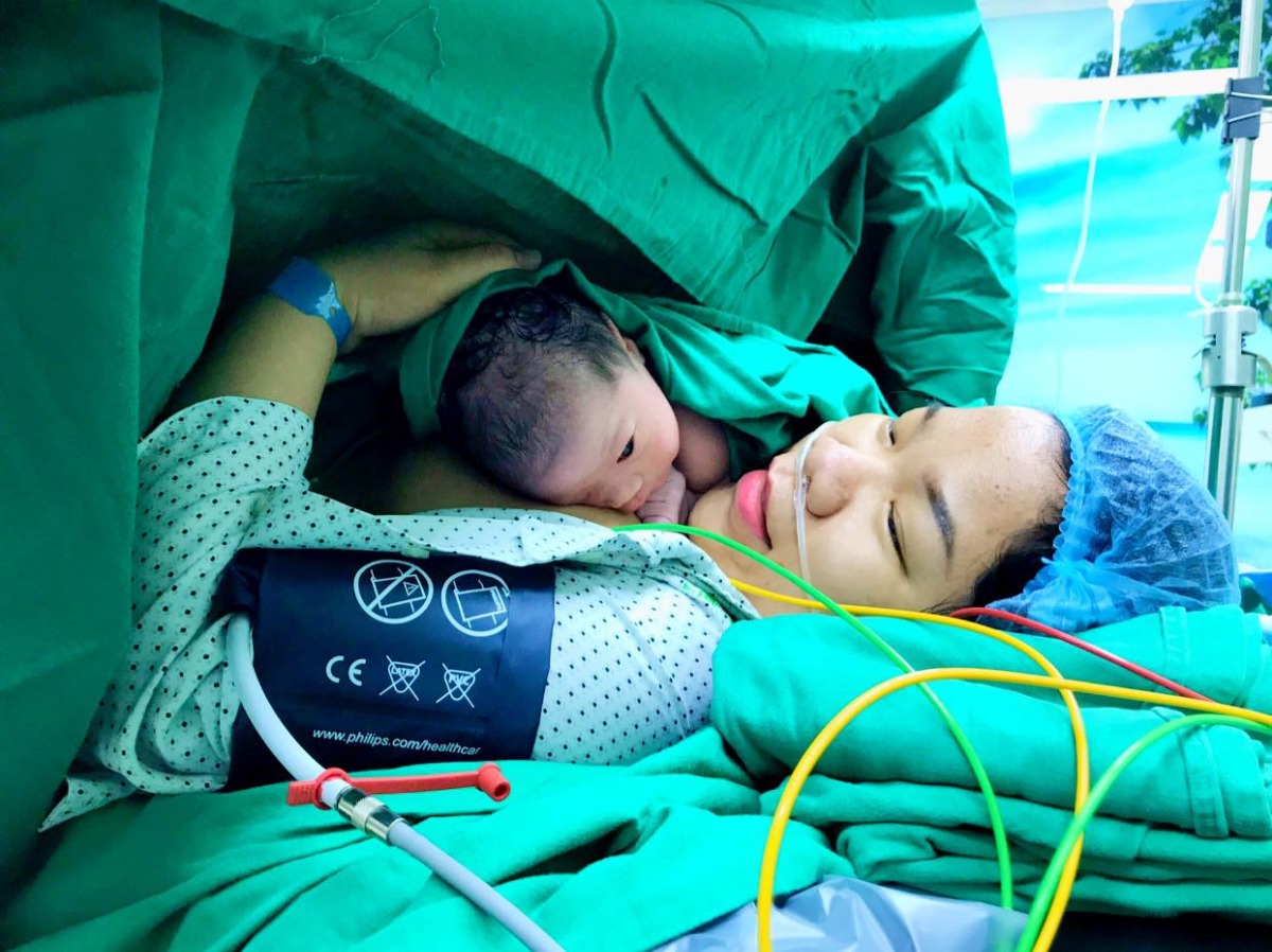 REVIEW SINH Ở THU CÚC
Chào các mom, tham gia nhóm một thời gian, từng post bài hỏi ý kiến và chia sẻ của các mom, và nhận được những phản hồi hữu ích, nên hôm nay mình dành thời gian chia sẻ lại với mọi người trải nghiệm đi sinh ở Thu Cúc của mình. Hy vọng sẽ hữu ích với các mom đã, đang và sẽ đăng ký sinh tại viện.
Mình đăng ký gói sinh thường từ tuần 36 và mình đã chuyển sinh mổ vào ngày 15/04/2020.
👉 Trước sinh (7/10 điểm)
Ưu: 
- Bất cứ thắc mắc nào của mình nhắn qua messenger cho bệnh viện đều được phản hồi kịp thời, hữu ích. Bệnh viện chủ động gọi điện lại để giải đáp tận tình.
Nhược: 
- Khám không kỹ như mình mong đợi. 
Siêu âm 3 lần thì có lần cuối cùng là mình ưng vì bác sĩ thân thiện, chia sẻ cởi mở, hai bsi trước thì chỉ khám qua qua, mình hỏi mới trả lời.
- Mình khám 4 bsi thì 3 bác nói thấp thì nên đẻ mổ. Bác chỉ đánh giá qua chiều cao (mình cao 1m46) mà không dựa thêm bất cứ tiêu chí nào khác, nên mình không thấy thuyết phục.
- Khoản đợi chờ mỗi lần thăm khám, cũng hơi lâu thật giống nhiều mom phàn nàn, nhất là đi khám tầm giao ca.
👉 Trong quá trình sinh và lưu viện (9.5/10 điểm)
Chia sẻ chút lý do mình chuyển mổ: 
Mình quá dks 3 ngày mới có hiện tượng bong nút nhầy và có cơn đau liên tục. Khi vào viện khám, bsi khám trong và nói đã có dấu hiệu chuyển dạ, mở được 2 phân. Và một lần nữa, mình được nhắc về việc chuyển sinh mổ. 
Bác khám trong và nói khung xương hẹp và độ co giản tử cung ko tốt, bác phân tích những rủi ro khi sinh thường. 
Hai vợ chồng mình trao đổi với nhau, hơi buồn vì những nỗ lực tập luyện, ăn uống và quyết tâm sinh thường của mình bị phủ nhận, nhưng cuối cùng mình chọn sinh mổ để an toàn nhất cho con. 
Ưu:
- Do mình có cơn co tử cung cũng khá dồn dập nên bsi chỉ định mổ cấp cứu, ban đầu dự định 13h mổ, nhưng sau bệnh viện liên hệ với bác sĩ Lisa và chuyển ca mổ của mình sớm hơn 30 phút. 
Bác sĩ Lisa rất đáng yêu, mình ấn tượng với bác từ những lần đi khám trước đó rồi, bác cười hiền, dễ mến lắm. 
Vết mổ và khâu của bác rất đẹp.
(Mình ko chọn bsi nhưng may mắn được xếp vào ca của bác)
- Các chị, cô điều dưỡng tuyệt vời lắm lắm. Nhẹ nhàng, nhiệt tình, tận tâm và luôn hỗ trợ kịp thời. 
Hiuhiu, mình muốn gửi lời cảm ơn chân thành đến một chị điều dưỡng (mình chưa kịp nhìn bảng tên 😢). Chị như cứu nhân của mình trong đêm thứ 3 ở viện. Sữa về cương tức hết hai ngực. Ngực cứng đơ, mình đau vết mổ do hết thuốc giảm đau,  nên không gắng cho con bú lâu được. 12 rưỡi đêm, mình bấm chuông mượn máy hút sữa, chị mang vào cho mình, rồi giúp mình massage cả nửa tiếng đồng hồ, chị còn xuýt xoa thay mình. 
Giữa mùa dịch, hai vợ chồng mang nhau đi sinh, nhiều cái bỡ ngỡ, rồi những cơn đau mà trước giờ mình chưa từng trải, kèm thêm nhớ và thương mẹ đẻ khi nghĩ mẹ cũng phải trải qua cơn đau để sinh ra mình, khiến mình tủi thân quá thì có chị bên cạnh, động viên, cảm giác, như mẹ mình đang bên cạnh và giúp đỡ mình ấy. 
- Trong quá trình mổ cũng như chăm sóc trong 3 ngày sau sinh, mình rất hài lòng vì luôn được thông báo trước, bsi và điều dưỡng sẽ làm gì trước khi thực hiện, nên mình không bị bất ngờ và giật mình.
- Hôm mình về, mình nhờ xe của bệnh viện, anh tài xế vui tính và chu đáo lắm.
Nhược:
- Đơn thuốc của bé chỉ được ghi trong sổ Em bé thông minh, chứ không được xuất đơn như thuốc cho mẹ, nên mình mua thiếu thuốc cho con.
👉 Sau sinh (10/10 điểm)
Một lần nữa mình đánh giá rất cao sự phản hồi kịp thời của bệnh viện. 
Mình có một số thắc mắc về thuốc của mẹ và sức khoẻ của bé, bệnh viện liên hệ và bác sĩ cũng điện lại để tư vấn thêm cho mình yên tâm.