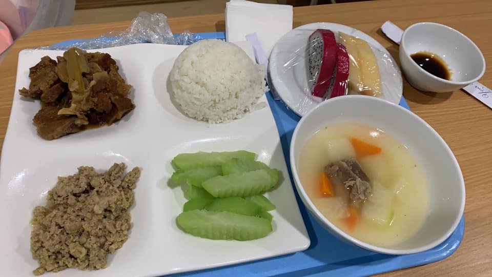 Review sinh mổ ở bv Bảo Sơn ạ! 
Em thì không được văn hay chữ tốt nên chỉ có vài dòng đánh giá thôi ạ 😂
Chấm điểm :9,5/10
-Về Bác sĩ : e sinh mổ chủ động , hẹn ngày giờ với bs Cốc, đến ngày 16/5 e sinh bé chuột được cả 2 bs Cốc và bs Phê mổ cho ạ. 2 bác nhiệt tình, vui tính ạ. Vết mổ đẹp! 
-Về phòng ốc, chất lượng dịch vụ: e dùng phòng 2 người thấy ok và ko cần up lên phòng víp, phòng sạch sẽ, y tá luôn túc trực bên ngoài, người nhà chỉ gọi là có mặt thôi ạ, có việc gì gọi y tá đến luôn, đặc biệt e để ý thái độ y tá rất nhiệt tình mặc dù giữa đêm chỉ gọi y tá để thay bỉm cho bé. Về khoản chất lượng phục vụ của y tá thì em đánh giá rất cao, nên mẹ nào có ông xã vụng về cũng ko phải lo nhé!
- Về ăn uống: đồ ăn do Khách sạn Bảo Sơn nấu nên miễn chê ạ, ăn vừa miệng, cháo rất ngon, cơm phần khá đa dạng, 1 mình e ăn ko hết suất vì nhiều thức ăn ạ, ngày 4 bữa cho mẹ và 1 suất ăn sáng cho người nhà. 
-Về liệu trình điều trị, thuốc thang: e thấy so với PSHN thì bên Bảo Sơn truyền và tiêm nhiều thuốc hơn, bản thân e là đứa sợ nhìn kim tiêm nên e hơi hãi ạ. Và chắc là em ko bao giờ quên cảm giác vỡ ven mà truyền thuốc vào nó buốt nó thốn như nào ạ, kinh khủng hơn là đau vết mổ ạ, như cắt da cắt thịt luôn. Bạn y tá có nói là tiêm kháng sinh sẽ hơi buốt nhé, làm mình tưởng nó phải buốt như vậy nên mấy mũi toàn cắn răng chịu đựng, mãi sau mới phát hiện ra vỡ ven, lấy ven mới thì tiêm truyền êm ru chả thấy j luôn ạ. Nếu ko dính vụ vỡ ven này thì ko có điểm gì để chê luôn ạ.
Ở BS có tiêm, truyền co dạ con nên e cũng bị đau mất 1 tiếng, đau vật vã luôn ấy ạ ( e ko dùng gói giảm đau nào, ở viện 4 hôm chỉ 2 viên thuốc đút hậu môn) được cái truyền co dạ con này e thấy bụng nhỏ hơn so với đẻ tập 1, sản dịch nhanh hết hơn, 8 hôm là e hết sạch luôn ạ, tập 1 cứ lây rây phải 20 hôm ạ.
- Về CSKH: chăm sóc khách hàng bên Bảo Sơn ok luôn ạ, có tư vấn dinh dưỡng bầu và sau sinh, e vừa đc bên viện gọi hỏi thăm tình hình sức khoẻ cả mẹ và con. Đi đẻ còn đc mang quà về nhiều hơn đồ mang đi, tặng cả ảnh newborn cho bé.
- Về chi phí, thủ tục: e đky gói 38 tuần đợt tháng 3 nên giảm 25%, nhà e tổng thiệt hại là 25 tr ( đã đx trừ BHYT 2,8tr) e dùng gói 3 lần plasma và lấy máu gót chân 5 chỉ tiêu 800k, thính lực 200k, thủ tục xuất viện cực nhanh. E báo ra viện là họ lên hoá đơn thanh toán. Về chi phí e thấy khá ok và hợp lý ạ.
Tóm lại em thấy khá hài lòng khi sinh ở Bảo Sơn, chúc các mẹ có 1 thai kỳ khoẻ mạnh để chuẩn bị cho công cuộc sinh nở mẹ tròn con vuông!

Nguồn: Công Thúy