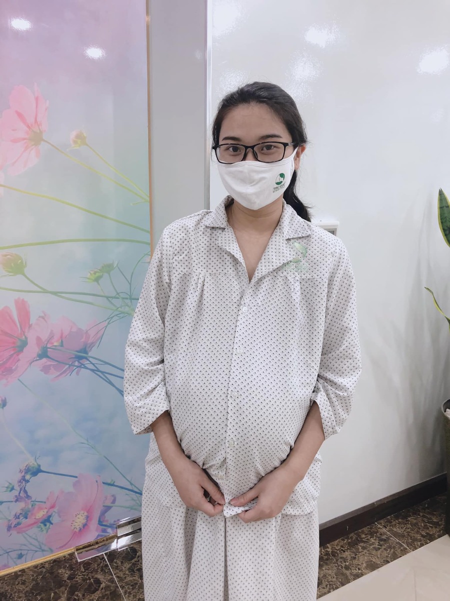 Review đi đẻ THU CÚC cho các mẹ đang lăn tăn nhé ạ
Trước khi chọn TC mình cũng phân vân nhiều nơi. Loại trừ Vin vs cả VP ra vì chi phí cao quá thì còn lại Hồng Ngọc, Thu Cúc, Bảo Sơn, Phương Đông... Nhìn chung cũng nhiều các bệnh viện TSTG tầm 30-40 trẹo, và bệnh viện nào cũng có Feeback tốt lẫn xấu cả, vì là kiểu gì cũng sẽ có người này người kia vì thế nên là chủ yếu mình thích đâu thì mình đăng kia đó thui.
Sau khi tham khảo các gói thì mình quyết định đăng kí TSTG từ 36w, đẻ mổ lần 2. Được khuyến mãi 35% mùa dịch khi đóng hết 1 cục còn 25.610K
Gói 36w gồm những gì?
- Gồm 3 lần khám thai (36w, 38w, trước sinh- cái này do mình chủ động lịch, nếu khám lần thứ 4 sẽ phát sinh theo giá của bệnh viện)
- Mổ lấy thai, gây tê cột sống, tiền lưu viện 72h (phòng cơ bản 2 giường vs mức giá 1,6tr/ngày)
- CP bỉm mẹ, bỉm con khi lưu viện
- Tắm bé, khám sơ sinh, khám mẹ trong quá trình lưu viện
- Vật tư y tế thuốc thang, quần áo, các chai truyền trong quá trình lưu viện
Chi phí có thể phát sinh ngoài gói bao gồm
1. Giảm đau 48h sau sinh (3,5triệu)
2. Up phòng vip 1 giường 2,4tr. Phòng vip 2 giường 2,9 triệu
3. Chọn bác sĩ 3-5triệu
4. Chọn giờ sinh 3-5tr (3tr đối vs giờ hành chính, 5tr đối vs giờ ngoài giờ hành chính)
5. Tiền xét nghiệm sàng lọc máu gót chân cho bé ( có gói 3 bệnh 600 vs gói 60 bệnh 3,6tr)
6. Tiền chiếu plasma vết mổ 250k/ lần
Về dịch vụ khám trc sinh
Đợt này dịch nên có vẻ các mẹ đổ về Thu Cúc khá nhiều, nên Rất Đông. Thời gian chờ đợi hơi nhiều nên khá mệt mỏi. Siêu âm tuỳ bác sĩ mà kĩ hay ko kĩ. Mình siêu âm lần đầu bác sĩ nào đó khá trẻ chỉ nói qua qua, 2 lần sau đều bác nghị SÂ mình thấy hài lòng. Siêu âm cân nặng chuẩn. Bác siêu âm 3080g, thì đẻ bạn Sumi 3000g. Nhiều ng bảo siêu âm cân nặng ko chuẩn thì mình cũng ko biết giải thích sao, nhưng mn p biết 1 điều là sâ lúc nào cũng có sai số
Đi đẻ
Mình đki mổ chủ động lúc 38w hơn (dựa theo dự kiến sinh 12w đầu mình siêu âm chỗ khác) 
Đki chọn giờ 3h30-4h30 chiều ngày 4/5. Thì đến khám và đki hoàn thiện hồ sơ ngày 3/5. Các y tá, bác sĩ nhiệt tình, nhẹ nhàng, được nâng như nâng trứng, hứng như hứng hoa. Các bạn lễ tân thì 1 câu dạ, hai câu vâng, nchung là cảm giác được làm thượng đế ce ạ. Khác hẳn vs cách phục vụ ở các viện công, kể cả khoa dịch vụ sản HN
 Chiều ngày 4/5 hai vk ck dắt díu nhau đi đẻ. Bệnh viện hẹn đến trc 2h để vệ sinh vs làm các thủ tục trc sinh mà 2 vk ck hóng quá đi trc hẳn 3,5h nên chờ hơi lâu. Đến nơi thì mình sẽ hoàn thiện 1 số cái 
-Bảo hiểm y tế
-Bảo hiểm bảo lãnh
-Thụt
- Tắm rửa sạch sẽ, nằm khô ráo nước
- Sát trùng khu vực mổ trc sinh lần 1( phòng chờ)
- Sát trùng khu vực mổ trc sinh lần 2 ( phòng mổ)
- Chờ được gọi vào phòng mổ
- Gây tê và mổ lấy thai
Trong quá trình mổ lấy thai, nhất cử nhất động của bác sĩ sẽ được y tá/ hộ lý nói lại vs mình. Các chị tươi như hoa như ngọc, thái độ cử chỉ nhẹ nhàng sẽ khiến các mẹ bớt sợ hãi và thoải mái hơn. Mình ko chọn bác sĩ vì mình nghĩ bv sẽ p chủ động sx người mổ phù hợp do lỡ có chuyện gì xảy ra, phía bv là ng bị ảnh hưởng đầu tiên. Vs cả mình tin tưởng các bsi =))) cuối cùng mình đc bsi Hằng phó khoa mổ cho, vết mổ rất đẹp. Kíp mổ đông lắm, có bsi gây tê, bsi mổ r y tá, hộ lý, cả ekip chụp ảnh chắc p hơn chục người. Ai cũng nhã nhặn lịch sự cả.
Con sinh ra sẽ được áp da mẹ, nếu ko vđ gì thì sau khi áp da mẹ sẽ được đi áp cả da bố
Bác sĩ lấy thai xong, y tá sẽ lau e bé, mặc quần áo và đi cân r thông báo cân nặng cho mẹ
Sau khi mổ xong các mẹ đc đưa về phòng hồi sức, chờ hết thuốc tê ( khoảng 2-3h tuỳ người)
Trong tg này cứ khoảng 15’ y tá lại đến đo huyết áp và kiểm tra vết mổ cho mẹ cẩn thận
Sau đó được chuyển về phòng lưu viện, lúc này sẽ được gặp người nhà và em bé ( nếu em bé bthg, ko gặp vấn đề gì)
Phòng lưu viện sạch sẽ, và khá đẹp, gọn gàng, tuy nhiên mình thấy hơi chật nếu để 2 sản phụ cùng ng nhà nằm. Bài trí cũng ko hợp lý cho lắm.
Mỗi ngày có 3-5 lượt vào thăm khám, truyền/ tiêm thuốc, vệ sinh cho mẹ
Trong phòng đầu giường mỗi sản phụ có 1 cái bấm chuông. Chỉ cần bấm 1 cái là các y tá, nữ hộ sinh xuất hiện ngay và luôn. Mẹ đau hay em bé tè, ị, khóc, đói chỉ cần bấm 1 cái tầm 30s sau các cô có mặt hỗ trợ r nên là bố mẹ nhàn lắm ko phải làm gì cả. Ck mình đi chăm vk ngủ tít mù lun
Lưu viện thì cơm ăn ngày 3 bữa, bữa sáng của sản phụ chủ yếu là cháo. Cháo trắng ăn ngay khi mổ về phòng, cháo thịt băm, cháo gà, cháo chân giò, cháo tim. Mình khuyên mn nên ăn chân giò vs tim vì các món còn lại ko ngon, mỗi hai món kia ngon thôi ạ
Cơm trưa, tối thì có sườn, tôm, bò, cá, thịt kho tàu ..... khá nhiều món khác nhau. Từ kinh nghiệm ăn thử của mình thấy có tôm, bò kho, vs sườn chua ngọt là ngon hơn cả, còn lại thì bình thường đến không ngon.
Cơm của sản phụ thì free, còn ng nhà thì giao động từ 65-95k ( mn nên chọn cho sản phụ món đắt và chọn cho ng nhà món rẻ để tiết kiệm chi phí ạ)
Ở viện 4 ngày 3 đêm thì xuất viện. Sẽ có y tá/ nữ hộ sinh đẩy mẹ và con xuống tầng 1. Bố xách đồ theo thôi. 
Ai có bhiem bảo lãnh, hoặc bhyt thì sẽ được lấy lại tiền ngay tại quầy luôn, rất tiện
Bệnh viện tặng mẹ bé 1 túi quà gồm 2 bộ quần áo, bỉm của moony, và 1 hộp lót sữa nhỏ của moony.
Đó, nchung là mình khá hài lòng. Các mẹ có thể update thêm TC như 1 đc đi đẻ hợp lí và sướng nhé ạ ^^

Nguồn: Mẹ Phạm Phương