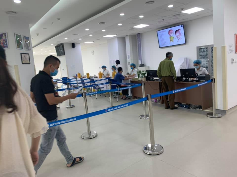 KHÁM MỐC 36W KHU TÁI KHÁM TẦNG 1 TOÀ 21 TẦNG VIỆN 108
- Chi phí: Tổng 1.662k (phiếu khám 100k + các xét ngiệm 1.562k)
- Thời gian: Khu tái khám 8h bắt đầu lv nên ko cần đi sớm, ko phải xếp hàng.
CHI TIẾT: 
- 8h: quầy tái khám đưa phiếu khám cũ, đóng 100k mua phiếu khám qua phòng 106 ngồi đợi stt: 4
- 8h17: điều dưỡng xuống, bsi chưa xuống. 
- 8h35: điều dưỡng gọi vào đo HA, tim thai, vòng bụng, ghi vào phiếu dks rồi nói ra ngoài đợi chờ bsi
- 8h45: bsi gọi vào khám, chỉ định 1 loạt xn máu, nước tiểu, điện tim, siêu âm. Đóng tiền 1.562k, ra quày lấy máu tầng 1 lấy 4 ống máu + 1 ống nước tiểu. Lên tầng 2 siêu âm + điện tim.
- Điện tim vắng hơn nộp phiếu vào đo luôn xong sang phòng SA 1-2-3... đối diện chờ gọi tên, lấy máu rồi nên mn tranh thủ ăn uống cho đỡ mệt. 
- 9h56: Siêu âm xong đi chơi, ăn uống cho thoải mái, xuống hầm b1 tham quan mua sắm ăn uống rất ok.
- Tất cả kết quả máu + điện tim sẽ trả về phòng 106 nên ngồi đó chờ có kết quả bsi sẽ tự gọi vào đọc kqua nhé
Chỉ dẫn chi tiết e để từng ảnh, chii em kéo ảnh đọc tham khảo nhé. Bên này giá chắc chắn cao hơn ngoài khu nhân dân rồi nhưng ko phải đi sớm, xếp hàng, các phòng khám, xét nghiệm sắp xếp stt tự động khoa học ko phải xếp hàng nhiều lần, đợi chờ lâu như khu ngoài, ít ngừoi biết nên khá vắng, nhà mới sạch sẽ rộng thoáng chuẩn 5 sao, bsi điều dưỡng nhân viên nhẹ nhàng tình cảm.