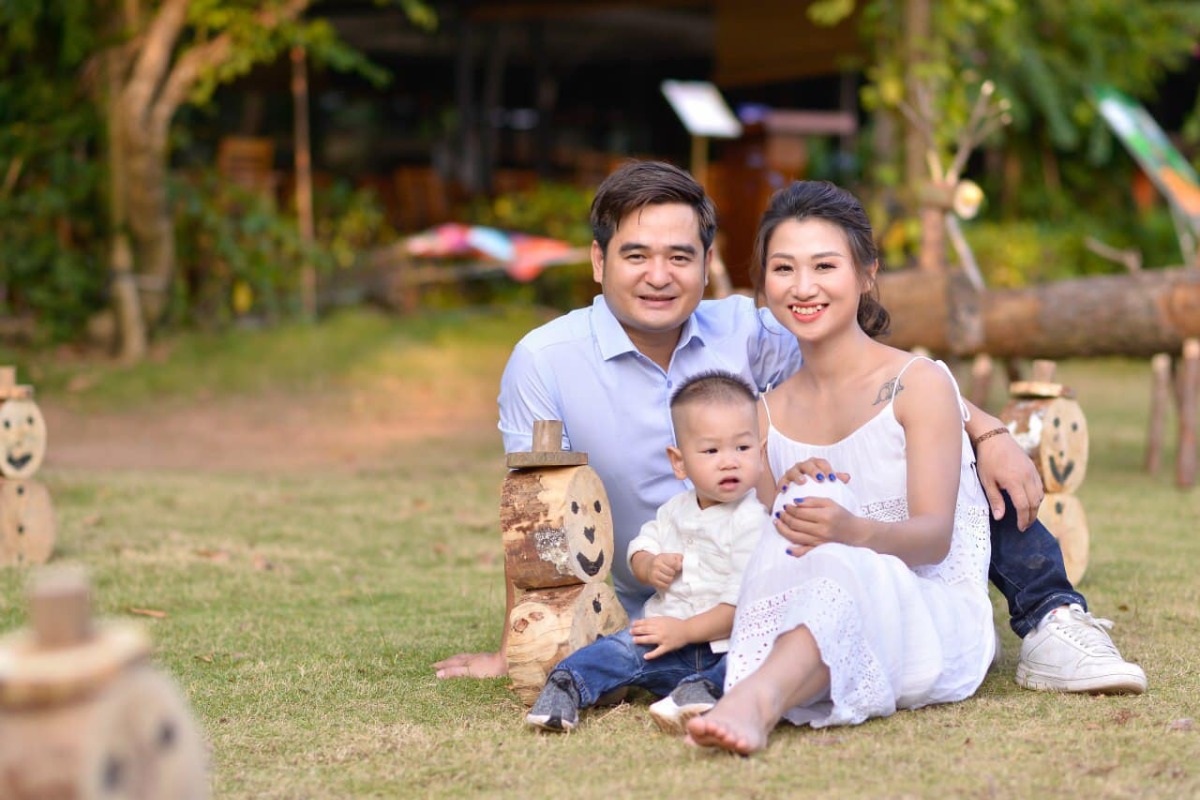Nay đi chơi. Gặp con em đang bầu. 
Nó kêu "em bầu xấu quá.."
Xời.! Làm sao mà xấu bằng chị mày lúc bầu hả e.?
Cho nó xem ảnh. Nó tí ngất :(((
May mà đẻ xong đứa đầu nó trở về hình dạng ban đầu :))). Mới tự tin để cưới các mày ạ. 
Khoe với các mày hành trình từ lúc bầu tập 1 - cưới - bầu tập 2 - hp gia đình 4 ng - để các mày tự tin hơn khi bầu bí nhé.!!!
Edit 1 : nhiều người thắc mắc là sao đẻ xong mới cưới. Đơn giản là vì cả 2 vợ chồng tao đều ko muốn ba mẹ phải lo cho đám cưới. Nên 2vc tự tích cóp tiền mua nhà, mua xe rồi mới làm đám cưới. Đám cưới của mình mà, dùng tiền của mình nó mới thoải mái. Heee
Edit 2 : Cái ảnh gia đình tao đi con đờ rem. Các mày chê là tao dùng như phá - ý là chê chồng tao tã hả.?? Làm lão buồn, khóc mấy chậu nước mắt. Nên xin phép bổ sung thêm ảnh lão lúc bình thường nhé. Ảnh kia là nhà tao đi xuyên việt tận 26 ngày nên ko cắt tóc cắt tai gì, lại gió biển thổi nên nhìn hơi kinh tí thôi :))))

Nguồn: Trang Phạm