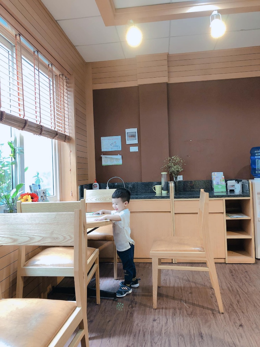 REVIEW ĐẺ TẠI BỆNH VIỆN BẢO SƠN

Vậy là đã 1 tháng trôi qua, kể từ ngày 2 mẹ con mình vượt cạn cùng các Y Bác Sỹ tại Bệnh viện Bảo Sơn.🌼
Khi vào nhóm chắc chắn cũng nhiều ng muốn tìm hiểu về dvu ở BS như e lúc đang tìm hiểu nên e sẽ chia sẻ chút vs mng.
 Hôm nay có time rảnh rỗi để ngồi viết chút review cho chị e tham khảo!
- Đứa đầu e chọn Phụ Sản HN vì tuyến đầu ngành cho yên tâm. E đẻ dịch vụ mà nghĩ đến h vẫn sợ, quá đông ạ, mở hết 10p r mà con e lại quậy quá nên bsy chỉ định mổ. Mổ xong 2 ngày thì về, chuyên môn khỏi phải bàn nhg dịch vụ thì chắc ai đi rồi sẽ hiểu.
- Đứa thứ 2 e quyết định mổ chủ động bvien tư. Vì đúng đợt dịch, phụ sản sẽ rất đông e cũng lo, mà cũng muốn vượt cạn dịch vụ tốt xíu. Sau khi tìm hiểu thì quyết định mổ lần 2 tại Bệnh Viện Đa Khoa Bảo Sơn.
👐🏻 Lần này, đi đẻ nhàn quá các bác ạ! E đến khám tuần thứ 36, thủ tục lm hồ sơ có nhân viên tư vấn lm hết, mih cũng k phải lz. Khám xét nghiệm trước sinh e thấy kỹ, nhiệt tình, có bạn tư vấn viên đưa đi khám từng khâu rất nhanh chóng, ko lo bỡ ngỡ. Khám xong sang ăn sáng tại Bảo Sơn Hotel rồi quay về lấy kết quả.
- Có những mức giá theo tuần đky tư lúc mới bầu cho tới lúc đẻ. E chọn gói 38w đẻ mổ lần 2. Đúng đợt này đang đc giảm giá. Đẻ xong lú quá e hay quên, mà cũng ck trả viện phí nên k nhớ chi tiết.
- Đi đẻ đúng nhàn tênh, các bác chỉ cần mang bộ quần áo của mẹ và bé hôm xuất viện thôi nhé. Đồ ở bệnh viện cbi cho đầy đủ hết rồi.
- Tiếp đến là hôm đi mổ chủ động. Cứ thế đi đến lên thẳng vào lm các bước trước mổ, xong xuôi chuyển vào phòng mổ. Lần này, cảm giác còn sợ hơn lần 1. Lần đầu đau đẻ e ko khóc đâu, bsy bảo mổ cái nước mắt chảy ròng ròng, cơ thể yếu ớt tn mổ xong tiếp xúc da với con xong ngất luôn nên thiếp đi khoảng 2,3 tiếng tỉnh dậy rồi mới đc chuyển về hậu phẫu. Nên mổ l2 e vẫn sợ lắm. Mà các bác sỹ, hộ sinh cứ cổ vũ, khích lệ tinh thần nên e cũng bớt lo. Nói chuyện đc vài câu thì thấy cu con oe oe ra chào mẹ roi. Lúc này cả ê kíp mổ lại tiếp tục nchuyen vs e rất vui và rôm rả. Lần mổ 2 này e ko ngất cơ mà cũng bị nôn 2 lần ở phòng hậu phẫu, xong phải tiêm chống nôn ms hết. Nchug cả 2 lần mổ e đều bị tác dụng của gây tê tuỷ sống.
- Chuyển về phòng thì e book phòng up lên phòng riêng là 1tr4/ngày. E ở viện 4 ngày.
Gói mình đky ở viện là phòng sẽ ở 2 sản phụ, e up lên thì ở 1 mình nên phát sinh thêm khoản này. Ở phòng thường thì có đủ 4 bữa cho sản phụ và 1 bữa sáng cho ng nhà sang khách sạn ăn. E up lên phòng dịch vụ thì cả ng nhà cũng đc mang 3 bữa tại phòng và phiếu ăn sáng bên khách sạn.
- Về phòng sau sinh, bác sỹ Cốc ( mổ chính) cho mình về hỏi han rất chu đáo và bác tiêm mũi giảm đau sau sinh cho mình cũng xuống hỏi han liên tục xem có đau ko, rồi kiểm tra ống giảm đau thg xuyên.
+ Đêm đầu tiên sau khi mổ xong các y bác sỹ vào hỏi han thường xuyên, cứ 1,2 tiếng lại có điều dưỡng vào ktra, thay dịch, tiêm kháng sinh. 
+ Hết giảm đau 48h lúc này e đau quá, thì mỗi ngày đc đặt 2 viên giảm đau nữa ko thì chắc xỉu qá.(mổ l2 đau hơn l1 gấp trăm lần ce ạ 🤣)
+ Tối có điều dưỡng trực phòng kế bên nếu cần gì cứ gọi họ sẽ thay bỉm, pha sữa,.... cho. Nhg mẹ vs ck e làm hết roi cũng ko gọi. Chỉ lúc nào e đau ms gọi, nhg tối họ cũng thi thoảng vào ktra rồi.
+ Bị tắc tia sữa lúc nửa đêm gọi điều dưỡng sang massage tay cho ko thì chắc hôm sau e là e bị nặng lun mất.
+ Dịch vụ tốt quá, nhiều sự quan tâm quá nên e ko nhớ hết mà kể chi tiết với mọi ng luôn. Nhiệt tình từ lao công vào dọn vệ sinh ngày 2 lần rất cẩn thận và niềm nở cho đến nhân viên bên khách sạn mang đồ ăn sang cũng rất nhiệt tình. 
+ Đồ ăn ngon, thay đổi menu mỗi ngày cho sản phụ lưah chọn đa dạng, ko bị ngán.
- Ngày nào bác sỹ cũng qua hỏi han. Hôm cuối xuất viện ra thanh toán thêm những khoản phát sinh và lấy giấy tờ rất nhanh.
- Bvien còn đặt thuốc đây dịch cho ra nhanh nên ve nhà e chỉ còn xíu dịch vài hôm là sạch, chứ ko như lần đầu về cả tháng ms sạch.
- Ngày nào cũng tiêm co dạ con nên sau mấy hôm ở viện về bụng e xẹp lép luôn, chứ ko như lần đầu về bung như cái rổ, da con co mấy tháng mới nhỏ lại.
- Chiếu tia laser giúp khô vết mổ nhanh. Tvia vết mổ đẹp lm ạ.
- Bệnh viện tặng quà sau sinh. Mẹ và bé sẽ đc care trong vòng 1 thánh sau sinh có vấn đề gì cứ xuống viện ktra ạ. Bsi Thắm nổi tiếng chữa tắc tia sữa tại bvien nói cứ tắc là xg gặp bác ko cần phải đi đâu chữa cả.
- À! Và khoản đo chỉ số BMI là e thích nhất. Bác Sỹ lên thực đơn bữa ăn dinh dưỡng đảm bảo sữa cho con mà mẹ lại về cân nặng lý tưởng với chiều cao.
+Trước bầu  e 53kg( vì đẻ đứa đầu xog khó giảm về dáng lúc con gái qá) lên bàn đẻ 69kg. 
Đẻ xong hôm về nhà cân là 62kg, Sau 10 ngày cân lại h còn 58kg. Đấy là e còn thèm quá nên ăn dư chỉ tiêu chút xíu, nếu ko chắc giảm nhanh nữa. Bác Sỹ đg lên chỉ tiêu cho e xg 48. Hy vọng thành công hihi 😋
- Bệnh viện còn tặng gói chụp ảnh newborn cho bé nữa ạ.
❤️❤️❤️ Nói chung e rất hài lòng về mọi dịch vụ ở bệnh viện. Tính ra e thấy rẻ chứ ko hề đắt chút nào so với chất lượng nhận đc.
Riêng tiền phòng ở chất lượng, thuốc thang chu đáo, mọi thứ bvien lo tất chi việc đi ng ko. Còn lần đầu e đi đẻ dịch vụ mà nghĩ thấy ngán thật sự.
💸Đợt này đang đc giảm giá khoảng 10triệu nên xong tất e hết khoảng 35tr.
Các chị cứ ib hỏi e khỏi phải lăn tăn ạ.
À mổ đắt hơn chứ đẻ thường thì rẻ 1 nửa đấy ạ. Đẻ thường còn ko phải mất 3trieu mũi giảm đau 48h sau mổ nữa.
👉🏻👉🏻👉🏻Đây là chút chia sẻ của e về quá trình đi đẻ, và chút review về Bệnh viện đa khoa Bảo Sơn cho chị e tham khảo ạ. Mong giúp ích đc cho chị e.