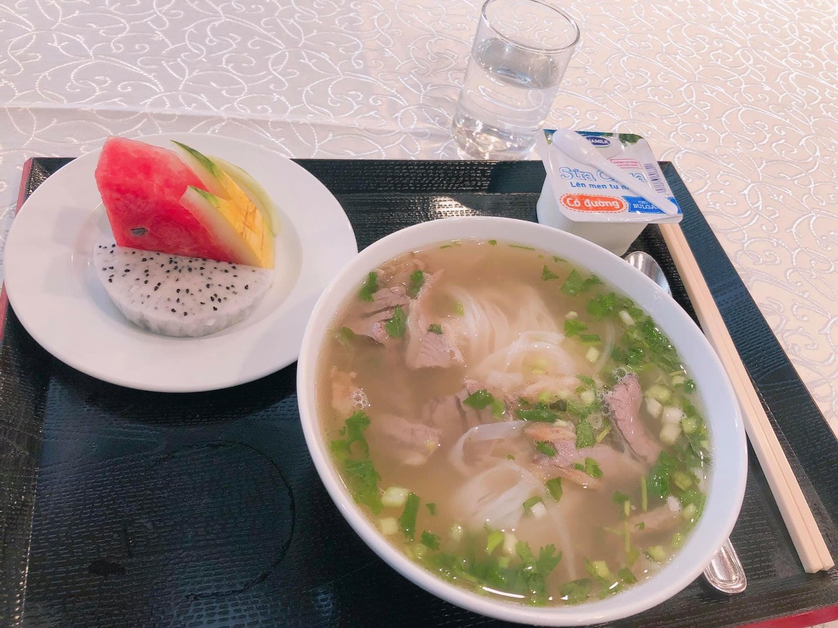 REVIEW ĐẺ TẠI BỆNH VIỆN BẢO SƠN

Vậy là đã 1 tháng trôi qua, kể từ ngày 2 mẹ con mình vượt cạn cùng các Y Bác Sỹ tại Bệnh viện Bảo Sơn.🌼
Khi vào nhóm chắc chắn cũng nhiều ng muốn tìm hiểu về dvu ở BS như e lúc đang tìm hiểu nên e sẽ chia sẻ chút vs mng.
 Hôm nay có time rảnh rỗi để ngồi viết chút review cho chị e tham khảo!
- Đứa đầu e chọn Phụ Sản HN vì tuyến đầu ngành cho yên tâm. E đẻ dịch vụ mà nghĩ đến h vẫn sợ, quá đông ạ, mở hết 10p r mà con e lại quậy quá nên bsy chỉ định mổ. Mổ xong 2 ngày thì về, chuyên môn khỏi phải bàn nhg dịch vụ thì chắc ai đi rồi sẽ hiểu.
- Đứa thứ 2 e quyết định mổ chủ động bvien tư. Vì đúng đợt dịch, phụ sản sẽ rất đông e cũng lo, mà cũng muốn vượt cạn dịch vụ tốt xíu. Sau khi tìm hiểu thì quyết định mổ lần 2 tại Bệnh Viện Đa Khoa Bảo Sơn.
👐🏻 Lần này, đi đẻ nhàn quá các bác ạ! E đến khám tuần thứ 36, thủ tục lm hồ sơ có nhân viên tư vấn lm hết, mih cũng k phải lz. Khám xét nghiệm trước sinh e thấy kỹ, nhiệt tình, có bạn tư vấn viên đưa đi khám từng khâu rất nhanh chóng, ko lo bỡ ngỡ. Khám xong sang ăn sáng tại Bảo Sơn Hotel rồi quay về lấy kết quả.
- Có những mức giá theo tuần đky tư lúc mới bầu cho tới lúc đẻ. E chọn gói 38w đẻ mổ lần 2. Đúng đợt này đang đc giảm giá. Đẻ xong lú quá e hay quên, mà cũng ck trả viện phí nên k nhớ chi tiết.
- Đi đẻ đúng nhàn tênh, các bác chỉ cần mang bộ quần áo của mẹ và bé hôm xuất viện thôi nhé. Đồ ở bệnh viện cbi cho đầy đủ hết rồi.
- Tiếp đến là hôm đi mổ chủ động. Cứ thế đi đến lên thẳng vào lm các bước trước mổ, xong xuôi chuyển vào phòng mổ. Lần này, cảm giác còn sợ hơn lần 1. Lần đầu đau đẻ e ko khóc đâu, bsy bảo mổ cái nước mắt chảy ròng ròng, cơ thể yếu ớt tn mổ xong tiếp xúc da với con xong ngất luôn nên thiếp đi khoảng 2,3 tiếng tỉnh dậy rồi mới đc chuyển về hậu phẫu. Nên mổ l2 e vẫn sợ lắm. Mà các bác sỹ, hộ sinh cứ cổ vũ, khích lệ tinh thần nên e cũng bớt lo. Nói chuyện đc vài câu thì thấy cu con oe oe ra chào mẹ roi. Lúc này cả ê kíp mổ lại tiếp tục nchuyen vs e rất vui và rôm rả. Lần mổ 2 này e ko ngất cơ mà cũng bị nôn 2 lần ở phòng hậu phẫu, xong phải tiêm chống nôn ms hết. Nchug cả 2 lần mổ e đều bị tác dụng của gây tê tuỷ sống.
- Chuyển về phòng thì e book phòng up lên phòng riêng là 1tr4/ngày. E ở viện 4 ngày.
Gói mình đky ở viện là phòng sẽ ở 2 sản phụ, e up lên thì ở 1 mình nên phát sinh thêm khoản này. Ở phòng thường thì có đủ 4 bữa cho sản phụ và 1 bữa sáng cho ng nhà sang khách sạn ăn. E up lên phòng dịch vụ thì cả ng nhà cũng đc mang 3 bữa tại phòng và phiếu ăn sáng bên khách sạn.
- Về phòng sau sinh, bác sỹ Cốc ( mổ chính) cho mình về hỏi han rất chu đáo và bác tiêm mũi giảm đau sau sinh cho mình cũng xuống hỏi han liên tục xem có đau ko, rồi kiểm tra ống giảm đau thg xuyên.
+ Đêm đầu tiên sau khi mổ xong các y bác sỹ vào hỏi han thường xuyên, cứ 1,2 tiếng lại có điều dưỡng vào ktra, thay dịch, tiêm kháng sinh. 
+ Hết giảm đau 48h lúc này e đau quá, thì mỗi ngày đc đặt 2 viên giảm đau nữa ko thì chắc xỉu qá.(mổ l2 đau hơn l1 gấp trăm lần ce ạ 🤣)
+ Tối có điều dưỡng trực phòng kế bên nếu cần gì cứ gọi họ sẽ thay bỉm, pha sữa,.... cho. Nhg mẹ vs ck e làm hết roi cũng ko gọi. Chỉ lúc nào e đau ms gọi, nhg tối họ cũng thi thoảng vào ktra rồi.
+ Bị tắc tia sữa lúc nửa đêm gọi điều dưỡng sang massage tay cho ko thì chắc hôm sau e là e bị nặng lun mất.
+ Dịch vụ tốt quá, nhiều sự quan tâm quá nên e ko nhớ hết mà kể chi tiết với mọi ng luôn. Nhiệt tình từ lao công vào dọn vệ sinh ngày 2 lần rất cẩn thận và niềm nở cho đến nhân viên bên khách sạn mang đồ ăn sang cũng rất nhiệt tình. 
+ Đồ ăn ngon, thay đổi menu mỗi ngày cho sản phụ lưah chọn đa dạng, ko bị ngán.
- Ngày nào bác sỹ cũng qua hỏi han. Hôm cuối xuất viện ra thanh toán thêm những khoản phát sinh và lấy giấy tờ rất nhanh.
- Bvien còn đặt thuốc đây dịch cho ra nhanh nên ve nhà e chỉ còn xíu dịch vài hôm là sạch, chứ ko như lần đầu về cả tháng ms sạch.
- Ngày nào cũng tiêm co dạ con nên sau mấy hôm ở viện về bụng e xẹp lép luôn, chứ ko như lần đầu về bung như cái rổ, da con co mấy tháng mới nhỏ lại.
- Chiếu tia laser giúp khô vết mổ nhanh. Tvia vết mổ đẹp lm ạ.
- Bệnh viện tặng quà sau sinh. Mẹ và bé sẽ đc care trong vòng 1 thánh sau sinh có vấn đề gì cứ xuống viện ktra ạ. Bsi Thắm nổi tiếng chữa tắc tia sữa tại bvien nói cứ tắc là xg gặp bác ko cần phải đi đâu chữa cả.
- À! Và khoản đo chỉ số BMI là e thích nhất. Bác Sỹ lên thực đơn bữa ăn dinh dưỡng đảm bảo sữa cho con mà mẹ lại về cân nặng lý tưởng với chiều cao.
+Trước bầu  e 53kg( vì đẻ đứa đầu xog khó giảm về dáng lúc con gái qá) lên bàn đẻ 69kg. 
Đẻ xong hôm về nhà cân là 62kg, Sau 10 ngày cân lại h còn 58kg. Đấy là e còn thèm quá nên ăn dư chỉ tiêu chút xíu, nếu ko chắc giảm nhanh nữa. Bác Sỹ đg lên chỉ tiêu cho e xg 48. Hy vọng thành công hihi 😋
- Bệnh viện còn tặng gói chụp ảnh newborn cho bé nữa ạ.
❤️❤️❤️ Nói chung e rất hài lòng về mọi dịch vụ ở bệnh viện. Tính ra e thấy rẻ chứ ko hề đắt chút nào so với chất lượng nhận đc.
Riêng tiền phòng ở chất lượng, thuốc thang chu đáo, mọi thứ bvien lo tất chi việc đi ng ko. Còn lần đầu e đi đẻ dịch vụ mà nghĩ thấy ngán thật sự.
💸Đợt này đang đc giảm giá khoảng 10triệu nên xong tất e hết khoảng 35tr.
Các chị cứ ib hỏi e khỏi phải lăn tăn ạ.
À mổ đắt hơn chứ đẻ thường thì rẻ 1 nửa đấy ạ. Đẻ thường còn ko phải mất 3trieu mũi giảm đau 48h sau mổ nữa.
👉🏻👉🏻👉🏻Đây là chút chia sẻ của e về quá trình đi đẻ, và chút review về Bệnh viện đa khoa Bảo Sơn cho chị e tham khảo ạ. Mong giúp ích đc cho chị e.