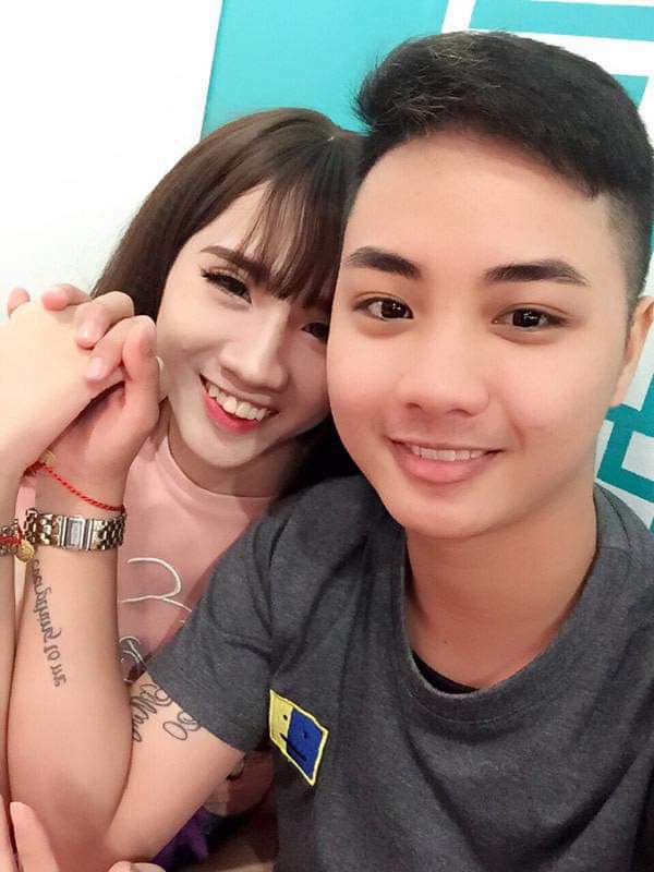 NGƯỜI CHỒNG ĐẦU TIÊN MANG THAI HỘ VỢ ĐÃ "VƯỢT CẠN" THÀNH CÔNG!!!

Đây là thành quả tốt đẹp của một cuộc hôn nhân giữa 2 người chuyển giới, Minh Anh là vợ còn Minh Khang là chồng. Nhưng điều đặc biệt trước khi tiêm hormon thay đổi giới tính, Minh Khang là nữ, Minh Anh lại là nam.

Tức là ngoài phương pháp thụ tinh nhân tạo thì 2 vợ chồng vẫn có khả năng sinh hoạt bình thường vì họ cũng mới tiêm hormon nên nếu tạm dừng thì vẫn có khả năng sinh sản, mỗi tội hơi đổi vai 1 tí.

Nghĩ được làm được, Minh Khang tuy là chồng nhưng đã quyết tâm mang thai hộ vợ, anh tâm sự rằng "Trứng của mình rất tốt và "trung tình" của bà xã còn rất khoẻ".

Và 9 tháng sau đứa trẻ đặc biệt ra đời sau khoảng thời gian bố bé mang nặng đẻ đau. Anh chị đặt cho bê cái tên Đặng Ngọc Thiên An mong bé nhận được nhiều điều an lành, hạnh phúc.

Chúc mừng 2 vợ chồng và đặc biệt là Minh Khang khi anh đã làm được điều bao người đàn ông mong ước để giảm sự vất vả khi sinh nở cho người vợ thán yêu 🥰

-Vịt-