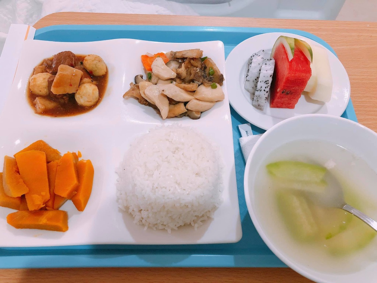 REVIEW ĐẺ TẠI BỆNH VIỆN BẢO SƠN

Vậy là đã 1 tháng trôi qua, kể từ ngày 2 mẹ con mình vượt cạn cùng các Y Bác Sỹ tại Bệnh viện Bảo Sơn.🌼
Khi vào nhóm chắc chắn cũng nhiều ng muốn tìm hiểu về dvu ở BS như e lúc đang tìm hiểu nên e sẽ chia sẻ chút vs mng.
 Hôm nay có time rảnh rỗi để ngồi viết chút review cho chị e tham khảo!
- Đứa đầu e chọn Phụ Sản HN vì tuyến đầu ngành cho yên tâm. E đẻ dịch vụ mà nghĩ đến h vẫn sợ, quá đông ạ, mở hết 10p r mà con e lại quậy quá nên bsy chỉ định mổ. Mổ xong 2 ngày thì về, chuyên môn khỏi phải bàn nhg dịch vụ thì chắc ai đi rồi sẽ hiểu.
- Đứa thứ 2 e quyết định mổ chủ động bvien tư. Vì đúng đợt dịch, phụ sản sẽ rất đông e cũng lo, mà cũng muốn vượt cạn dịch vụ tốt xíu. Sau khi tìm hiểu thì quyết định mổ lần 2 tại Bệnh Viện Đa Khoa Bảo Sơn.
👐🏻 Lần này, đi đẻ nhàn quá các bác ạ! E đến khám tuần thứ 36, thủ tục lm hồ sơ có nhân viên tư vấn lm hết, mih cũng k phải lz. Khám xét nghiệm trước sinh e thấy kỹ, nhiệt tình, có bạn tư vấn viên đưa đi khám từng khâu rất nhanh chóng, ko lo bỡ ngỡ. Khám xong sang ăn sáng tại Bảo Sơn Hotel rồi quay về lấy kết quả.
- Có những mức giá theo tuần đky tư lúc mới bầu cho tới lúc đẻ. E chọn gói 38w đẻ mổ lần 2. Đúng đợt này đang đc giảm giá. Đẻ xong lú quá e hay quên, mà cũng ck trả viện phí nên k nhớ chi tiết.
- Đi đẻ đúng nhàn tênh, các bác chỉ cần mang bộ quần áo của mẹ và bé hôm xuất viện thôi nhé. Đồ ở bệnh viện cbi cho đầy đủ hết rồi.
- Tiếp đến là hôm đi mổ chủ động. Cứ thế đi đến lên thẳng vào lm các bước trước mổ, xong xuôi chuyển vào phòng mổ. Lần này, cảm giác còn sợ hơn lần 1. Lần đầu đau đẻ e ko khóc đâu, bsy bảo mổ cái nước mắt chảy ròng ròng, cơ thể yếu ớt tn mổ xong tiếp xúc da với con xong ngất luôn nên thiếp đi khoảng 2,3 tiếng tỉnh dậy rồi mới đc chuyển về hậu phẫu. Nên mổ l2 e vẫn sợ lắm. Mà các bác sỹ, hộ sinh cứ cổ vũ, khích lệ tinh thần nên e cũng bớt lo. Nói chuyện đc vài câu thì thấy cu con oe oe ra chào mẹ roi. Lúc này cả ê kíp mổ lại tiếp tục nchuyen vs e rất vui và rôm rả. Lần mổ 2 này e ko ngất cơ mà cũng bị nôn 2 lần ở phòng hậu phẫu, xong phải tiêm chống nôn ms hết. Nchug cả 2 lần mổ e đều bị tác dụng của gây tê tuỷ sống.
- Chuyển về phòng thì e book phòng up lên phòng riêng là 1tr4/ngày. E ở viện 4 ngày.
Gói mình đky ở viện là phòng sẽ ở 2 sản phụ, e up lên thì ở 1 mình nên phát sinh thêm khoản này. Ở phòng thường thì có đủ 4 bữa cho sản phụ và 1 bữa sáng cho ng nhà sang khách sạn ăn. E up lên phòng dịch vụ thì cả ng nhà cũng đc mang 3 bữa tại phòng và phiếu ăn sáng bên khách sạn.
- Về phòng sau sinh, bác sỹ Cốc ( mổ chính) cho mình về hỏi han rất chu đáo và bác tiêm mũi giảm đau sau sinh cho mình cũng xuống hỏi han liên tục xem có đau ko, rồi kiểm tra ống giảm đau thg xuyên.
+ Đêm đầu tiên sau khi mổ xong các y bác sỹ vào hỏi han thường xuyên, cứ 1,2 tiếng lại có điều dưỡng vào ktra, thay dịch, tiêm kháng sinh. 
+ Hết giảm đau 48h lúc này e đau quá, thì mỗi ngày đc đặt 2 viên giảm đau nữa ko thì chắc xỉu qá.(mổ l2 đau hơn l1 gấp trăm lần ce ạ 🤣)
+ Tối có điều dưỡng trực phòng kế bên nếu cần gì cứ gọi họ sẽ thay bỉm, pha sữa,.... cho. Nhg mẹ vs ck e làm hết roi cũng ko gọi. Chỉ lúc nào e đau ms gọi, nhg tối họ cũng thi thoảng vào ktra rồi.
+ Bị tắc tia sữa lúc nửa đêm gọi điều dưỡng sang massage tay cho ko thì chắc hôm sau e là e bị nặng lun mất.
+ Dịch vụ tốt quá, nhiều sự quan tâm quá nên e ko nhớ hết mà kể chi tiết với mọi ng luôn. Nhiệt tình từ lao công vào dọn vệ sinh ngày 2 lần rất cẩn thận và niềm nở cho đến nhân viên bên khách sạn mang đồ ăn sang cũng rất nhiệt tình. 
+ Đồ ăn ngon, thay đổi menu mỗi ngày cho sản phụ lưah chọn đa dạng, ko bị ngán.
- Ngày nào bác sỹ cũng qua hỏi han. Hôm cuối xuất viện ra thanh toán thêm những khoản phát sinh và lấy giấy tờ rất nhanh.
- Bvien còn đặt thuốc đây dịch cho ra nhanh nên ve nhà e chỉ còn xíu dịch vài hôm là sạch, chứ ko như lần đầu về cả tháng ms sạch.
- Ngày nào cũng tiêm co dạ con nên sau mấy hôm ở viện về bụng e xẹp lép luôn, chứ ko như lần đầu về bung như cái rổ, da con co mấy tháng mới nhỏ lại.
- Chiếu tia laser giúp khô vết mổ nhanh. Tvia vết mổ đẹp lm ạ.
- Bệnh viện tặng quà sau sinh. Mẹ và bé sẽ đc care trong vòng 1 thánh sau sinh có vấn đề gì cứ xuống viện ktra ạ. Bsi Thắm nổi tiếng chữa tắc tia sữa tại bvien nói cứ tắc là xg gặp bác ko cần phải đi đâu chữa cả.
- À! Và khoản đo chỉ số BMI là e thích nhất. Bác Sỹ lên thực đơn bữa ăn dinh dưỡng đảm bảo sữa cho con mà mẹ lại về cân nặng lý tưởng với chiều cao.
+Trước bầu  e 53kg( vì đẻ đứa đầu xog khó giảm về dáng lúc con gái qá) lên bàn đẻ 69kg. 
Đẻ xong hôm về nhà cân là 62kg, Sau 10 ngày cân lại h còn 58kg. Đấy là e còn thèm quá nên ăn dư chỉ tiêu chút xíu, nếu ko chắc giảm nhanh nữa. Bác Sỹ đg lên chỉ tiêu cho e xg 48. Hy vọng thành công hihi 😋
- Bệnh viện còn tặng gói chụp ảnh newborn cho bé nữa ạ.
❤️❤️❤️ Nói chung e rất hài lòng về mọi dịch vụ ở bệnh viện. Tính ra e thấy rẻ chứ ko hề đắt chút nào so với chất lượng nhận đc.
Riêng tiền phòng ở chất lượng, thuốc thang chu đáo, mọi thứ bvien lo tất chi việc đi ng ko. Còn lần đầu e đi đẻ dịch vụ mà nghĩ thấy ngán thật sự.
💸Đợt này đang đc giảm giá khoảng 10triệu nên xong tất e hết khoảng 35tr.
Các chị cứ ib hỏi e khỏi phải lăn tăn ạ.
À mổ đắt hơn chứ đẻ thường thì rẻ 1 nửa đấy ạ. Đẻ thường còn ko phải mất 3trieu mũi giảm đau 48h sau mổ nữa.
👉🏻👉🏻👉🏻Đây là chút chia sẻ của e về quá trình đi đẻ, và chút review về Bệnh viện đa khoa Bảo Sơn cho chị e tham khảo ạ. Mong giúp ích đc cho chị e.