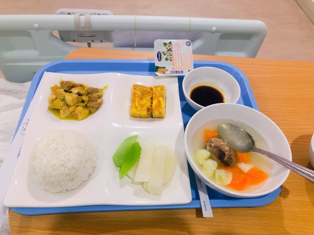 REVIEW ĐẺ TẠI BỆNH VIỆN BẢO SƠN

Vậy là đã 1 tháng trôi qua, kể từ ngày 2 mẹ con mình vượt cạn cùng các Y Bác Sỹ tại Bệnh viện Bảo Sơn.🌼
Khi vào nhóm chắc chắn cũng nhiều ng muốn tìm hiểu về dvu ở BS như e lúc đang tìm hiểu nên e sẽ chia sẻ chút vs mng.
 Hôm nay có time rảnh rỗi để ngồi viết chút review cho chị e tham khảo!
- Đứa đầu e chọn Phụ Sản HN vì tuyến đầu ngành cho yên tâm. E đẻ dịch vụ mà nghĩ đến h vẫn sợ, quá đông ạ, mở hết 10p r mà con e lại quậy quá nên bsy chỉ định mổ. Mổ xong 2 ngày thì về, chuyên môn khỏi phải bàn nhg dịch vụ thì chắc ai đi rồi sẽ hiểu.
- Đứa thứ 2 e quyết định mổ chủ động bvien tư. Vì đúng đợt dịch, phụ sản sẽ rất đông e cũng lo, mà cũng muốn vượt cạn dịch vụ tốt xíu. Sau khi tìm hiểu thì quyết định mổ lần 2 tại Bệnh Viện Đa Khoa Bảo Sơn.
👐🏻 Lần này, đi đẻ nhàn quá các bác ạ! E đến khám tuần thứ 36, thủ tục lm hồ sơ có nhân viên tư vấn lm hết, mih cũng k phải lz. Khám xét nghiệm trước sinh e thấy kỹ, nhiệt tình, có bạn tư vấn viên đưa đi khám từng khâu rất nhanh chóng, ko lo bỡ ngỡ. Khám xong sang ăn sáng tại Bảo Sơn Hotel rồi quay về lấy kết quả.
- Có những mức giá theo tuần đky tư lúc mới bầu cho tới lúc đẻ. E chọn gói 38w đẻ mổ lần 2. Đúng đợt này đang đc giảm giá. Đẻ xong lú quá e hay quên, mà cũng ck trả viện phí nên k nhớ chi tiết.
- Đi đẻ đúng nhàn tênh, các bác chỉ cần mang bộ quần áo của mẹ và bé hôm xuất viện thôi nhé. Đồ ở bệnh viện cbi cho đầy đủ hết rồi.
- Tiếp đến là hôm đi mổ chủ động. Cứ thế đi đến lên thẳng vào lm các bước trước mổ, xong xuôi chuyển vào phòng mổ. Lần này, cảm giác còn sợ hơn lần 1. Lần đầu đau đẻ e ko khóc đâu, bsy bảo mổ cái nước mắt chảy ròng ròng, cơ thể yếu ớt tn mổ xong tiếp xúc da với con xong ngất luôn nên thiếp đi khoảng 2,3 tiếng tỉnh dậy rồi mới đc chuyển về hậu phẫu. Nên mổ l2 e vẫn sợ lắm. Mà các bác sỹ, hộ sinh cứ cổ vũ, khích lệ tinh thần nên e cũng bớt lo. Nói chuyện đc vài câu thì thấy cu con oe oe ra chào mẹ roi. Lúc này cả ê kíp mổ lại tiếp tục nchuyen vs e rất vui và rôm rả. Lần mổ 2 này e ko ngất cơ mà cũng bị nôn 2 lần ở phòng hậu phẫu, xong phải tiêm chống nôn ms hết. Nchug cả 2 lần mổ e đều bị tác dụng của gây tê tuỷ sống.
- Chuyển về phòng thì e book phòng up lên phòng riêng là 1tr4/ngày. E ở viện 4 ngày.
Gói mình đky ở viện là phòng sẽ ở 2 sản phụ, e up lên thì ở 1 mình nên phát sinh thêm khoản này. Ở phòng thường thì có đủ 4 bữa cho sản phụ và 1 bữa sáng cho ng nhà sang khách sạn ăn. E up lên phòng dịch vụ thì cả ng nhà cũng đc mang 3 bữa tại phòng và phiếu ăn sáng bên khách sạn.
- Về phòng sau sinh, bác sỹ Cốc ( mổ chính) cho mình về hỏi han rất chu đáo và bác tiêm mũi giảm đau sau sinh cho mình cũng xuống hỏi han liên tục xem có đau ko, rồi kiểm tra ống giảm đau thg xuyên.
+ Đêm đầu tiên sau khi mổ xong các y bác sỹ vào hỏi han thường xuyên, cứ 1,2 tiếng lại có điều dưỡng vào ktra, thay dịch, tiêm kháng sinh. 
+ Hết giảm đau 48h lúc này e đau quá, thì mỗi ngày đc đặt 2 viên giảm đau nữa ko thì chắc xỉu qá.(mổ l2 đau hơn l1 gấp trăm lần ce ạ 🤣)
+ Tối có điều dưỡng trực phòng kế bên nếu cần gì cứ gọi họ sẽ thay bỉm, pha sữa,.... cho. Nhg mẹ vs ck e làm hết roi cũng ko gọi. Chỉ lúc nào e đau ms gọi, nhg tối họ cũng thi thoảng vào ktra rồi.
+ Bị tắc tia sữa lúc nửa đêm gọi điều dưỡng sang massage tay cho ko thì chắc hôm sau e là e bị nặng lun mất.
+ Dịch vụ tốt quá, nhiều sự quan tâm quá nên e ko nhớ hết mà kể chi tiết với mọi ng luôn. Nhiệt tình từ lao công vào dọn vệ sinh ngày 2 lần rất cẩn thận và niềm nở cho đến nhân viên bên khách sạn mang đồ ăn sang cũng rất nhiệt tình. 
+ Đồ ăn ngon, thay đổi menu mỗi ngày cho sản phụ lưah chọn đa dạng, ko bị ngán.
- Ngày nào bác sỹ cũng qua hỏi han. Hôm cuối xuất viện ra thanh toán thêm những khoản phát sinh và lấy giấy tờ rất nhanh.
- Bvien còn đặt thuốc đây dịch cho ra nhanh nên ve nhà e chỉ còn xíu dịch vài hôm là sạch, chứ ko như lần đầu về cả tháng ms sạch.
- Ngày nào cũng tiêm co dạ con nên sau mấy hôm ở viện về bụng e xẹp lép luôn, chứ ko như lần đầu về bung như cái rổ, da con co mấy tháng mới nhỏ lại.
- Chiếu tia laser giúp khô vết mổ nhanh. Tvia vết mổ đẹp lm ạ.
- Bệnh viện tặng quà sau sinh. Mẹ và bé sẽ đc care trong vòng 1 thánh sau sinh có vấn đề gì cứ xuống viện ktra ạ. Bsi Thắm nổi tiếng chữa tắc tia sữa tại bvien nói cứ tắc là xg gặp bác ko cần phải đi đâu chữa cả.
- À! Và khoản đo chỉ số BMI là e thích nhất. Bác Sỹ lên thực đơn bữa ăn dinh dưỡng đảm bảo sữa cho con mà mẹ lại về cân nặng lý tưởng với chiều cao.
+Trước bầu  e 53kg( vì đẻ đứa đầu xog khó giảm về dáng lúc con gái qá) lên bàn đẻ 69kg. 
Đẻ xong hôm về nhà cân là 62kg, Sau 10 ngày cân lại h còn 58kg. Đấy là e còn thèm quá nên ăn dư chỉ tiêu chút xíu, nếu ko chắc giảm nhanh nữa. Bác Sỹ đg lên chỉ tiêu cho e xg 48. Hy vọng thành công hihi 😋
- Bệnh viện còn tặng gói chụp ảnh newborn cho bé nữa ạ.
❤️❤️❤️ Nói chung e rất hài lòng về mọi dịch vụ ở bệnh viện. Tính ra e thấy rẻ chứ ko hề đắt chút nào so với chất lượng nhận đc.
Riêng tiền phòng ở chất lượng, thuốc thang chu đáo, mọi thứ bvien lo tất chi việc đi ng ko. Còn lần đầu e đi đẻ dịch vụ mà nghĩ thấy ngán thật sự.
💸Đợt này đang đc giảm giá khoảng 10triệu nên xong tất e hết khoảng 35tr.
Các chị cứ ib hỏi e khỏi phải lăn tăn ạ.
À mổ đắt hơn chứ đẻ thường thì rẻ 1 nửa đấy ạ. Đẻ thường còn ko phải mất 3trieu mũi giảm đau 48h sau mổ nữa.
👉🏻👉🏻👉🏻Đây là chút chia sẻ của e về quá trình đi đẻ, và chút review về Bệnh viện đa khoa Bảo Sơn cho chị e tham khảo ạ. Mong giúp ích đc cho chị e.