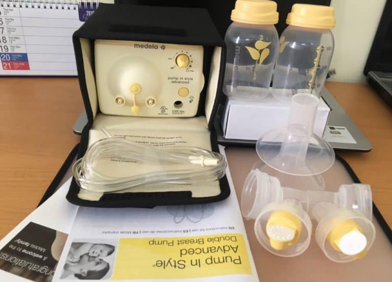 ••• [ REVIEW ] Đánh giá Avent hoa anh đào và các máy hút sữa hot nhất 2020 •••
Bài viết này em xin được review máy hút sữa Avent hoa anh đào, Medela, CM- Bear và một số máy khác. Các mẹ đừng tiếc tiền đầu tư một chiếc máy hút sữa xịn xò nhé. Vì nó sẽ theo mẹ cả quá trình dài, quyết định lượng sữa và cả tinh thần của mẹ nữa. Đừng tiếc tiền mua máy rẻ rồi mua về không hút được, hút đau quá , đâm sợ lại bỏ bê hút sữa. Rốt cục chả có sữa nên con phải ăn sữa công thức thì quá tội
Rồi nhiều mẹ bảo với em là không biết có sữa không, sợ ko có mua về phí. Càng nghĩ vậy thì càng không bao giờ có sữa vì càng ít sữa lại càng cần làm bạn với máy hút.
Các mẹ nên nhớ những giai đoạn đầu sau sinh là giai đoạn vàng. Nếu con chưa bú đc mẹ thì nhất định phải có máy hút sữa. Đừng để mãi mới hút rồi hỏi sao sữa ít thế, kích kiểu gì hả em?…thì em cũng xin chịu. Hãy luôn chuẩn bị những điều tốt đẹp nhất cho con yêu
🦜Review máy hút sữa Avent hoa tuyết (Avent Snow)
Ưu điểm
Ấn tượng đầu tiên là: Ôi đẹp lắm ấy, nhỏ gọn với thiết kế màu trắng trông rất sang chảnh luôn
Về lực hút: Máy hút sữa Avent Snow hút sâu và cạn sữa, nhẹ nhàng kinh khủng. Thậm chí nhẹ hơn lực mút của bé nhà em nữa ý, ko hề cảm giác đau luôn.
Đệm massage hình cánh hoa, không hề kéo hay hằn như medela pump nhưng vẫn hơi đau ạ
Màn hình sáng thuận tiện, hút ban đêm không cần bật điện hay phải rọi đèn. Có cả hiển thị phút hút, tạm dừng, hút/massage chỉnh tuỳ ý.
Dây hút được bịt 2 đầu ko lo bụi bẩn như dòng Medela
Nhược điểm
Vệ sinh em này theo mình là quá lỉnh kỉnh. Vì mỗi lần mình hút sữa xong cữ nào lại lách cách đi rửa và tiệt trùng đôi lúc phát ngại lên í
Bình sữa hơi bé, mỗi bình hút được 125ml.  Mỗi cữ em hút mỗi bên khoảng 150-160ml nếu bình to xíu thì hoàn hảo luôn ấy vì mua bình to quá cũng bất tiện. Hút cứ phải vừa hút vừa đổ ra túi
Phễu hút hơi to, mỗi lần sử dùng với áo hút sữa rảnh tay có phần bất tiện, không ôm sát, khó sử dụng. Nhiều khi hút xong đặt bình xuống phễu nặng quá đổ bình đổ cả sữa ra ngoài.
Nếu đầu ti hơi to thì không nên dùng em này vì sẽ bị chật ních. Em cũng thuộc dạng nhỏ mà còn thấy vừa khít
Sau 2 ngày dùng em này. Em đã cảm nhận quá là nản vì quá mệt mõi, nhiều phụ kiện lắt nhắt
🦜 Review máy hút sữa Medela Pump
Dòng Medela quá hot và thân quen rồi ạ. Tuổi đời siêu lâu trong làng hút sữa.
Ưu điểm
Giá thành của máy hút sữa Medela Pump ổn hơn Avent, phù hợp với nhiều mẹ.
Lực hút của Medela Pump mạnh, mẹ nào ti không nhạy cảm, ưa bạo lực thì dùng em này hợp lí.
Dòng này nổi về việc kích sữa, tăng lượng sữa
Máy cũng có chế độ massage và 7 cấp độ lực hút tuỳ chỉnh
Vệ sinh đồ hút siêu dễ, không lỉnh kỉnh mất thời gian
Có nhiều size phễu cho các mẹ lựa chọn, phù hợp với mẹ nào đầu ti to
Nhược điểm
Nếu mẹ nào ti nhạy cảm như em thì dùng máy hút sữa Medela Pump sẽ thấy cực đau và rát và dễ gây viêm tắc tuyến sữa
Chế độ massage chỉ 2p tự đổi sang chế độ hút. Ví dụ như mình ti nhạy cảm chỉ hút mức 1 thì thích dùng nấc massage hơn nhưng cứ được 2 phút nó lại nhảy sang chế độ hút.
Về độ ồn của máy thì em thấy ồn kinh khủng cũng đỡ hơn Hoa Tuyết tí thôi
🦜 Review máy hút sữa CMBEAR KICHILACHI REAL BUBEE
Ưu điểm
Giá thành rẻ, tầm 550k-850k tuỳ nơi
Lực hút mạnh
Nhỏ gọn xinh xắn
Dây sạc có đầu USB có thể cắm vào sạc dự phòng hoặc máy tính để sử dụng
Chạy êm, rung nhẹ không ồn lắm. Em dùng đợt nằm viện bị áp xe, kì cạch vắt liên tục chỉ sợ máy nào kêu to mọi người xung quanh không ngủ được.
Nhược điểm
Vệ sinh lỉnh kỉnh ngang máy hút sữa Avent, mỗi lần hút xong đi rửa là một cực hình. Em ở trong viện còn không có máy sấy đồ. Rửa xong ngồi lau lau cũng đủ hết ngày, lại còn phải hút liên tục.
Quảng cáo dành cho người hay bị tắc sữa mà mình thấy hút xong vẫn cảm giác như chưa kiệt hết ý. Nằm viện tắc sữa, chớm áp xe 1 tuần dùng máy này hút cả ngày cả đêm liên tục. Lúc nào bác sĩ kiểm tra cũng bắt hút tiếp vì ngực vẫn cứng. Cuối cùng lại phải xách máy khác vào hút, 2 hôm sau cục sưng giảm rõ rệt => ra viện
Đệm massage mình ko biết do có phải mình đang quen dùng Medela từ đầu không. Nhưng lắp vào thì vướng khó hút, bỏ ra thì ko hút được mấy
Không có màn hình led hay gì để nhìn cấp độ hút. Nhiều khi mình hút mình đang dùng chế độ gì, cấp độ nào mình cũng ko biết luôn.
Mạnh nhưng gây ĐAU đầu ti và KHÔNG KIỆT
🦜 Review máy hút sữa Cimilre
Đây là máy hút sữa hiện tại em đang dùng và rất rất hài lòng
Ưu điểm
Thân máy nhỏ gọn,
Tiếng máy khi hút là KHÔNG CÓ ĐỘ ỒN, nhẹ nhàng hơn Avent nhiều luôn. Đặt 2 máy cạnh nhau bật lên mà em giật mình vì độ rung nhẹ nhàng của em ý mọi người ạ. Ngồi trong chăn hút thoải mái mà không sợ bé tỉnh giấc
Mỗi lần sạc dùng được khoảng 3-4 lần hút (2 tiếng). Tiện lợi lắm luôn, em vừa hút vừa tha khắp nhà
Máy có thể nói nhịp hút êm như Avent nên nếu mẹ chọn để kích hút sữa thì quá ổn.
Nhịp hút như em bé ti, máy thiên về massage nên lượng sữa tiết ra rất nhanh, kiệt sữa hoàn toàn và không làm đầu ti bị bong rát hay đau, sướng cực (Điểm này cực giống Avent)
Là chiếc máy duy nhất hiện nay sử dụng 2 động cơ riêng biệt trong 1 chiếc máy. Các mẹ có thể sử dụng 2 chế độ khác nhau cho 2 bên ngực, 1 chiếc máy mà dùng như 2 máy bình thường lun ạ tiện lợi vô cùng. Thích hợp cho những mẹ lượng sữa 2 bên không đều
Em đã đo lực hút, Cimilre hút mạnh hơn cả Avent và Medela luôn. Avent và Medela chỉ tầm 200-250mmHg thôi. Cimilre tận 320-350mmHg cơ
Phụ kiện ít, mỗi lần vệ sinh rất nhẹ nhàng thoải mái. Mình mỗi lần hút chỉ cần tháo phễu, van trắng và bình đi rửa là ok, sướng
Vì phụ kiện nhẹ nên áo rảnh tay có thể hoàn thành tốt nhiệm vụ, ko cần giữ mỏi tay như Avent, vừa hút vừa làm việc vẫn ok
Đệm massage lắp vào hút nhẹ như không, tháo ra vẫn hút rất kiệt luôn nhé
Máy auto 30p là tự ngắn, không sợ các mẹ quên mà hút quá lâu gây tổn thương đầu ti.
Nhược điểm
Phễu chỉ có 1size duy nhất là size 28mm trong bộ máy (Thật ra em lấy máy chuẩn công ty nên nhân viên vẫn chăm sóc tận chân răng lấy nhỏ nhất là sz 24 của bộ đời đầu cho em). Nhưng các mẹ có vòng 1 khiêm tốn không lo nhé vì như e là dùng size 19 của medela nên phễu to lắp đệm massage là vừa khít hút đã lắm luôn. Tháo ra cũng vô tư hút không sợ đau đâu ạ
Máy nhỏ gọn nhưng vẫn không bỏ túi được nên vẫn phải cầm. Mẹ nào muốn vừa hút vừa quét nhà, nấu cơm thì vẫn phải cầm tay hoặc có máy hút sữa Cimilre F1 lực hút tương tự, cực nhỏ gọn chỉ có không hút 2 bên 2 chế độ riêng được thôi.
Van trắng phải rửa cẩn thận không sẽ bị rách
Tạm thời chỉ có vậy vì thực sự ưng lắm nên không biết chê gì cả
🦜 Review máy hút sữa Avent hoa anh đào
Ưu điểm
Về thiết kế: Máy hút sữa Avent hoa anh đào đẹp lắm lắm lắm các mẹ ơi, vẫn giữ nguyên thiết kế sang chảnh của máy hút sữa Avent Hoa Tuyết nhưng thay vào đó là màu hồng bánh bèo siêu cưng.
Về lực hút: Máy hút sữa Avent Snow hút sâu và nhưng vẫn có hiện tượng không kiệt sữa nhưng với Avent Hoa Đào lực hút khoẻ hơn, sâu hơn mà vẫn nhẹ nhàng kinh khủng. Thậm chí nhẹ hơn lực mút của Avent Hoa Tuyết nhưng vẫn siêu kiệt
Đệm massage máy hút sữa Avent hoa anh đào thiết kế đặc biệt, đệm dày nên hút cực êm, hút như không hút , không hề kéo hay hằn, không đau đầu ti như Avent Hoa Tuyết đâu ạ
Màn hình thiết kế y hệt Avent Hoa Tuyết, ánh sáng thuận tiện hút ban đêm không cần bật điện hay phải rọi đèn. Có cả hiển thị phút hút, tạm dừng, hút/massage chỉnh tuỳ ý
Dây hút được bịt 2 đầu không lo bụi bẩn hay nước vào máy như dòng Medela.
Vệ sinh dễ hơn máy hút sữa Avent Hoa Tuyết nhiều ạ, phễu Hoa Đào cổ ngắn nên vệ sinh dễ dàng hơn rất nhiều, số lượng phụ kiện thì vẫn như Hoa Tuyết nhưng rửa dễ hơn nên cũng đỡ mệt hơn ạ.
Phễu hút cổ ngắn hơn nên dễ sử dụng với áo hút sữa rảnh tay hơn Hoa Tuyết. Khi hút xong đặt bình xuống cũng KHÔNG bị đổ bình và sữa ra ngoài như Hoa Tuyết. MỘT SỰ CẢI TIẾN QUÁ TUYỆT VỜI
Nếu đầu ti hơi to không dùng được phiên bản Hoa Tuyết thì với Hoa Anh Đào THOẢI MÁI BON CHEN nhé các mẹ
ĐẶC BIỆT, CÓ THỂ NẰM NGẢ HÚT SỮA cực thoải mái, phụ hợp cho những mẹ sinh mổ hay bị đau lưng ạ. Ước mơ nằm hút đã trở thành hiện thực các mẹ ơi
Tiếng kêu của Avent Hoa Anh Đào cũng nhẹ nhành hơn Avent Hoa Tuyết nhiều đó ạ
Nhược điểm
Bình sữa vẫn giữ nguyên bình cũ 125ml như Hoa Tuyết nên vẫn hơi nhỏ, mỗi cữ em hút mỗi bên khoảng 150-160ml nên bình to xíu thì hoàn hảo luôn ạ. Điểm này khắc phục được nhé các mẹ, có thể thay bằng bình 260ml là ok tha hồ hút ạ
Giá thành HƠI chát, đắt gấp đôi so với Avent Hoa Tuyết đó ạ
Mong rằng chút ít kinh nghiệm chia sẻ sẽ giúp ích các mẹ trong vấn đề chọn máy hút sữa ạ
Nguồn : #mẹbắpcải