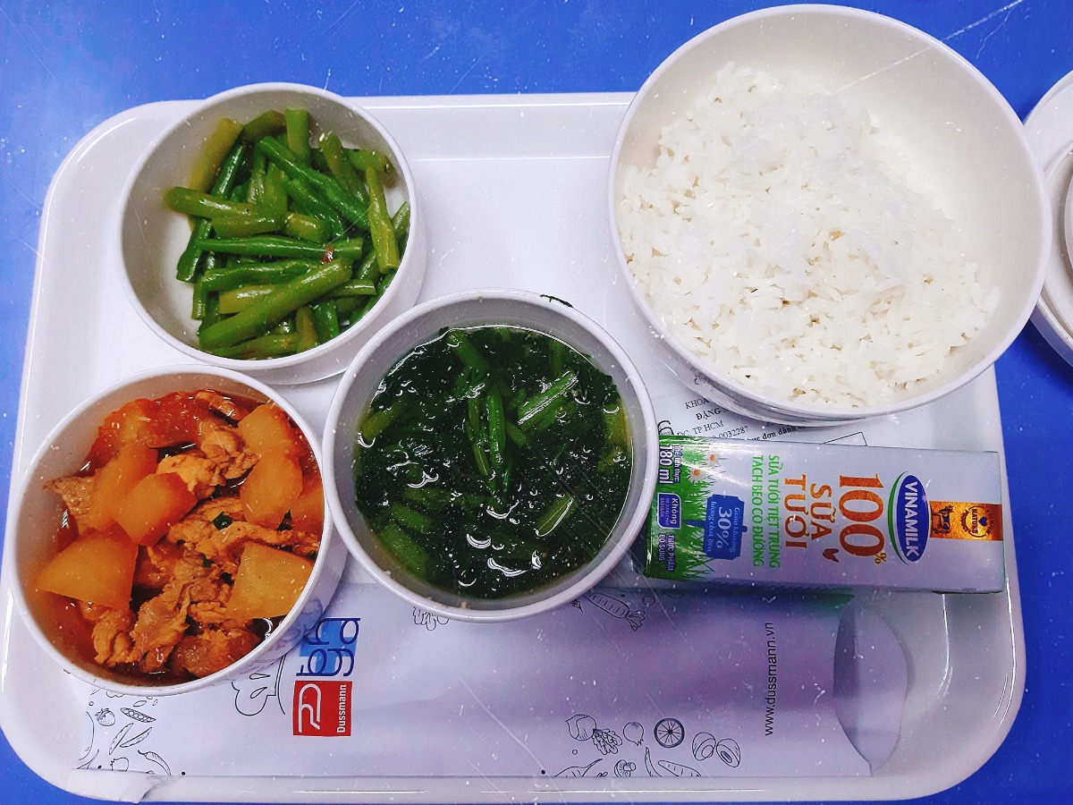 Review Đi đẻ bệnh viện Đại Học Y Dược CS1
Lúc khám thai, mình khám phòng khám ngoài, không theo bất cứ bác sĩ nào của bệnh viện đại học y dược cả. Các mẹ nào từng khám thai theo bác nào của y dược luôn càng tốt, vô lẹ nhanh chóng khi chuyển dạ 
Dự sanh của mình là ngày 19/5/2020, nhưng tối 13/4 mình đau bụng râm ran đến sáng 7h30 mình vỡ ối, dịch nâu huyết hồng, tức tốc đi phòng khám gần nhà trước bs bảo đã nở 3 phân nên đi bệnh viện sớm. Nhà cũng xa bệng viện DHYD nên mình đi mất 1 tiếng 
Lần đầu đi đẻ một mình 😑 vô tới cổng đã đc bảo vệ dìu cho ngồi xe lăn vô thẳng khoa cấp cứu khu B khoa phụ sản lầu 4. Vì đi 1 mình nên mình đc các chị y tá nhiệt tình giúp đỡ, nói chung là mấy chị rất dễ thương nhẹ nhàng. Do nở 5 phân rồi chưa kịp làm xét nghiệm máu nên chưa đc tiêm giảm đau. Ôi các mẹ nào trải qua cái cảnh này chắc không muốn đẻ nữa đâu 🙄 em phải chờ xn máu xong mới đc tiêm giảm đau, lúc đó nằm đo mornitor, lấy ven tay truyền dịch cái là đau quá em vừa la vừa khóc, bs cứ 5p khám 1 lần bảo nở lẹ quá, lên 8 phân rồi. Từ 10h35 đến 12h55 mình nở trọn 10 phân, lúc chuẩn bị rặn mình mới đc tiêm gây tê tủy sống liều thấp, chỉ vừa kịp cơn đau là đẻ thôi. Các sản phụ khác thì vào phòng sanh bth, mình đc đẩy vào phòng sanh gia đình chỉ có mấy chị y tá xung quanh xách đồ giúp mình cùng mình đi đẻ thôi à. Khoản này mấy chị y tá làm mình rất thoải mái dễ chịu vì xem như ng nhà vậy
Bác sĩ đỡ đẻ cho mình là bác Huỳnh Thị Phương Thảo, bác nhẹ nhàng, chu đáo, vết may tsm đẹp, mau lành. Mình sanh thường con 3kg2 bác khâu lại nên khi sinh xong về hồi sức sau 4 tiếng là mình đã đi lại đc và mấy ngày sau không cần thuốc giảm đau nữa vẫn đi lại phà phà 
Phòng tiêu chuẩn 2 sản phụ/ phòng. Một người nhà chăm nuôi nên khỏe re. Cơm ngày 3 cử, chế độ khoa học nên dù lần sau nữa vẫn chọn ở đây 
Tổng thiệt hại sinh thường: 12.224.000 (sinh thường) / 3 ngày mình khỏe là đc xuất viện về nhà, khỏe re 
Các mẹ nào băn khoăn thì tham khảo gói sinh bvdhyd, chỉ 10/10 không chê đc