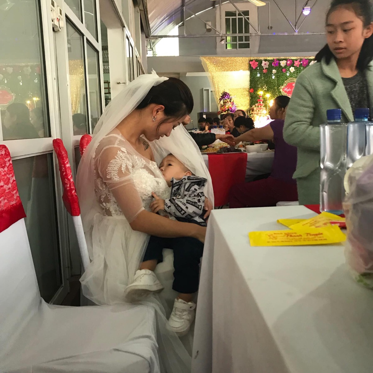 Nay đi chơi. Gặp con em đang bầu. 
Nó kêu "em bầu xấu quá.."
Xời.! Làm sao mà xấu bằng chị mày lúc bầu hả e.?
Cho nó xem ảnh. Nó tí ngất :(((
May mà đẻ xong đứa đầu nó trở về hình dạng ban đầu :))). Mới tự tin để cưới các mày ạ. 
Khoe với các mày hành trình từ lúc bầu tập 1 - cưới - bầu tập 2 - hp gia đình 4 ng - để các mày tự tin hơn khi bầu bí nhé.!!!
Edit 1 : nhiều người thắc mắc là sao đẻ xong mới cưới. Đơn giản là vì cả 2 vợ chồng tao đều ko muốn ba mẹ phải lo cho đám cưới. Nên 2vc tự tích cóp tiền mua nhà, mua xe rồi mới làm đám cưới. Đám cưới của mình mà, dùng tiền của mình nó mới thoải mái. Heee
Edit 2 : Cái ảnh gia đình tao đi con đờ rem. Các mày chê là tao dùng như phá - ý là chê chồng tao tã hả.?? Làm lão buồn, khóc mấy chậu nước mắt. Nên xin phép bổ sung thêm ảnh lão lúc bình thường nhé. Ảnh kia là nhà tao đi xuyên việt tận 26 ngày nên ko cắt tóc cắt tai gì, lại gió biển thổi nên nhìn hơi kinh tí thôi :))))

Nguồn: Trang Phạm