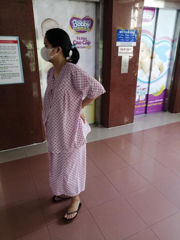 HÀNH TRÌNH ĐI ĐẺ MÙA CORONA
[Bài viết mang tinh chất chia sẻ cho các chị em đang mang bầu, có khả năng phải đẻ mổ và đặc biệt là chọn đẻ ở Bệnh viện Từ Dũ như mẹ Tom. Đồng thời, hi vọng các ông bố tương lai cũng sẽ hiểu, thương hơn những gì vk mình đã trải qua để tránh những câu nói chẳng hạn như “người ta đẻ ào ào 2-3 lần có sao đâu hay đẻ mổ có đau đâu mà rên,...” 😞 ]
Hành trình bắt đầu từ tuần 36, mẹ Tom nghỉ làm ở nhà chờ đẻ, lúc đi làm hay có thói quen uống nhiều nước nên không sao vừa nghỉ làm ở nhà thì bị thiếu ối (hoang mang lần 1), bác sĩ khuyên về uống sữa tươi không đường cho lên ối, mẹ Tom uống cũng tích cực lắm sau 1 tuần tái khám, ối không thấy tăng nhưng em Tom từ 3kg tăng lên 3,5kg =))))))))) (Hoang mang lần 2), đọc trên mạng có nhiều người 3,9-4kg vẫn đẻ thưởng được nên cũng hi vọng là mình vẫn đẻ thường được. Tới tuần 39, được đà, Tom lên kg không kiểm soát và chạm mốc 3,9 kg, bs bảo số kg này khả năng đẻ thường dễ bị rủi ro nên khuyên đẻ mổ, mà ở Từ Dũ phải đủ 4kg trở lên mới được đăng ký mổ nên cho về 2 ngày sau tái khám. Trộm vía, Tom cũng hợp tác, 2 ngày tái khám em lên 4kg nên bs hỏi mai bác có lịch trống mẹ muốn mổ luôn hông, hông biết lúc này mình có suy nghĩ đủ kỹ trước hay không mà book lịch luôn, tối về nghĩ lại mới thấy bắt đầu hơi sợ mà lỡ rồi chơi luôn :v :v
Sáng hôm 28/03, 5h sáng cả nhà dậy, chuẩn bị đồ đạc bắt xe lên thẳng Từ Dũ lúc 7h. Mùa dịch nên tới phòng cấp cứu có mình bầu được vào còn người nhà ngồi chờ ở ngoài. Công nhận lúc đó không biết ăn trúng gì mà ung dung dễ sợ, vào một mình mang bụng bầu đi làm thủ tục giấy tờ nhập viện, đi khám tử cung, tim thai, lấy máu xét nghiệm các kiểu sau đó vào phòng chờ được mổ. Đã phải nhịn đói từ 12h đêm hôm trước (mổ thì phải nhịn ăn nha mn) thêm cái ngồi chờ mệt nên mình cũng nằm ngủ 1 giấc, tới lúc dậy là tầm 12h kém thì nghe được đọc tên chuẩn bị lên phòng mổ. Tự nhiên có sự run nhẹ, bắt đầu chuỗi lo sợ dồn dập: 
- Lần 1 tra tấn lên tinh thần: vào thay đồ mổ, nằm lên giường, ngta đẩy vào phòng mổ, phòng hơi to, trống quắc chỉ có máy móc kèm 2 cái đèn polo siêu to khổng lồ 😊, nhỏ giờ chưa biết dao kéo là gì cho tới khi đi đẻ, nằm nhìn bóng đèn mà tưởng tưởng như mình sắp chết :v :v. Cũng hên là ngta chích gây tê tuỷ sống, tê hết phần dưới cộng với lấy màn che hết mặt nên ngoài cái đầu còn nhận thức thì không có chút cảm giác gì. Vừa nghe bs bảo là bắt đầu mổ nha, 5p sau là nghe tiếng em Tom khóc, 4,2kg bs nói - mình nghĩ trong đầu hên là quyết định mổ chớ kiểu này đẻ thường thì chỉ có banh phần dưới thôi các mẹ ạ =)))))))) thở phào nhẹ nhõm, Tom được để lên ngực mẹ để áp hơi, giờ là mình bỏ mặc bs khâu hay làm gì làm. Xong xuôi 2 mẹ con được đẩy xuống phòng hồi sức sau mổ, tới 6h kém được đưa về phòng riêng. Chích thuốc gây tê thì tuỳ cơ địa mỗi người nhưng thường gây cảm giác lạnh rợn gai ốc và nặng hơn là ói, nhưng nếu ráng ngủ được thì sẽ đỡ hơn nha. 
- Lần 2, tra tấn về mặt thể xác: trước giờ cứ nghe người ta nói “thấy 8 ông trời” còn chưa hình dung ra nhưng nó có thật các mẹ ạ =)))))))))). Nằm trên giường bệnh tới tầm 12h đêm, thuốc tê bắt đầu tan hết mới thấy đau tè vl, đó là hiển nhiên vì nguyên ngày có đi đâu kèm được truyền chắc 5-6 bình nước biển + thuốc giảm đau, nên tỉnh rồi chỉ có 1 cảm giác nếu hk đi vệ sinh là bể bóng đái, bắt đầu phải lọ mò nhờ người thân đỡ dậy. Ôi thốn, chưa bước chân xuống giường, chỉ cần hơi cuối nhẹ người khom dậy là đã thấy say sẩm mặt mày, đau như muốn đái ra quần, ôi cảm giác ấy không bao giờ quên được. Tới ngày hôm sau tập đi lại từ từ, nhưng đứng lên ngồi xuống còn khó khăn nên đã số là nằm một chỗ như bị liệt, vì cũng chưa có sữa Tom bú sữa ngoài nên tạm thời mẹ nó hơi phế =))))))
- Các mẹ chỉ cần vượt qua 2 mốc này thì hành trình đi đẻ gần như đã hoàn tất rồi nha :v :v 
————————-
Review về dịch vụ Từ Dũ
Trước giờ nghe Từ Dũ đông người nên khi chọn đẻ ở đây cũng sợ không có phòng phải nằm hành lang, hên ghê chắc ăn ở cũng tốt nên vào là Đăng ký được phòng 1 giường ở Khu H (giá 1tr/ ngày), khu này cũng dịch vụ nhưng tầm trung, mẹ nào ở Khu N thì Vip vs mắc hơn nha. Mẹ Tom chọn đẻ mổ dịch vụ được chỉ định Bác sĩ mổ nên thấy mọi thứ khá Ok, lúc làm thủ tục nhập viện thì đặt cọc trước 10 tr, tổng chi phí cuối cùng bao gồm mổ dịch vụ và tiền phòng ở 3 ngày, thuốc các kiểu sau khi trừ Bảo hiểm tầm gần 10tr (cũng rẻ hơn so với dự tính ban đầu nên thấy hơi bất ngờ). Các mẹ đi đẻ nhớ tháo hết dòng vàng bạc các kiểu ở nhà chớ không người ta cũng bắt tháo à trừ trường hợp không tháo dc thì phải làm cam kết các kiểu nên hơi mệt. 
Giấy tờ cần mang theo đi đẻ là CMND gốc và Thẻ Bảo hiểm Y tế gốc (nếu có), ngoài ra cần mang thêm bản photo CMND, thẻ Bảo hiểm và Sổ hộ khẩu có tên mẹ ( mỗi thứ 3 bản) để làm thủ tục nhập viện và Giấy chứng sinh cho bé. 
Ở Từ Dũ không có lo ăn hàng ngày nên gia đình phải tự đi mua. Tuy nhiên ở khu dịch vụ nên: bé được tắm rửa hàng ngày, có sẵn nước sôi được giao tới 2 lần/ ngày (5h30 sáng và 2h chiều) nên không cần mang bình thuỷ, có phòng xông ở lầu 5 khu H luôn nên các mẹ sẽ được cho đi xông hơi vùng kín nha =))), phòng mình ở có máy điều hoà và máy nước nóng lạnh, đặc biệt mình khá ưng ý là bé được kiểm tra khá kỹ bao gồm chích ngừa, xét nghiệm máu và kiểm tra di tật chỉnh hình như tay chân có quẹo hay không, mặt lệch,... các kiểu thì sẽ được tư vấn cách masage. Mùa dịch nên ở phòng bệnh chỉ có 1 người ở lại chăm, được phát thẻ thăm bệnh để kiểm soát, ngoài bé thì mẹ hay ai cũng phải đeo khẩu trang cho nên cảm giác đi đẻ trong mùa dịch nhưng khá yên tâm, các mẹ có đi đẻ trong mùa này cứ bình tĩnh nhé! 

Sau gần 10 tháng mang nặng đẻ đau, ngoài lời được cục vàng 4,2kg, còn có 1 bụng mỡ lỏng bỏng nhìn như bầu 4-5 tháng, một đường mổ nằm ngang và một tá vết rạng từ đùi, mông và bụng rạn đen, chắc nhìn gương gớm lắm nên giờ mẹ Tom cũng chưa có dám soi gương nữa :(((((( chưa kể nhiều khi mới đẻ sữa chưa về còn bị áp lực về tinh thần nữa nên các ông bố nên thấu hiểu và an ủi cho các mẹ đỡ tủi thân nha!

Cuối cùng, chúc các mẹ hạ cánh thành công hén =)))))))
Chào thân ái và quyết thắng!!!

Nguồn: Thảo Phạm