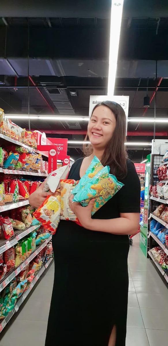 HÀNH TRÌNH LÀM MẸ, HÀNH TRÌNH LẤY LẠI VÓC DÁNG 🍀🍀🍀
Hôm nay con trai ngủ sớm, ngồi chia sẻ với các mẹ cảm xúc của bà mẹ 30 tuổi mới sinh con lần đầu 💕
Ngắm con trai 18 tháng ngủ ngoan, trải qua cùng con 18 tháng đầy cảm xúc, thấy lúc này bình yên thực sự.
Trước khi sinh bé mình là nhân viên ngân hàng khá bận rộn, ngoài kiến thức các cụ thân sinh truyền lại thì cũng vội dắt lưng vài quyển sách sinh sản và cóp nhặt kiến thức trên mạng. Tậm trạng vừa hồi hộp mong chờ, vừa lo lắng, bỡ ngỡ! 
Lúc lên bàn đẻ mình nặng 85kg, tăng 20kg so với trước khi mang bầu, mình cũng ăn uống có kiểm soát lắm nhưng do cơ thể hấp thụ tốt lại ko nghén nên tăng cân quá mức, bị tiểu đường thai kỳ!
Mình ko có cơn co nên đến ngày dự sinh bác sĩ chỉ định mổ. Trvia con nặng 3,93kg, khoẻ mạnh. Sau 4 ngày trong viện thì mình có sữa về, mình chịu khó ăn uống, vắt sữa đều nên sữa nhiều, tích trữ tủ lạnh con dùng đến 6 tháng.  
Vì chế độ ăn nhiều dinh dưỡng nên sau sinh mình cũng ko giảm cân được nhiều, béo xấu mà chồng lại trẻ nên mình quyết tâm thay đổi bản thân. Hiện giờ mình đã giảm đc 25kg 🥰
Hnay hứng chí chia sẻ với các mẹ sau sinh giảm cân hiệu quả mà nếu cho con bú vẫn ko ảnh hưởng đến sữa! 
🍀 Sau 1,5 tháng với mẹ đẻ thường, 3 tháng với mẹ đẻ mổ là có thể tập thể dục nhẹ nhàng, đi bộ, chạy chậm, tập động tác yoga đơn giản (trên youtube), tăng dần cường độ tập.
🍀 Tập Kegel ngày 2 lần: vừa đào thải sản dịch, thu hẹp cửa mình (mẹ nào chưa bít search google)
🍀 Uống trà vằng: vừa lợi sữa, vừa giảm cân
🍀 Chế độ ăn: tăng rau xanh, hoa quả, giảm tinh bột, chỉ uống sữa tươi ko đường nóng sau 8h tối (vừa kích sữa về vừa đỡ đói)
🍀 Sử dụng hỗ trợ của thuốc giảm cân thảo dược: loại ko ảnh hưởng đến sữa, chỉ làm giảm cảm giác thèm ăn (vì mẹ sau sinh luôn đói, ăn rất ngon miệng)
🍀 Bôi kem tan mỡ, đeo gen bụng ít nhất 8h/ngày (vết thương lành, hết sản dịch mới đeo gen nha)
🍀 Uống đủ nước, ngủ đủ giấc, nhờ sự trợ giúp của các thành viên trong gia đình trong việc chăm bé để tránh bị stress vì khi căng thẳng sẽ làm tăng cân!
Đó là tip cơ bản mình đã áp dụng thành công trong việc giảm cân 💕
Chúc các mom nuôi con khoẻ, dạy con ngoan, và đặc biệt phải luôn xinh đẹp nha 💕

Nguồn: Nguyễn Ngọc Tuyết