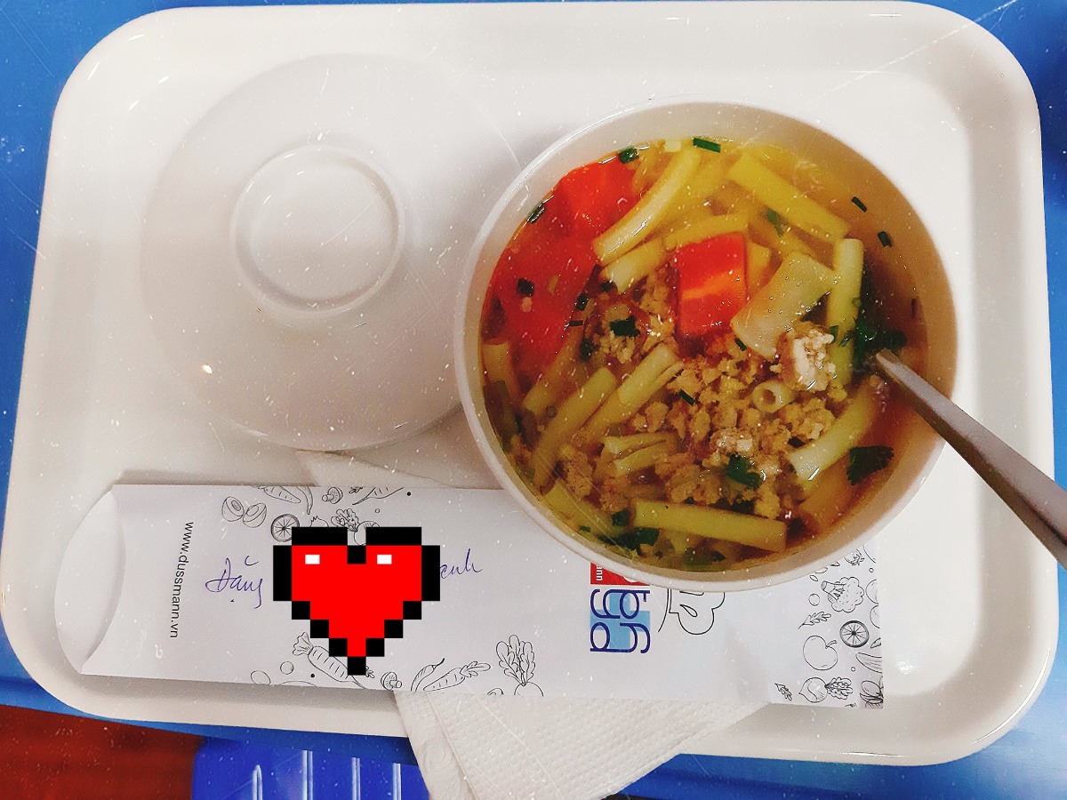 Review Đi đẻ bệnh viện Đại Học Y Dược CS1
Lúc khám thai, mình khám phòng khám ngoài, không theo bất cứ bác sĩ nào của bệnh viện đại học y dược cả. Các mẹ nào từng khám thai theo bác nào của y dược luôn càng tốt, vô lẹ nhanh chóng khi chuyển dạ 
Dự sanh của mình là ngày 19/5/2020, nhưng tối 13/4 mình đau bụng râm ran đến sáng 7h30 mình vỡ ối, dịch nâu huyết hồng, tức tốc đi phòng khám gần nhà trước bs bảo đã nở 3 phân nên đi bệnh viện sớm. Nhà cũng xa bệng viện DHYD nên mình đi mất 1 tiếng 
Lần đầu đi đẻ một mình 😑 vô tới cổng đã đc bảo vệ dìu cho ngồi xe lăn vô thẳng khoa cấp cứu khu B khoa phụ sản lầu 4. Vì đi 1 mình nên mình đc các chị y tá nhiệt tình giúp đỡ, nói chung là mấy chị rất dễ thương nhẹ nhàng. Do nở 5 phân rồi chưa kịp làm xét nghiệm máu nên chưa đc tiêm giảm đau. Ôi các mẹ nào trải qua cái cảnh này chắc không muốn đẻ nữa đâu 🙄 em phải chờ xn máu xong mới đc tiêm giảm đau, lúc đó nằm đo mornitor, lấy ven tay truyền dịch cái là đau quá em vừa la vừa khóc, bs cứ 5p khám 1 lần bảo nở lẹ quá, lên 8 phân rồi. Từ 10h35 đến 12h55 mình nở trọn 10 phân, lúc chuẩn bị rặn mình mới đc tiêm gây tê tủy sống liều thấp, chỉ vừa kịp cơn đau là đẻ thôi. Các sản phụ khác thì vào phòng sanh bth, mình đc đẩy vào phòng sanh gia đình chỉ có mấy chị y tá xung quanh xách đồ giúp mình cùng mình đi đẻ thôi à. Khoản này mấy chị y tá làm mình rất thoải mái dễ chịu vì xem như ng nhà vậy
Bác sĩ đỡ đẻ cho mình là bác Huỳnh Thị Phương Thảo, bác nhẹ nhàng, chu đáo, vết may tsm đẹp, mau lành. Mình sanh thường con 3kg2 bác khâu lại nên khi sinh xong về hồi sức sau 4 tiếng là mình đã đi lại đc và mấy ngày sau không cần thuốc giảm đau nữa vẫn đi lại phà phà 
Phòng tiêu chuẩn 2 sản phụ/ phòng. Một người nhà chăm nuôi nên khỏe re. Cơm ngày 3 cử, chế độ khoa học nên dù lần sau nữa vẫn chọn ở đây 
Tổng thiệt hại sinh thường: 12.224.000 (sinh thường) / 3 ngày mình khỏe là đc xuất viện về nhà, khỏe re 
Các mẹ nào băn khoăn thì tham khảo gói sinh bvdhyd, chỉ 10/10 không chê đc