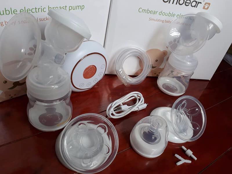 ••• [ REVIEW ] Đánh giá Avent hoa anh đào và các máy hút sữa hot nhất 2020 •••
Bài viết này em xin được review máy hút sữa Avent hoa anh đào, Medela, CM- Bear và một số máy khác. Các mẹ đừng tiếc tiền đầu tư một chiếc máy hút sữa xịn xò nhé. Vì nó sẽ theo mẹ cả quá trình dài, quyết định lượng sữa và cả tinh thần của mẹ nữa. Đừng tiếc tiền mua máy rẻ rồi mua về không hút được, hút đau quá , đâm sợ lại bỏ bê hút sữa. Rốt cục chả có sữa nên con phải ăn sữa công thức thì quá tội
Rồi nhiều mẹ bảo với em là không biết có sữa không, sợ ko có mua về phí. Càng nghĩ vậy thì càng không bao giờ có sữa vì càng ít sữa lại càng cần làm bạn với máy hút.
Các mẹ nên nhớ những giai đoạn đầu sau sinh là giai đoạn vàng. Nếu con chưa bú đc mẹ thì nhất định phải có máy hút sữa. Đừng để mãi mới hút rồi hỏi sao sữa ít thế, kích kiểu gì hả em?…thì em cũng xin chịu. Hãy luôn chuẩn bị những điều tốt đẹp nhất cho con yêu
🦜Review máy hút sữa Avent hoa tuyết (Avent Snow)
Ưu điểm
Ấn tượng đầu tiên là: Ôi đẹp lắm ấy, nhỏ gọn với thiết kế màu trắng trông rất sang chảnh luôn
Về lực hút: Máy hút sữa Avent Snow hút sâu và cạn sữa, nhẹ nhàng kinh khủng. Thậm chí nhẹ hơn lực mút của bé nhà em nữa ý, ko hề cảm giác đau luôn.
Đệm massage hình cánh hoa, không hề kéo hay hằn như medela pump nhưng vẫn hơi đau ạ
Màn hình sáng thuận tiện, hút ban đêm không cần bật điện hay phải rọi đèn. Có cả hiển thị phút hút, tạm dừng, hút/massage chỉnh tuỳ ý.
Dây hút được bịt 2 đầu ko lo bụi bẩn như dòng Medela
Nhược điểm
Vệ sinh em này theo mình là quá lỉnh kỉnh. Vì mỗi lần mình hút sữa xong cữ nào lại lách cách đi rửa và tiệt trùng đôi lúc phát ngại lên í
Bình sữa hơi bé, mỗi bình hút được 125ml.  Mỗi cữ em hút mỗi bên khoảng 150-160ml nếu bình to xíu thì hoàn hảo luôn ấy vì mua bình to quá cũng bất tiện. Hút cứ phải vừa hút vừa đổ ra túi
Phễu hút hơi to, mỗi lần sử dùng với áo hút sữa rảnh tay có phần bất tiện, không ôm sát, khó sử dụng. Nhiều khi hút xong đặt bình xuống phễu nặng quá đổ bình đổ cả sữa ra ngoài.
Nếu đầu ti hơi to thì không nên dùng em này vì sẽ bị chật ních. Em cũng thuộc dạng nhỏ mà còn thấy vừa khít
Sau 2 ngày dùng em này. Em đã cảm nhận quá là nản vì quá mệt mõi, nhiều phụ kiện lắt nhắt
🦜 Review máy hút sữa Medela Pump
Dòng Medela quá hot và thân quen rồi ạ. Tuổi đời siêu lâu trong làng hút sữa.
Ưu điểm
Giá thành của máy hút sữa Medela Pump ổn hơn Avent, phù hợp với nhiều mẹ.
Lực hút của Medela Pump mạnh, mẹ nào ti không nhạy cảm, ưa bạo lực thì dùng em này hợp lí.
Dòng này nổi về việc kích sữa, tăng lượng sữa
Máy cũng có chế độ massage và 7 cấp độ lực hút tuỳ chỉnh
Vệ sinh đồ hút siêu dễ, không lỉnh kỉnh mất thời gian
Có nhiều size phễu cho các mẹ lựa chọn, phù hợp với mẹ nào đầu ti to
Nhược điểm
Nếu mẹ nào ti nhạy cảm như em thì dùng máy hút sữa Medela Pump sẽ thấy cực đau và rát và dễ gây viêm tắc tuyến sữa
Chế độ massage chỉ 2p tự đổi sang chế độ hút. Ví dụ như mình ti nhạy cảm chỉ hút mức 1 thì thích dùng nấc massage hơn nhưng cứ được 2 phút nó lại nhảy sang chế độ hút.
Về độ ồn của máy thì em thấy ồn kinh khủng cũng đỡ hơn Hoa Tuyết tí thôi
🦜 Review máy hút sữa CMBEAR KICHILACHI REAL BUBEE
Ưu điểm
Giá thành rẻ, tầm 550k-850k tuỳ nơi
Lực hút mạnh
Nhỏ gọn xinh xắn
Dây sạc có đầu USB có thể cắm vào sạc dự phòng hoặc máy tính để sử dụng
Chạy êm, rung nhẹ không ồn lắm. Em dùng đợt nằm viện bị áp xe, kì cạch vắt liên tục chỉ sợ máy nào kêu to mọi người xung quanh không ngủ được.
Nhược điểm
Vệ sinh lỉnh kỉnh ngang máy hút sữa Avent, mỗi lần hút xong đi rửa là một cực hình. Em ở trong viện còn không có máy sấy đồ. Rửa xong ngồi lau lau cũng đủ hết ngày, lại còn phải hút liên tục.
Quảng cáo dành cho người hay bị tắc sữa mà mình thấy hút xong vẫn cảm giác như chưa kiệt hết ý. Nằm viện tắc sữa, chớm áp xe 1 tuần dùng máy này hút cả ngày cả đêm liên tục. Lúc nào bác sĩ kiểm tra cũng bắt hút tiếp vì ngực vẫn cứng. Cuối cùng lại phải xách máy khác vào hút, 2 hôm sau cục sưng giảm rõ rệt => ra viện
Đệm massage mình ko biết do có phải mình đang quen dùng Medela từ đầu không. Nhưng lắp vào thì vướng khó hút, bỏ ra thì ko hút được mấy
Không có màn hình led hay gì để nhìn cấp độ hút. Nhiều khi mình hút mình đang dùng chế độ gì, cấp độ nào mình cũng ko biết luôn.
Mạnh nhưng gây ĐAU đầu ti và KHÔNG KIỆT
🦜 Review máy hút sữa Cimilre
Đây là máy hút sữa hiện tại em đang dùng và rất rất hài lòng
Ưu điểm
Thân máy nhỏ gọn,
Tiếng máy khi hút là KHÔNG CÓ ĐỘ ỒN, nhẹ nhàng hơn Avent nhiều luôn. Đặt 2 máy cạnh nhau bật lên mà em giật mình vì độ rung nhẹ nhàng của em ý mọi người ạ. Ngồi trong chăn hút thoải mái mà không sợ bé tỉnh giấc
Mỗi lần sạc dùng được khoảng 3-4 lần hút (2 tiếng). Tiện lợi lắm luôn, em vừa hút vừa tha khắp nhà
Máy có thể nói nhịp hút êm như Avent nên nếu mẹ chọn để kích hút sữa thì quá ổn.
Nhịp hút như em bé ti, máy thiên về massage nên lượng sữa tiết ra rất nhanh, kiệt sữa hoàn toàn và không làm đầu ti bị bong rát hay đau, sướng cực (Điểm này cực giống Avent)
Là chiếc máy duy nhất hiện nay sử dụng 2 động cơ riêng biệt trong 1 chiếc máy. Các mẹ có thể sử dụng 2 chế độ khác nhau cho 2 bên ngực, 1 chiếc máy mà dùng như 2 máy bình thường lun ạ tiện lợi vô cùng. Thích hợp cho những mẹ lượng sữa 2 bên không đều
Em đã đo lực hút, Cimilre hút mạnh hơn cả Avent và Medela luôn. Avent và Medela chỉ tầm 200-250mmHg thôi. Cimilre tận 320-350mmHg cơ
Phụ kiện ít, mỗi lần vệ sinh rất nhẹ nhàng thoải mái. Mình mỗi lần hút chỉ cần tháo phễu, van trắng và bình đi rửa là ok, sướng
Vì phụ kiện nhẹ nên áo rảnh tay có thể hoàn thành tốt nhiệm vụ, ko cần giữ mỏi tay như Avent, vừa hút vừa làm việc vẫn ok
Đệm massage lắp vào hút nhẹ như không, tháo ra vẫn hút rất kiệt luôn nhé
Máy auto 30p là tự ngắn, không sợ các mẹ quên mà hút quá lâu gây tổn thương đầu ti.
Nhược điểm
Phễu chỉ có 1size duy nhất là size 28mm trong bộ máy (Thật ra em lấy máy chuẩn công ty nên nhân viên vẫn chăm sóc tận chân răng lấy nhỏ nhất là sz 24 của bộ đời đầu cho em). Nhưng các mẹ có vòng 1 khiêm tốn không lo nhé vì như e là dùng size 19 của medela nên phễu to lắp đệm massage là vừa khít hút đã lắm luôn. Tháo ra cũng vô tư hút không sợ đau đâu ạ
Máy nhỏ gọn nhưng vẫn không bỏ túi được nên vẫn phải cầm. Mẹ nào muốn vừa hút vừa quét nhà, nấu cơm thì vẫn phải cầm tay hoặc có máy hút sữa Cimilre F1 lực hút tương tự, cực nhỏ gọn chỉ có không hút 2 bên 2 chế độ riêng được thôi.
Van trắng phải rửa cẩn thận không sẽ bị rách
Tạm thời chỉ có vậy vì thực sự ưng lắm nên không biết chê gì cả
🦜 Review máy hút sữa Avent hoa anh đào
Ưu điểm
Về thiết kế: Máy hút sữa Avent hoa anh đào đẹp lắm lắm lắm các mẹ ơi, vẫn giữ nguyên thiết kế sang chảnh của máy hút sữa Avent Hoa Tuyết nhưng thay vào đó là màu hồng bánh bèo siêu cưng.
Về lực hút: Máy hút sữa Avent Snow hút sâu và nhưng vẫn có hiện tượng không kiệt sữa nhưng với Avent Hoa Đào lực hút khoẻ hơn, sâu hơn mà vẫn nhẹ nhàng kinh khủng. Thậm chí nhẹ hơn lực mút của Avent Hoa Tuyết nhưng vẫn siêu kiệt
Đệm massage máy hút sữa Avent hoa anh đào thiết kế đặc biệt, đệm dày nên hút cực êm, hút như không hút , không hề kéo hay hằn, không đau đầu ti như Avent Hoa Tuyết đâu ạ
Màn hình thiết kế y hệt Avent Hoa Tuyết, ánh sáng thuận tiện hút ban đêm không cần bật điện hay phải rọi đèn. Có cả hiển thị phút hút, tạm dừng, hút/massage chỉnh tuỳ ý
Dây hút được bịt 2 đầu không lo bụi bẩn hay nước vào máy như dòng Medela.
Vệ sinh dễ hơn máy hút sữa Avent Hoa Tuyết nhiều ạ, phễu Hoa Đào cổ ngắn nên vệ sinh dễ dàng hơn rất nhiều, số lượng phụ kiện thì vẫn như Hoa Tuyết nhưng rửa dễ hơn nên cũng đỡ mệt hơn ạ.
Phễu hút cổ ngắn hơn nên dễ sử dụng với áo hút sữa rảnh tay hơn Hoa Tuyết. Khi hút xong đặt bình xuống cũng KHÔNG bị đổ bình và sữa ra ngoài như Hoa Tuyết. MỘT SỰ CẢI TIẾN QUÁ TUYỆT VỜI
Nếu đầu ti hơi to không dùng được phiên bản Hoa Tuyết thì với Hoa Anh Đào THOẢI MÁI BON CHEN nhé các mẹ
ĐẶC BIỆT, CÓ THỂ NẰM NGẢ HÚT SỮA cực thoải mái, phụ hợp cho những mẹ sinh mổ hay bị đau lưng ạ. Ước mơ nằm hút đã trở thành hiện thực các mẹ ơi
Tiếng kêu của Avent Hoa Anh Đào cũng nhẹ nhành hơn Avent Hoa Tuyết nhiều đó ạ
Nhược điểm
Bình sữa vẫn giữ nguyên bình cũ 125ml như Hoa Tuyết nên vẫn hơi nhỏ, mỗi cữ em hút mỗi bên khoảng 150-160ml nên bình to xíu thì hoàn hảo luôn ạ. Điểm này khắc phục được nhé các mẹ, có thể thay bằng bình 260ml là ok tha hồ hút ạ
Giá thành HƠI chát, đắt gấp đôi so với Avent Hoa Tuyết đó ạ
Mong rằng chút ít kinh nghiệm chia sẻ sẽ giúp ích các mẹ trong vấn đề chọn máy hút sữa ạ
Nguồn : #mẹbắpcải