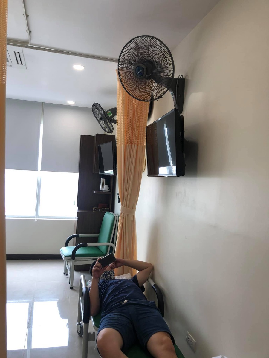 Review đi đẻ THU CÚC cho các mẹ đang lăn tăn nhé ạ
Trước khi chọn TC mình cũng phân vân nhiều nơi. Loại trừ Vin vs cả VP ra vì chi phí cao quá thì còn lại Hồng Ngọc, Thu Cúc, Bảo Sơn, Phương Đông... Nhìn chung cũng nhiều các bệnh viện TSTG tầm 30-40 trẹo, và bệnh viện nào cũng có Feeback tốt lẫn xấu cả, vì là kiểu gì cũng sẽ có người này người kia vì thế nên là chủ yếu mình thích đâu thì mình đăng kia đó thui.
Sau khi tham khảo các gói thì mình quyết định đăng kí TSTG từ 36w, đẻ mổ lần 2. Được khuyến mãi 35% mùa dịch khi đóng hết 1 cục còn 25.610K
Gói 36w gồm những gì?
- Gồm 3 lần khám thai (36w, 38w, trước sinh- cái này do mình chủ động lịch, nếu khám lần thứ 4 sẽ phát sinh theo giá của bệnh viện)
- Mổ lấy thai, gây tê cột sống, tiền lưu viện 72h (phòng cơ bản 2 giường vs mức giá 1,6tr/ngày)
- CP bỉm mẹ, bỉm con khi lưu viện
- Tắm bé, khám sơ sinh, khám mẹ trong quá trình lưu viện
- Vật tư y tế thuốc thang, quần áo, các chai truyền trong quá trình lưu viện
Chi phí có thể phát sinh ngoài gói bao gồm
1. Giảm đau 48h sau sinh (3,5triệu)
2. Up phòng vip 1 giường 2,4tr. Phòng vip 2 giường 2,9 triệu
3. Chọn bác sĩ 3-5triệu
4. Chọn giờ sinh 3-5tr (3tr đối vs giờ hành chính, 5tr đối vs giờ ngoài giờ hành chính)
5. Tiền xét nghiệm sàng lọc máu gót chân cho bé ( có gói 3 bệnh 600 vs gói 60 bệnh 3,6tr)
6. Tiền chiếu plasma vết mổ 250k/ lần
Về dịch vụ khám trc sinh
Đợt này dịch nên có vẻ các mẹ đổ về Thu Cúc khá nhiều, nên Rất Đông. Thời gian chờ đợi hơi nhiều nên khá mệt mỏi. Siêu âm tuỳ bác sĩ mà kĩ hay ko kĩ. Mình siêu âm lần đầu bác sĩ nào đó khá trẻ chỉ nói qua qua, 2 lần sau đều bác nghị SÂ mình thấy hài lòng. Siêu âm cân nặng chuẩn. Bác siêu âm 3080g, thì đẻ bạn Sumi 3000g. Nhiều ng bảo siêu âm cân nặng ko chuẩn thì mình cũng ko biết giải thích sao, nhưng mn p biết 1 điều là sâ lúc nào cũng có sai số
Đi đẻ
Mình đki mổ chủ động lúc 38w hơn (dựa theo dự kiến sinh 12w đầu mình siêu âm chỗ khác) 
Đki chọn giờ 3h30-4h30 chiều ngày 4/5. Thì đến khám và đki hoàn thiện hồ sơ ngày 3/5. Các y tá, bác sĩ nhiệt tình, nhẹ nhàng, được nâng như nâng trứng, hứng như hứng hoa. Các bạn lễ tân thì 1 câu dạ, hai câu vâng, nchung là cảm giác được làm thượng đế ce ạ. Khác hẳn vs cách phục vụ ở các viện công, kể cả khoa dịch vụ sản HN
 Chiều ngày 4/5 hai vk ck dắt díu nhau đi đẻ. Bệnh viện hẹn đến trc 2h để vệ sinh vs làm các thủ tục trc sinh mà 2 vk ck hóng quá đi trc hẳn 3,5h nên chờ hơi lâu. Đến nơi thì mình sẽ hoàn thiện 1 số cái 
-Bảo hiểm y tế
-Bảo hiểm bảo lãnh
-Thụt
- Tắm rửa sạch sẽ, nằm khô ráo nước
- Sát trùng khu vực mổ trc sinh lần 1( phòng chờ)
- Sát trùng khu vực mổ trc sinh lần 2 ( phòng mổ)
- Chờ được gọi vào phòng mổ
- Gây tê và mổ lấy thai
Trong quá trình mổ lấy thai, nhất cử nhất động của bác sĩ sẽ được y tá/ hộ lý nói lại vs mình. Các chị tươi như hoa như ngọc, thái độ cử chỉ nhẹ nhàng sẽ khiến các mẹ bớt sợ hãi và thoải mái hơn. Mình ko chọn bác sĩ vì mình nghĩ bv sẽ p chủ động sx người mổ phù hợp do lỡ có chuyện gì xảy ra, phía bv là ng bị ảnh hưởng đầu tiên. Vs cả mình tin tưởng các bsi =))) cuối cùng mình đc bsi Hằng phó khoa mổ cho, vết mổ rất đẹp. Kíp mổ đông lắm, có bsi gây tê, bsi mổ r y tá, hộ lý, cả ekip chụp ảnh chắc p hơn chục người. Ai cũng nhã nhặn lịch sự cả.
Con sinh ra sẽ được áp da mẹ, nếu ko vđ gì thì sau khi áp da mẹ sẽ được đi áp cả da bố
Bác sĩ lấy thai xong, y tá sẽ lau e bé, mặc quần áo và đi cân r thông báo cân nặng cho mẹ
Sau khi mổ xong các mẹ đc đưa về phòng hồi sức, chờ hết thuốc tê ( khoảng 2-3h tuỳ người)
Trong tg này cứ khoảng 15’ y tá lại đến đo huyết áp và kiểm tra vết mổ cho mẹ cẩn thận
Sau đó được chuyển về phòng lưu viện, lúc này sẽ được gặp người nhà và em bé ( nếu em bé bthg, ko gặp vấn đề gì)
Phòng lưu viện sạch sẽ, và khá đẹp, gọn gàng, tuy nhiên mình thấy hơi chật nếu để 2 sản phụ cùng ng nhà nằm. Bài trí cũng ko hợp lý cho lắm.
Mỗi ngày có 3-5 lượt vào thăm khám, truyền/ tiêm thuốc, vệ sinh cho mẹ
Trong phòng đầu giường mỗi sản phụ có 1 cái bấm chuông. Chỉ cần bấm 1 cái là các y tá, nữ hộ sinh xuất hiện ngay và luôn. Mẹ đau hay em bé tè, ị, khóc, đói chỉ cần bấm 1 cái tầm 30s sau các cô có mặt hỗ trợ r nên là bố mẹ nhàn lắm ko phải làm gì cả. Ck mình đi chăm vk ngủ tít mù lun
Lưu viện thì cơm ăn ngày 3 bữa, bữa sáng của sản phụ chủ yếu là cháo. Cháo trắng ăn ngay khi mổ về phòng, cháo thịt băm, cháo gà, cháo chân giò, cháo tim. Mình khuyên mn nên ăn chân giò vs tim vì các món còn lại ko ngon, mỗi hai món kia ngon thôi ạ
Cơm trưa, tối thì có sườn, tôm, bò, cá, thịt kho tàu ..... khá nhiều món khác nhau. Từ kinh nghiệm ăn thử của mình thấy có tôm, bò kho, vs sườn chua ngọt là ngon hơn cả, còn lại thì bình thường đến không ngon.
Cơm của sản phụ thì free, còn ng nhà thì giao động từ 65-95k ( mn nên chọn cho sản phụ món đắt và chọn cho ng nhà món rẻ để tiết kiệm chi phí ạ)
Ở viện 4 ngày 3 đêm thì xuất viện. Sẽ có y tá/ nữ hộ sinh đẩy mẹ và con xuống tầng 1. Bố xách đồ theo thôi. 
Ai có bhiem bảo lãnh, hoặc bhyt thì sẽ được lấy lại tiền ngay tại quầy luôn, rất tiện
Bệnh viện tặng mẹ bé 1 túi quà gồm 2 bộ quần áo, bỉm của moony, và 1 hộp lót sữa nhỏ của moony.
Đó, nchung là mình khá hài lòng. Các mẹ có thể update thêm TC như 1 đc đi đẻ hợp lí và sướng nhé ạ ^^

Nguồn: Mẹ Phạm Phương
