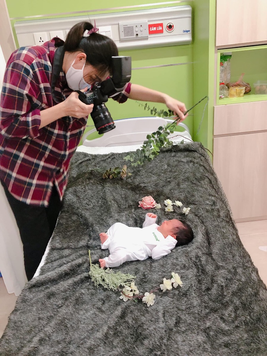 REVIEW ĐẺ TẠI BỆNH VIỆN BẢO SƠN

Vậy là đã 1 tháng trôi qua, kể từ ngày 2 mẹ con mình vượt cạn cùng các Y Bác Sỹ tại Bệnh viện Bảo Sơn.🌼
Khi vào nhóm chắc chắn cũng nhiều ng muốn tìm hiểu về dvu ở BS như e lúc đang tìm hiểu nên e sẽ chia sẻ chút vs mng.
 Hôm nay có time rảnh rỗi để ngồi viết chút review cho chị e tham khảo!
- Đứa đầu e chọn Phụ Sản HN vì tuyến đầu ngành cho yên tâm. E đẻ dịch vụ mà nghĩ đến h vẫn sợ, quá đông ạ, mở hết 10p r mà con e lại quậy quá nên bsy chỉ định mổ. Mổ xong 2 ngày thì về, chuyên môn khỏi phải bàn nhg dịch vụ thì chắc ai đi rồi sẽ hiểu.
- Đứa thứ 2 e quyết định mổ chủ động bvien tư. Vì đúng đợt dịch, phụ sản sẽ rất đông e cũng lo, mà cũng muốn vượt cạn dịch vụ tốt xíu. Sau khi tìm hiểu thì quyết định mổ lần 2 tại Bệnh Viện Đa Khoa Bảo Sơn.
👐🏻 Lần này, đi đẻ nhàn quá các bác ạ! E đến khám tuần thứ 36, thủ tục lm hồ sơ có nhân viên tư vấn lm hết, mih cũng k phải lz. Khám xét nghiệm trước sinh e thấy kỹ, nhiệt tình, có bạn tư vấn viên đưa đi khám từng khâu rất nhanh chóng, ko lo bỡ ngỡ. Khám xong sang ăn sáng tại Bảo Sơn Hotel rồi quay về lấy kết quả.
- Có những mức giá theo tuần đky tư lúc mới bầu cho tới lúc đẻ. E chọn gói 38w đẻ mổ lần 2. Đúng đợt này đang đc giảm giá. Đẻ xong lú quá e hay quên, mà cũng ck trả viện phí nên k nhớ chi tiết.
- Đi đẻ đúng nhàn tênh, các bác chỉ cần mang bộ quần áo của mẹ và bé hôm xuất viện thôi nhé. Đồ ở bệnh viện cbi cho đầy đủ hết rồi.
- Tiếp đến là hôm đi mổ chủ động. Cứ thế đi đến lên thẳng vào lm các bước trước mổ, xong xuôi chuyển vào phòng mổ. Lần này, cảm giác còn sợ hơn lần 1. Lần đầu đau đẻ e ko khóc đâu, bsy bảo mổ cái nước mắt chảy ròng ròng, cơ thể yếu ớt tn mổ xong tiếp xúc da với con xong ngất luôn nên thiếp đi khoảng 2,3 tiếng tỉnh dậy rồi mới đc chuyển về hậu phẫu. Nên mổ l2 e vẫn sợ lắm. Mà các bác sỹ, hộ sinh cứ cổ vũ, khích lệ tinh thần nên e cũng bớt lo. Nói chuyện đc vài câu thì thấy cu con oe oe ra chào mẹ roi. Lúc này cả ê kíp mổ lại tiếp tục nchuyen vs e rất vui và rôm rả. Lần mổ 2 này e ko ngất cơ mà cũng bị nôn 2 lần ở phòng hậu phẫu, xong phải tiêm chống nôn ms hết. Nchug cả 2 lần mổ e đều bị tác dụng của gây tê tuỷ sống.
- Chuyển về phòng thì e book phòng up lên phòng riêng là 1tr4/ngày. E ở viện 4 ngày.
Gói mình đky ở viện là phòng sẽ ở 2 sản phụ, e up lên thì ở 1 mình nên phát sinh thêm khoản này. Ở phòng thường thì có đủ 4 bữa cho sản phụ và 1 bữa sáng cho ng nhà sang khách sạn ăn. E up lên phòng dịch vụ thì cả ng nhà cũng đc mang 3 bữa tại phòng và phiếu ăn sáng bên khách sạn.
- Về phòng sau sinh, bác sỹ Cốc ( mổ chính) cho mình về hỏi han rất chu đáo và bác tiêm mũi giảm đau sau sinh cho mình cũng xuống hỏi han liên tục xem có đau ko, rồi kiểm tra ống giảm đau thg xuyên.
+ Đêm đầu tiên sau khi mổ xong các y bác sỹ vào hỏi han thường xuyên, cứ 1,2 tiếng lại có điều dưỡng vào ktra, thay dịch, tiêm kháng sinh. 
+ Hết giảm đau 48h lúc này e đau quá, thì mỗi ngày đc đặt 2 viên giảm đau nữa ko thì chắc xỉu qá.(mổ l2 đau hơn l1 gấp trăm lần ce ạ 🤣)
+ Tối có điều dưỡng trực phòng kế bên nếu cần gì cứ gọi họ sẽ thay bỉm, pha sữa,.... cho. Nhg mẹ vs ck e làm hết roi cũng ko gọi. Chỉ lúc nào e đau ms gọi, nhg tối họ cũng thi thoảng vào ktra rồi.
+ Bị tắc tia sữa lúc nửa đêm gọi điều dưỡng sang massage tay cho ko thì chắc hôm sau e là e bị nặng lun mất.
+ Dịch vụ tốt quá, nhiều sự quan tâm quá nên e ko nhớ hết mà kể chi tiết với mọi ng luôn. Nhiệt tình từ lao công vào dọn vệ sinh ngày 2 lần rất cẩn thận và niềm nở cho đến nhân viên bên khách sạn mang đồ ăn sang cũng rất nhiệt tình. 
+ Đồ ăn ngon, thay đổi menu mỗi ngày cho sản phụ lưah chọn đa dạng, ko bị ngán.
- Ngày nào bác sỹ cũng qua hỏi han. Hôm cuối xuất viện ra thanh toán thêm những khoản phát sinh và lấy giấy tờ rất nhanh.
- Bvien còn đặt thuốc đây dịch cho ra nhanh nên ve nhà e chỉ còn xíu dịch vài hôm là sạch, chứ ko như lần đầu về cả tháng ms sạch.
- Ngày nào cũng tiêm co dạ con nên sau mấy hôm ở viện về bụng e xẹp lép luôn, chứ ko như lần đầu về bung như cái rổ, da con co mấy tháng mới nhỏ lại.
- Chiếu tia laser giúp khô vết mổ nhanh. Tvia vết mổ đẹp lm ạ.
- Bệnh viện tặng quà sau sinh. Mẹ và bé sẽ đc care trong vòng 1 thánh sau sinh có vấn đề gì cứ xuống viện ktra ạ. Bsi Thắm nổi tiếng chữa tắc tia sữa tại bvien nói cứ tắc là xg gặp bác ko cần phải đi đâu chữa cả.
- À! Và khoản đo chỉ số BMI là e thích nhất. Bác Sỹ lên thực đơn bữa ăn dinh dưỡng đảm bảo sữa cho con mà mẹ lại về cân nặng lý tưởng với chiều cao.
+Trước bầu  e 53kg( vì đẻ đứa đầu xog khó giảm về dáng lúc con gái qá) lên bàn đẻ 69kg. 
Đẻ xong hôm về nhà cân là 62kg, Sau 10 ngày cân lại h còn 58kg. Đấy là e còn thèm quá nên ăn dư chỉ tiêu chút xíu, nếu ko chắc giảm nhanh nữa. Bác Sỹ đg lên chỉ tiêu cho e xg 48. Hy vọng thành công hihi 😋
- Bệnh viện còn tặng gói chụp ảnh newborn cho bé nữa ạ.
❤️❤️❤️ Nói chung e rất hài lòng về mọi dịch vụ ở bệnh viện. Tính ra e thấy rẻ chứ ko hề đắt chút nào so với chất lượng nhận đc.
Riêng tiền phòng ở chất lượng, thuốc thang chu đáo, mọi thứ bvien lo tất chi việc đi ng ko. Còn lần đầu e đi đẻ dịch vụ mà nghĩ thấy ngán thật sự.
💸Đợt này đang đc giảm giá khoảng 10triệu nên xong tất e hết khoảng 35tr.
Các chị cứ ib hỏi e khỏi phải lăn tăn ạ.
À mổ đắt hơn chứ đẻ thường thì rẻ 1 nửa đấy ạ. Đẻ thường còn ko phải mất 3trieu mũi giảm đau 48h sau mổ nữa.
👉🏻👉🏻👉🏻Đây là chút chia sẻ của e về quá trình đi đẻ, và chút review về Bệnh viện đa khoa Bảo Sơn cho chị e tham khảo ạ. Mong giúp ích đc cho chị e.