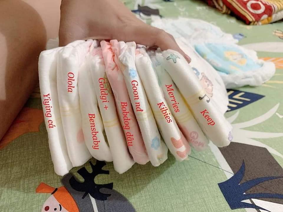 REVIEW BỈM
PART 1
Mình phải chia part vì với khoảng 35 loại đã nghiên cứu và cho Shin test thì viết rv cũng đần người, viết mãi k xong nên tách ra cho dễ! M chấm điểm theo thang điểm 5 nhé các mom, và đây là theo quan điểm cá nhân để các mom tham khảo, còn xem có hợp với bé k thì mn vẫn nên chọn loại thấy thích rồi test!
1. #Bobby sz xs: 2/5
dùng sơ sinh, lúc ấy k biết nhiều loại bỉm, thì cứ như thông lệ dùng thôi. Thay liên tục nên cũng k cảm nhận j lắm, tv bé k hăm. Giá #3k/ miếng sz XS
2. #Bensbaby (dán): 3/5
siêu mỏng, nhẹ, thấm hút khá tốt, nhưng thấm chậm, bé gái dùng k vđ, bé trai tè nhiều, vọt cần câu, có lúc bị thấm ra ngoài mà tã vẫn khô 😂. Cầm trên tay miếng bỉm khác hẳn Bobby, chợt thấy thương con quá, bobby cứng thấy mồ 😅😅😅. Ngoài tháng bé thay ngày hơn chục cái tã, nên dùng ok, kinh tế. Form nhỏ, gọn, mặt bỉm chần. Giá #3,1k sz S
3. #Yubest Angel (dán): 2/5
mỏng, bề mặt mềm mại, form Yb Angel to ngang hơn Bensbaby, bé dùng thì thấy hơi rườm rà. 😂😂😂. Thấm hút trung bình, thấm chậm, kinh tế, thay nhiều dùng ok. Giá #3,1k sz S. So với Bens mình chấm Bens hơn.
4. #Angel (dán): 3,5/5
Khá ưng với thiết kế bỉm, mỏng, nhẹ, mềm, form ngắn, thấm hút khá tốt. Mình dùng bịch trắng (cao cấp), mỗi miếng bỉm có 1 túi riêng. Rất ổn, k chê, nhưng chắc vì hình thức na ná nhiều loại trên tt nên k ấn tượng lắm với mức giá #5,6k sz S.
5. #Goldgi (dán): 3,5/5
Lúc này là mình đã bước 1 chân vào bắt đầu tìm hiểu các loại bỉm, đọc rv các kiểu, thấy nhiều m khen, nên 1 hôm mưa gió đã mua về dùng (dù vẫn còn kha khá bỉm 😂😂😂). Cảm giác khá giống Angel về form, chất lượng, độ mỏng, mềm, thấm hút, thấy tương tự, nhưng màu mè hấp dẫn hơn. Có lần nhỡ để 6-7 tiếng mới thay thấy thấm tốt, mông bé k ẩm, bề mặt bỉm khô, dàn đều (bé nhà mình bé trai, thường hay bị ụ 1 cục ở trước). Chắc sẽ dùng lại sau khi đi 1 vòng, giá #4,4k sz S
6. #Yiying cá (dán): 4/5
Lội rv được 1 mom share cho 10m sz S, đây là loại mỏng nhất từ trước đến thời điểm test yiying cá, siêu siêu mỏng ấy, rất mềm, chun mềm, ôm. Lúc ấy bé nhà m 5,6kg dùng 1 số bỉm S hằn hết r, nhưng lên sz dài đũng nên đc tư vấn dùng Yiying cá và Goldgi. Thấm hút khá tốt. Bé nhà mình vẫn xì xoẹt và tè nhiều nên mình thay thường xuyên, rất ấn tượng vì có lần bé k ị là quên k thay và cầm miếng bỉm đầy ự, nhưng đều và mông bé vẫn khô. Nhưng m nghĩ là nếu để thêm là sẽ tràn. Nên em này dùng ngày quá ổn. Giá #4,7k sz M
7. #Merries (dán M) 2/5
Thực ra sau khi đọc rv các kiểu, m k thích Merries lắm, vì đã nghe là dày bí, nhưng lại thử để xem vì sao M lại là bỉm quốc dân!!! Và kết quả là: thất vọng thực sự, cuối cùng k giải đáp đc câu hỏi vì sao!!! Ưu điểm: thấm hút tốt. Nhược điểm: dày, bí, mùi khai. Hơ hơ, và đến em này thì Shin đã biết thế nào là hăm (dù lần nào thay bỉm m cũng rửa và bôi kem Sudo). Giá 6k/ miếng M
8. #Keepfriend dán: 3,5/5
khá cứng, k mỏng như hàng Trung, nhưng mỏng hơn Merries, mặt bỉm chần, thấm hút tốt, k mùi. K ấn tượng lắm, giá khá chát 9k/miếng.
9. #Goon nội địa Nhật: 3,5/5
Mỏng, mềm hơn Merries, form đũng ngắn, mình thích form này, mặc k bị lùng nhùng. Thấm hút tốt, tuy vậy bé nhà m k hợp lắm, thấy bé hơi đỏ mình đổi luôn. Ah, có mùi nữa. Giá tầm 4k/ miếng dán.
10. #Kibies Hàn (dán): 3/5
dày, dài, mặt bỉm chần hình lục giác to chứ k chần nhỏ như các loại khác. Thấm hút khá, cảm thấy hơi giống Keep nhưng k bằng. Dồn bông, vón, k mùi. K đến nỗi nhưng k gây ấn tượng nên chắc sẽ k dùng lại. Bỉm này m đc cho và k thích nên k tìm hiểu giá, nhưng khá rẻ thì phải.
11. #Goodpartner (quần): 3/5
siêu mỏng, nhẹ, form to ngang + dài đũng 😂😂😂, thấm hút tốt nhưng sờ hơi sột soạt, kiểu nilon và hơi có mùi. Dùng ngày thay 3-4h thì ổn, kinh tế. Giá 2,8k/ miếng quần M
13. #Goukid (quần): 3,5/5
form nhỏ, miếng bỉm cũng khá mềm, k dày, thấm hút khá tốt, m để 6-7 tiếng ok, dàn đều, k khai. Nhưng thiết kế khá xấu 😅😅😅, k ấn tượng lắm. Giá 3,5k/ miếng.
Nguồn: Lee Tom