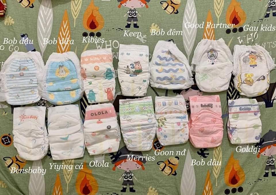 REVIEW BỈM
PART 1
Mình phải chia part vì với khoảng 35 loại đã nghiên cứu và cho Shin test thì viết rv cũng đần người, viết mãi k xong nên tách ra cho dễ! M chấm điểm theo thang điểm 5 nhé các mom, và đây là theo quan điểm cá nhân để các mom tham khảo, còn xem có hợp với bé k thì mn vẫn nên chọn loại thấy thích rồi test!
1. #Bobby sz xs: 2/5
dùng sơ sinh, lúc ấy k biết nhiều loại bỉm, thì cứ như thông lệ dùng thôi. Thay liên tục nên cũng k cảm nhận j lắm, tv bé k hăm. Giá #3k/ miếng sz XS
2. #Bensbaby (dán): 3/5
siêu mỏng, nhẹ, thấm hút khá tốt, nhưng thấm chậm, bé gái dùng k vđ, bé trai tè nhiều, vọt cần câu, có lúc bị thấm ra ngoài mà tã vẫn khô 😂. Cầm trên tay miếng bỉm khác hẳn Bobby, chợt thấy thương con quá, bobby cứng thấy mồ 😅😅😅. Ngoài tháng bé thay ngày hơn chục cái tã, nên dùng ok, kinh tế. Form nhỏ, gọn, mặt bỉm chần. Giá #3,1k sz S
3. #Yubest Angel (dán): 2/5
mỏng, bề mặt mềm mại, form Yb Angel to ngang hơn Bensbaby, bé dùng thì thấy hơi rườm rà. 😂😂😂. Thấm hút trung bình, thấm chậm, kinh tế, thay nhiều dùng ok. Giá #3,1k sz S. So với Bens mình chấm Bens hơn.
4. #Angel (dán): 3,5/5
Khá ưng với thiết kế bỉm, mỏng, nhẹ, mềm, form ngắn, thấm hút khá tốt. Mình dùng bịch trắng (cao cấp), mỗi miếng bỉm có 1 túi riêng. Rất ổn, k chê, nhưng chắc vì hình thức na ná nhiều loại trên tt nên k ấn tượng lắm với mức giá #5,6k sz S.
5. #Goldgi (dán): 3,5/5
Lúc này là mình đã bước 1 chân vào bắt đầu tìm hiểu các loại bỉm, đọc rv các kiểu, thấy nhiều m khen, nên 1 hôm mưa gió đã mua về dùng (dù vẫn còn kha khá bỉm 😂😂😂). Cảm giác khá giống Angel về form, chất lượng, độ mỏng, mềm, thấm hút, thấy tương tự, nhưng màu mè hấp dẫn hơn. Có lần nhỡ để 6-7 tiếng mới thay thấy thấm tốt, mông bé k ẩm, bề mặt bỉm khô, dàn đều (bé nhà mình bé trai, thường hay bị ụ 1 cục ở trước). Chắc sẽ dùng lại sau khi đi 1 vòng, giá #4,4k sz S
6. #Yiying cá (dán): 4/5
Lội rv được 1 mom share cho 10m sz S, đây là loại mỏng nhất từ trước đến thời điểm test yiying cá, siêu siêu mỏng ấy, rất mềm, chun mềm, ôm. Lúc ấy bé nhà m 5,6kg dùng 1 số bỉm S hằn hết r, nhưng lên sz dài đũng nên đc tư vấn dùng Yiying cá và Goldgi. Thấm hút khá tốt. Bé nhà mình vẫn xì xoẹt và tè nhiều nên mình thay thường xuyên, rất ấn tượng vì có lần bé k ị là quên k thay và cầm miếng bỉm đầy ự, nhưng đều và mông bé vẫn khô. Nhưng m nghĩ là nếu để thêm là sẽ tràn. Nên em này dùng ngày quá ổn. Giá #4,7k sz M
7. #Merries (dán M) 2/5
Thực ra sau khi đọc rv các kiểu, m k thích Merries lắm, vì đã nghe là dày bí, nhưng lại thử để xem vì sao M lại là bỉm quốc dân!!! Và kết quả là: thất vọng thực sự, cuối cùng k giải đáp đc câu hỏi vì sao!!! Ưu điểm: thấm hút tốt. Nhược điểm: dày, bí, mùi khai. Hơ hơ, và đến em này thì Shin đã biết thế nào là hăm (dù lần nào thay bỉm m cũng rửa và bôi kem Sudo). Giá 6k/ miếng M
8. #Keepfriend dán: 3,5/5
khá cứng, k mỏng như hàng Trung, nhưng mỏng hơn Merries, mặt bỉm chần, thấm hút tốt, k mùi. K ấn tượng lắm, giá khá chát 9k/miếng.
9. #Goon nội địa Nhật: 3,5/5
Mỏng, mềm hơn Merries, form đũng ngắn, mình thích form này, mặc k bị lùng nhùng. Thấm hút tốt, tuy vậy bé nhà m k hợp lắm, thấy bé hơi đỏ mình đổi luôn. Ah, có mùi nữa. Giá tầm 4k/ miếng dán.
10. #Kibies Hàn (dán): 3/5
dày, dài, mặt bỉm chần hình lục giác to chứ k chần nhỏ như các loại khác. Thấm hút khá, cảm thấy hơi giống Keep nhưng k bằng. Dồn bông, vón, k mùi. K đến nỗi nhưng k gây ấn tượng nên chắc sẽ k dùng lại. Bỉm này m đc cho và k thích nên k tìm hiểu giá, nhưng khá rẻ thì phải.
11. #Goodpartner (quần): 3/5
siêu mỏng, nhẹ, form to ngang + dài đũng 😂😂😂, thấm hút tốt nhưng sờ hơi sột soạt, kiểu nilon và hơi có mùi. Dùng ngày thay 3-4h thì ổn, kinh tế. Giá 2,8k/ miếng quần M
13. #Goukid (quần): 3,5/5
form nhỏ, miếng bỉm cũng khá mềm, k dày, thấm hút khá tốt, m để 6-7 tiếng ok, dàn đều, k khai. Nhưng thiết kế khá xấu 😅😅😅, k ấn tượng lắm. Giá 3,5k/ miếng.
Nguồn: Lee Tom